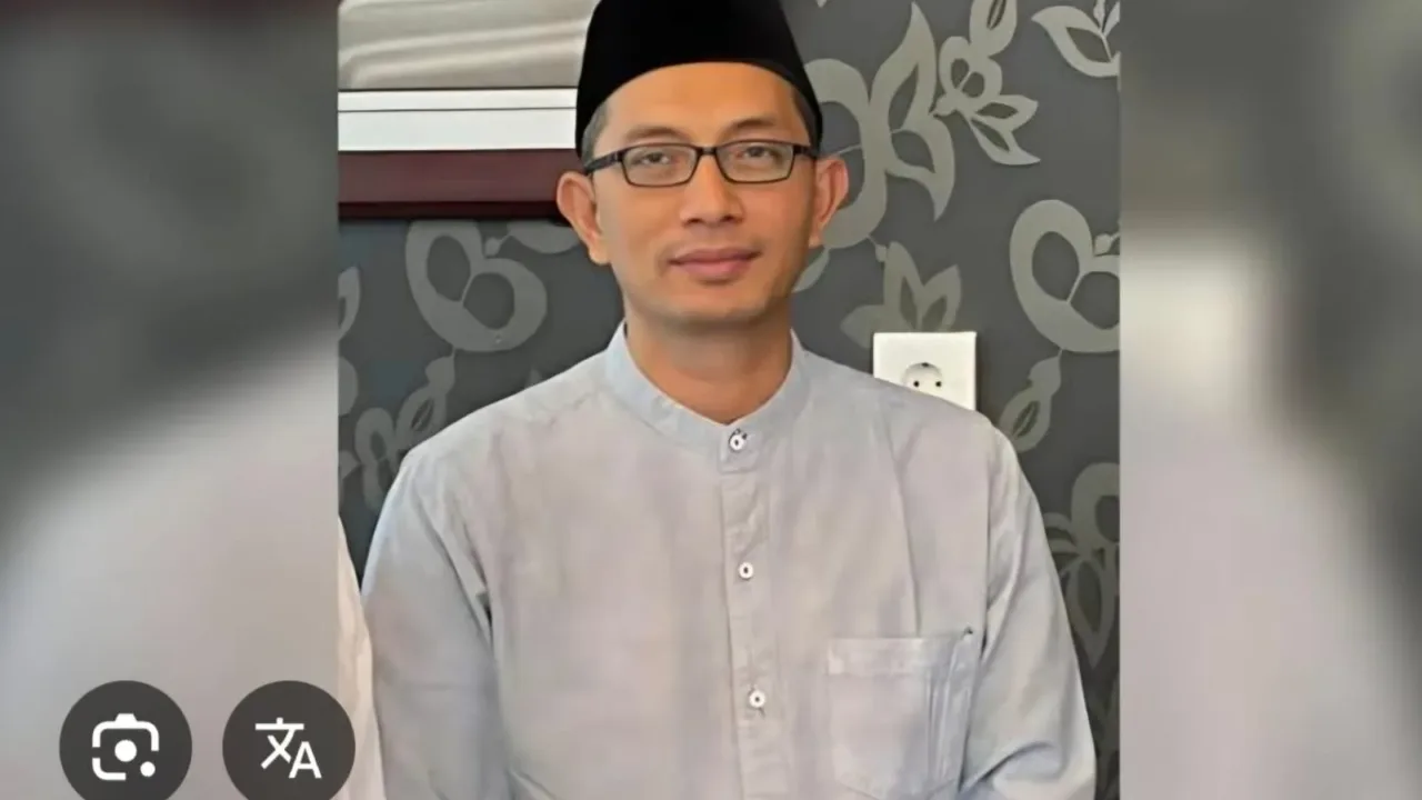 Setahun sejak pelantikan pada 20 Oktober 2024, kepemimpinan Presiden Prabowo Subianto bersama Kabinet Merah Putih telah menorehkan sejumlah capaian signifikan, namun juga menghadapi tantangan kompleks baik di ranah nasional maupun global. Dengan visi “Asta Cita” yang menitikberatkan pada kemandirian ekonomi, kesejahteraan rakyat, dan stabilitas nasional, Prabowo memulai masa jabatannya dengan modal politik kuat: kemenangan telak (58,6% suara) dan dukungan koalisi besar. Dalam wawancara di Yogyakarta (19/10), Ketua Bintang Muda Indonesia (BMI) Farkhan Evendi, akrab disapa Gus Farkhan, menyampaikan apresiasi atas program sosial dan stabilitas nasional, namun menyoroti tantangan ekonomi, inefisiensi birokrasi, dan perlunya diplomasi yang lebih proaktif. Apresiasi Gus Farkhan memuji program Makan Bergizi Gratis (MBG), diluncurkan Januari 2025, yang menjangkau jutaan anak sekolah, balita, serta ibu hamil dan menyusui, membantu menekan stunting dan malnutrisi. “MBG menunjukkan komitmen Prabowo pada rakyat kecil, rasanya memang agak berbeda dengan program awal Jokowi, atau pendekatan teknokratis SBY,” ujar Gus Farkhan. Survei Kompas Litbang (Januari 2025) mencatat kepuasan publik mencapai 80,9%, jauh di atas Jokowi dan SBY di tahun pertama. Di sektor ekonomi, kebijakan seperti kenaikan UMP (November 2024), pengampunan utang UMKM, dan pendirian bank bullion emas dinilai BMI sebagai langkah berani. Pemindahan ibu kota ke Nusantara (target 2028) dan Proyek Strategis Nasional Merauke untuk ketahanan pangan memperkuat stabilitas nasional. Program beasiswa pemuda Papua juga dinilai efektif mengurangi ketegangan sosial di daerah terpencil. Di kancah global, bergabungnya Indonesia ke BRICS (2025) dan diplomasi “1.000 teman, 1 musuh terlalu banyak” juga disebut lebih dinamis. Gus Farkhan juga menyoroti langkah tepat Prabowo dalam hubungan internasional, termasuk misalnya dalam menunjuk Agus Harimurti Yudhoyono (AHY), Menteri Koordinator Bidang Infrastruktur dan Pembangunan Kewilayahan, sebagai duta khusus untuk misi diplomatik ke Tiongkok pada September 2025, menghadiri Parade Victory Day dan membahas kerjasama infrastruktur, investasi, serta stabilitas regional seperti isu Laut China Selatan. “Keputusan mengutus AHY itu tepat, mengingat sekaligus memanfaatkan pengalaman militer dan jaringan politik AHY dari era SBY, menghasilkan penguatan hubungan ekonomi melalui potensi investasi Belt and Road Initiative, gestur netralitas Indonesia di tengah ketegangan geopolitik, menjadikannya langkah sukses yang memperkuat citra Indonesia sebagai mitra strategis,” terang Gus Farkhan. Tantangan dan Kritik Namun, BMI menyoroti sejumlah kelemahan. Kabinet Merah Putih, dengan puluhan menteri dan wakil menteri, dianggap terlalu gemuk, padahal sering mengkampanyekan pentingnya efisiensi. “Prabowo perlu efisiensi dan independensi lebih besar dari bayang-bayang Jokowi,” kata Farkhan, merujuk pada pengaruh kuat Jokowi melalui figur-figur lama. Selain itu, bidang ekonomi juga masih menjadi perhatian utama. Pertumbuhan melambat akibat pemangkasan anggaran proyek tanpa sumber pertumbuhan baru, berbeda dengan fokus infrastruktur Jokowi. Kenaikan PPN untuk barang mewah dan wacana ekspatriat di BUMN memicu polemic. Kelangkaan LPG 3 kg dan naiknya pengangguran memperburuk daya beli. “MBG populer, tapi kualitas makanan dan keterlibatan militer berlebihan perlu diperbaiki,” ujar Farkhan. Secara global, wacana keluar dari Perjanjian Paris dinilai kurang baik pada reputasi lingkungan Indonesia yang sudah lama dibangun, komitmen SBY pada REDD+ hingga energi hijau. Bagaimana ke Depan? BMI mendesak reformasi kabinet untuk efisiensi, stimulus ekonomi yang inklusif, serta komitmen pada HAM dan lingkungan. “Kami ingin lapangan kerja bagi pemuda dan kebijakan yang responsif. Indonesia harus pimpin isu global, seperti Jokowi di G20, sambil belajar dari koordinasi era SBY,” ujar Farkhan. Gus Farkhan juga menekankan perlunya diversifikasi ekspor dan rantai pasok domestik untuk hadapi dinamika global, dengan pemuda sebagai mitra strategis. Gus Farkhan optimistis Prabowo dapat mempercepat transformasi Indonesia. “Setahun ini menunjukkan kemampuan eksekutif yang solid, tapi ekonomi dan diplomasi perlu perbaikan cepat. Kami, pemuda Demokrat, mendukung visi Indonesia Emas 2045, asal Prabowo memimpin dengan independensi dan inovasi,” tutupnya. BMI berharap tahun kedua menjadi titik balik menuju pemerintahan yang lebih inklusif dan Tangguh.