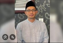 Setahun Sejak Pelantikan Pada 20 Oktober 2024, Kepemimpinan Presiden Prabowo Subianto Bersama Kabinet Merah Putih Telah Menorehkan Sejumlah Capaian Signifikan, Namun Juga Menghadapi Tantangan Kompleks Baik Di Ranah Nasional Maupun Global. Dengan Visi “Asta Cita” Yang Menitikberatkan Pada Kemandirian Ekonomi, Kesejahteraan Rakyat, Dan Stabilitas Nasional, Prabowo Memulai Masa Jabatannya Dengan Modal Politik Kuat: Kemenangan Telak (58,6% Suara) Dan Dukungan Koalisi Besar. Dalam Wawancara Di Yogyakarta (19/10), Ketua Bintang Muda Indonesia (Bmi) Farkhan Evendi, Akrab Disapa Gus Farkhan, Menyampaikan Apresiasi Atas Program Sosial Dan Stabilitas Nasional, Namun Menyoroti Tantangan Ekonomi, Inefisiensi Birokrasi, Dan Perlunya Diplomasi Yang Lebih Proaktif. Apresiasi Gus Farkhan Memuji Program Makan Bergizi Gratis (Mbg), Diluncurkan Januari 2025, Yang Menjangkau Jutaan Anak Sekolah, Balita, Serta Ibu Hamil Dan Menyusui, Membantu Menekan Stunting Dan Malnutrisi. “Mbg Menunjukkan Komitmen Prabowo Pada Rakyat Kecil, Rasanya Memang Agak Berbeda Dengan Program Awal Jokowi, Atau Pendekatan Teknokratis Sby,” Ujar Gus Farkhan. Survei Kompas Litbang (Januari 2025) Mencatat Kepuasan Publik Mencapai 80,9%, Jauh Di Atas Jokowi Dan Sby Di Tahun Pertama. Di Sektor Ekonomi, Kebijakan Seperti Kenaikan Ump (November 2024), Pengampunan Utang Umkm, Dan Pendirian Bank Bullion Emas Dinilai Bmi Sebagai Langkah Berani. Pemindahan Ibu Kota Ke Nusantara (Target 2028) Dan Proyek Strategis Nasional Merauke Untuk Ketahanan Pangan Memperkuat Stabilitas Nasional. Program Beasiswa Pemuda Papua Juga Dinilai Efektif Mengurangi Ketegangan Sosial Di Daerah Terpencil. Di Kancah Global, Bergabungnya Indonesia Ke Brics (2025) Dan Diplomasi “1.000 Teman, 1 Musuh Terlalu Banyak” Juga Disebut Lebih Dinamis. Gus Farkhan Juga Menyoroti Langkah Tepat Prabowo Dalam Hubungan Internasional, Termasuk Misalnya Dalam Menunjuk Agus Harimurti Yudhoyono (Ahy), Menteri Koordinator Bidang Infrastruktur Dan Pembangunan Kewilayahan, Sebagai Duta Khusus Untuk Misi Diplomatik Ke Tiongkok Pada September 2025, Menghadiri Parade Victory Day Dan Membahas Kerjasama Infrastruktur, Investasi, Serta Stabilitas Regional Seperti Isu Laut China Selatan. “Keputusan Mengutus Ahy Itu Tepat, Mengingat Sekaligus Memanfaatkan Pengalaman Militer Dan Jaringan Politik Ahy Dari Era Sby, Menghasilkan Penguatan Hubungan Ekonomi Melalui Potensi Investasi Belt And Road Initiative, Gestur Netralitas Indonesia Di Tengah Ketegangan Geopolitik, Menjadikannya Langkah Sukses Yang Memperkuat Citra Indonesia Sebagai Mitra Strategis,” Terang Gus Farkhan. Tantangan Dan Kritik Namun, Bmi Menyoroti Sejumlah Kelemahan. Kabinet Merah Putih, Dengan Puluhan Menteri Dan Wakil Menteri, Dianggap Terlalu Gemuk, Padahal Sering Mengkampanyekan Pentingnya Efisiensi. “Prabowo Perlu Efisiensi Dan Independensi Lebih Besar Dari Bayang-Bayang Jokowi,” Kata Farkhan, Merujuk Pada Pengaruh Kuat Jokowi Melalui Figur-Figur Lama. Selain Itu, Bidang Ekonomi Juga Masih Menjadi Perhatian Utama. Pertumbuhan Melambat Akibat Pemangkasan Anggaran Proyek Tanpa Sumber Pertumbuhan Baru, Berbeda Dengan Fokus Infrastruktur Jokowi. Kenaikan Ppn Untuk Barang Mewah Dan Wacana Ekspatriat Di Bumn Memicu Polemic. Kelangkaan Lpg 3 Kg Dan Naiknya Pengangguran Memperburuk Daya Beli. “Mbg Populer, Tapi Kualitas Makanan Dan Keterlibatan Militer Berlebihan Perlu Diperbaiki,” Ujar Farkhan. Secara Global, Wacana Keluar Dari Perjanjian Paris Dinilai Kurang Baik Pada Reputasi Lingkungan Indonesia Yang Sudah Lama Dibangun, Komitmen Sby Pada Redd+ Hingga Energi Hijau. Bagaimana Ke Depan? Bmi Mendesak Reformasi Kabinet Untuk Efisiensi, Stimulus Ekonomi Yang Inklusif, Serta Komitmen Pada Ham Dan Lingkungan. “Kami Ingin Lapangan Kerja Bagi Pemuda Dan Kebijakan Yang Responsif. Indonesia Harus Pimpin Isu Global, Seperti Jokowi Di G20, Sambil Belajar Dari Koordinasi Era Sby,” Ujar Farkhan. Gus Farkhan Juga Menekankan Perlunya Diversifikasi Ekspor Dan Rantai Pasok Domestik Untuk Hadapi Dinamika Global, Dengan Pemuda Sebagai Mitra Strategis. Gus Farkhan Optimistis Prabowo Dapat Mempercepat Transformasi Indonesia. “Setahun Ini Menunjukkan Kemampuan Eksekutif Yang Solid, Tapi Ekonomi Dan Diplomasi Perlu Perbaikan Cepat. Kami, Pemuda Demokrat, Mendukung Visi Indonesia Emas 2045, Asal Prabowo Memimpin Dengan Independensi Dan Inovasi,” Tutupnya. Bmi Berharap Tahun Kedua Menjadi Titik Balik Menuju Pemerintahan Yang Lebih Inklusif Dan Tangguh.