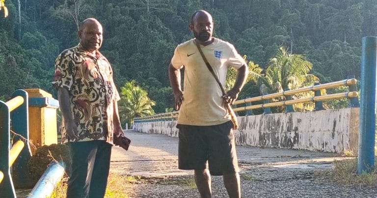 Pengurus Gerakan Nusantara 08 Provinsi Papua Tengah Dan Gerakan Ekonomi Kreatif 08 (Gerak 08) Secara Resmi Menyurati Presiden Republik Indonesia Prabowo Subianto Terkait Permintaan Klarifikasi Atas Kelanjutan Proyek Pembangkit Listrik Tenaga Air (Plta) Kalibumi Nabire Yang Hingga Kini Belum Terlaksana Secara Maksimal, Meski Telah Direncanakan Sejak Tahun 1996. Surat Dengan Nomor 01/Pgge/Pt/2025 Itu Ditandatangani Langsung Oleh Yusak Ernes Tebay, Ketua Gerak 08 Papua Tengah. Dalam Surat Tersebut, Pihaknya Menyampaikan Keresahan Masyarakat Terhadap Lambatnya Realisasi Proyek Yang Masuk Dalam Ruptl Pt Pln (Persero) Dan Mendapat Dukungan Pendanaan Dari Lembaga Internasional. “Proyek Ini Sudah Lama Dijanjikan Dan Masuk Dalam Ruptl, Bahkan Sudah Dapat Pendanaan Dari Bank Pembangunan Jerman (Kfw), Namun Belum Ada Kemajuan Berarti Di Lapangan,” Ujar Yusak Dalam Pernyataannya 20 Oktober 2025. Masyarakat Papua Tengah, Khususnya Di Sekitar Lokasi Proyek Di Kabupaten Nabire, Juga Mengeluhkan Ketidakjelasan Proses Ganti Rugi Tanah Ulayat. Gerak 08 Menilai Bahwa Hanya Sebagian Kelompok Masyarakat Yang Menerima Kompensasi, Sedangkan Sebagian Besar Tanah Adat Belum Diperhitungkan Secara Adil Dan Transparan. “Kami Menduga Ada Ketidakberesan Dalam Proses Ganti Rugi. Tanah Ulayat Milik Masyarakat Adat Seharusnya Diperhitungkan Secara Menyeluruh Dan Adil, Bukan Hanya Untuk Segelintir Kelompok,” Tegas Yusak. Gerak 08 Bahkan Menyinggung Adanya Dugaan Praktik Korupsi Yang Menyebabkan Proyek Plta Kalibumi Terus Mengalami Penundaan. Mereka Meminta Presiden Prabowo Subianto Untuk Turun Tangan Langsung Dalam Mengawasi Dan Membersihkan Proyek Dari Oknum-Oknum Yang Terlibat. “Jika Memang Ada Persoalan Perizinan Atau Mafia Proyek, Kami Minta Presiden Bertindak. Jangan Biarkan Pembangunan Di Papua Tengah Tersandera Kepentingan Segelintir Orang,” Tambah Yusak. Proyek Plta Kalibumi Nabire Disebut Sebagai Salah Satu Program Strategis Yang Seharusnya Mendukung Pasokan Listrik Berkelanjutan Di Papua Tengah. Dalam Suratnya, Gerak 08 Menyayangkan Bahwa Hingga 2025, Proyek Ini Belum Menunjukkan Hasil Meski Nilainya Mencapai Triliunan Rupiah. Sebagai Pelengkap Laporan, Masyarakat Juga Menyerahkan Bukti Foto Fisik Proyek Irigasi Kalibumi Yang Menunjukkan Kondisi Lapangan Yang Terbengkalai Dan Tidak Menunjukkan Progres Berarti. Surat Terbuka Ini Ditujukan Sebagai Bentuk Aspirasi Rakyat Papua Tengah, Khususnya Di Distrik Nabire Barat, Yang Menginginkan Keadilan, Transparansi, Dan Percepatan Pembangunan Di Wilayah Mereka. Gerakan Ekonomi Kreatif 08 (Gerak 08) Adalah Bagian Dari Gerakan Nusantara 08 Papua Tengah, Organisasi Masyarakat Pendukung Presiden Prabowo Subianto Yang Fokus Berdiri Di Garis Rakyat, Perlindungan Hak Masyarakat Adat, Dan Pemberdayaan Ekonomi Lokal Di Provinsi Papua Tengah.