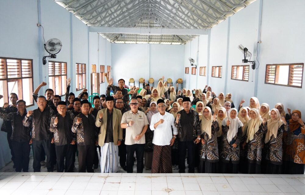 Anggota Dpr Ri Komisi Iv Fraksi Nasdem, Arif Rahman, Menggelar Kegiatan Sosialisasi Empat Pilar Kebangsaan Bersama Para Dewan Guru Smk Walisongo Kabupaten Pandeglang, Provinsi Banten, Sabtu (04/10/2025). Kegiatan Ini Merupakan Bagian Dari Program Mpr Ri Untuk Menanamkan Dan Memperkuat Pemahaman Nilai-Nilai Kebangsaan Di Kalangan Tenaga Pendidik. Dalam Kegiatan Tersebut, Arif Rahman Menegaskan Pentingnya Empat Pilar Sebagai Fondasi Utama Kehidupan Berbangsa Dan Bernegara, Yaitu Pancasila, Undang-Undang Dasar Negara Republik Indonesia Tahun 1945, Negara Kesatuan Republik Indonesia (Nkri), Dan Bhinneka Tunggal Ika. “Guru Adalah Garda Terdepan Dalam Membentuk Karakter Generasi Muda. Dengan Memahami Dan Menginternalisasi Nilai-Nilai Empat Pilar, Para Pendidik Dapat Menanamkan Semangat Nasionalisme Dan Cinta Tanah Air Kepada Peserta Didik Di Sekolah,” Ujar Arif Rahman Di Hadapan Para Guru. Politisi Nasdem Asal Banten Ini Juga Menekankan Bahwa Di Tengah Tantangan Globalisasi Dan Kemajuan Teknologi, Pendidikan Karakter Menjadi Kunci Untuk Menjaga Identitas Bangsa. Ia Mengajak Seluruh Tenaga Pendidik Agar Tidak Hanya Fokus Pada Transfer Ilmu Pengetahuan, Tetapi Juga Pada Pembentukan Moral Dan Wawasan Kebangsaan Siswa. “Tantangan Ke Depan Bukan Hanya Pada Aspek Ekonomi Atau Teknologi, Tetapi Juga Pada Ketahanan Ideologi Bangsa. Di Sinilah Peran Guru Menjadi Sangat Strategis Untuk Menanamkan Nilai Kebangsaan Agar Generasi Kita Tidak Kehilangan Jati Diri,” Imbuhnya. Kegiatan Sosialisasi Tersebut Berlangsung Hangat Dan Interaktif. Para Guru Menyampaikan Pandangan Serta Harapan Agar Kegiatan Serupa Terus Dilakukan Secara Berkelanjutan, Terutama Bagi Kalangan Tenaga Pendidik Di Wilayah Pelosok. Arif Rahman Menutup Kegiatan Dengan Mengajak Seluruh Peserta Untuk Bersama-Sama Menjaga Persatuan Dan Kesatuan Bangsa Melalui Peran Aktif Di Lingkungan Sekolah Dan Masyarakat. “Empat Pilar Bukan Sekadar Hafalan, Tetapi Harus Dihidupkan Dalam Sikap Dan Tindakan Sehari-Hari. Jika Nilai-Nilai Ini Benar-Benar Tertanam, Maka Indonesia Akan Menjadi Bangsa Yang Kuat, Berdaulat, Dan Bermartabat,” Tutupnya