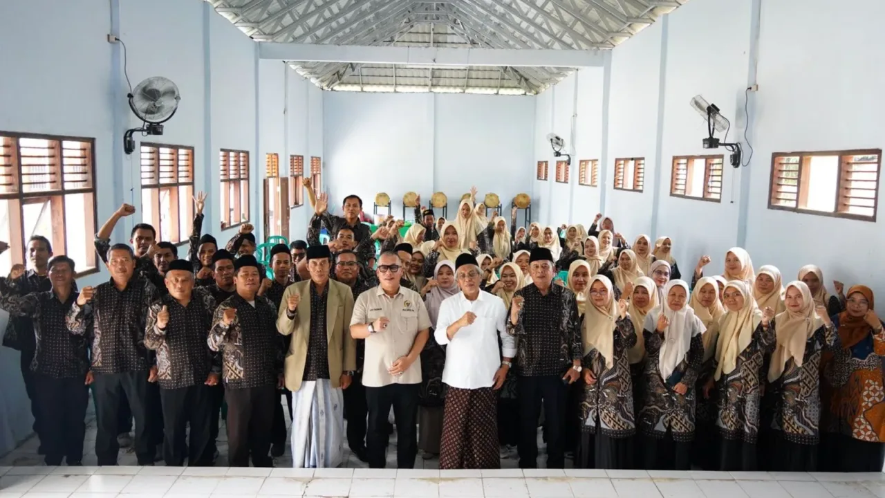 Anggota DPR RI Komisi IV Fraksi NasDem, Arif Rahman, menggelar kegiatan Sosialisasi Empat Pilar Kebangsaan bersama para dewan guru SMK Walisongo Kabupaten Pandeglang, Provinsi Banten, Sabtu (04/10/2025). Kegiatan ini merupakan bagian dari program MPR RI untuk menanamkan dan memperkuat pemahaman nilai-nilai kebangsaan di kalangan tenaga pendidik. Dalam kegiatan tersebut, Arif Rahman menegaskan pentingnya empat pilar sebagai fondasi utama kehidupan berbangsa dan bernegara, yaitu Pancasila, Undang-Undang Dasar Negara Republik Indonesia Tahun 1945, Negara Kesatuan Republik Indonesia (NKRI), dan Bhinneka Tunggal Ika. “Guru adalah garda terdepan dalam membentuk karakter generasi muda. Dengan memahami dan menginternalisasi nilai-nilai empat pilar, para pendidik dapat menanamkan semangat nasionalisme dan cinta tanah air kepada peserta didik di sekolah,” ujar Arif Rahman di hadapan para guru. Politisi NasDem asal Banten ini juga menekankan bahwa di tengah tantangan globalisasi dan kemajuan teknologi, pendidikan karakter menjadi kunci untuk menjaga identitas bangsa. Ia mengajak seluruh tenaga pendidik agar tidak hanya fokus pada transfer ilmu pengetahuan, tetapi juga pada pembentukan moral dan wawasan kebangsaan siswa. “Tantangan ke depan bukan hanya pada aspek ekonomi atau teknologi, tetapi juga pada ketahanan ideologi bangsa. Di sinilah peran guru menjadi sangat strategis untuk menanamkan nilai kebangsaan agar generasi kita tidak kehilangan jati diri,” imbuhnya. Kegiatan sosialisasi tersebut berlangsung hangat dan interaktif. Para guru menyampaikan pandangan serta harapan agar kegiatan serupa terus dilakukan secara berkelanjutan, terutama bagi kalangan tenaga pendidik di wilayah pelosok. Arif Rahman menutup kegiatan dengan mengajak seluruh peserta untuk bersama-sama menjaga persatuan dan kesatuan bangsa melalui peran aktif di lingkungan sekolah dan masyarakat. “Empat Pilar bukan sekadar hafalan, tetapi harus dihidupkan dalam sikap dan tindakan sehari-hari. Jika nilai-nilai ini benar-benar tertanam, maka Indonesia akan menjadi bangsa yang kuat, berdaulat, dan bermartabat,” tutupnya