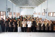 Anggota Dpr Ri Komisi Iv Fraksi Nasdem, Arif Rahman, Menggelar Kegiatan Sosialisasi Empat Pilar Kebangsaan Bersama Para Dewan Guru Smk Walisongo Kabupaten Pandeglang, Provinsi Banten, Sabtu (04/10/2025). Kegiatan Ini Merupakan Bagian Dari Program Mpr Ri Untuk Menanamkan Dan Memperkuat Pemahaman Nilai-Nilai Kebangsaan Di Kalangan Tenaga Pendidik. Dalam Kegiatan Tersebut, Arif Rahman Menegaskan Pentingnya Empat Pilar Sebagai Fondasi Utama Kehidupan Berbangsa Dan Bernegara, Yaitu Pancasila, Undang-Undang Dasar Negara Republik Indonesia Tahun 1945, Negara Kesatuan Republik Indonesia (Nkri), Dan Bhinneka Tunggal Ika. “Guru Adalah Garda Terdepan Dalam Membentuk Karakter Generasi Muda. Dengan Memahami Dan Menginternalisasi Nilai-Nilai Empat Pilar, Para Pendidik Dapat Menanamkan Semangat Nasionalisme Dan Cinta Tanah Air Kepada Peserta Didik Di Sekolah,” Ujar Arif Rahman Di Hadapan Para Guru. Politisi Nasdem Asal Banten Ini Juga Menekankan Bahwa Di Tengah Tantangan Globalisasi Dan Kemajuan Teknologi, Pendidikan Karakter Menjadi Kunci Untuk Menjaga Identitas Bangsa. Ia Mengajak Seluruh Tenaga Pendidik Agar Tidak Hanya Fokus Pada Transfer Ilmu Pengetahuan, Tetapi Juga Pada Pembentukan Moral Dan Wawasan Kebangsaan Siswa. “Tantangan Ke Depan Bukan Hanya Pada Aspek Ekonomi Atau Teknologi, Tetapi Juga Pada Ketahanan Ideologi Bangsa. Di Sinilah Peran Guru Menjadi Sangat Strategis Untuk Menanamkan Nilai Kebangsaan Agar Generasi Kita Tidak Kehilangan Jati Diri,” Imbuhnya. Kegiatan Sosialisasi Tersebut Berlangsung Hangat Dan Interaktif. Para Guru Menyampaikan Pandangan Serta Harapan Agar Kegiatan Serupa Terus Dilakukan Secara Berkelanjutan, Terutama Bagi Kalangan Tenaga Pendidik Di Wilayah Pelosok. Arif Rahman Menutup Kegiatan Dengan Mengajak Seluruh Peserta Untuk Bersama-Sama Menjaga Persatuan Dan Kesatuan Bangsa Melalui Peran Aktif Di Lingkungan Sekolah Dan Masyarakat. “Empat Pilar Bukan Sekadar Hafalan, Tetapi Harus Dihidupkan Dalam Sikap Dan Tindakan Sehari-Hari. Jika Nilai-Nilai Ini Benar-Benar Tertanam, Maka Indonesia Akan Menjadi Bangsa Yang Kuat, Berdaulat, Dan Bermartabat,” Tutupnya