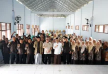 Anggota DPR RI Komisi IV Fraksi NasDem, Arif Rahman, menggelar kegiatan Sosialisasi Empat Pilar Kebangsaan bersama para dewan guru SMK Walisongo Kabupaten Pandeglang, Provinsi Banten, Sabtu (04/10/2025). Kegiatan ini merupakan bagian dari program MPR RI untuk menanamkan dan memperkuat pemahaman nilai-nilai kebangsaan di kalangan tenaga pendidik. Dalam kegiatan tersebut, Arif Rahman menegaskan pentingnya empat pilar sebagai fondasi utama kehidupan berbangsa dan bernegara, yaitu Pancasila, Undang-Undang Dasar Negara Republik Indonesia Tahun 1945, Negara Kesatuan Republik Indonesia (NKRI), dan Bhinneka Tunggal Ika. “Guru adalah garda terdepan dalam membentuk karakter generasi muda. Dengan memahami dan menginternalisasi nilai-nilai empat pilar, para pendidik dapat menanamkan semangat nasionalisme dan cinta tanah air kepada peserta didik di sekolah,” ujar Arif Rahman di hadapan para guru. Politisi NasDem asal Banten ini juga menekankan bahwa di tengah tantangan globalisasi dan kemajuan teknologi, pendidikan karakter menjadi kunci untuk menjaga identitas bangsa. Ia mengajak seluruh tenaga pendidik agar tidak hanya fokus pada transfer ilmu pengetahuan, tetapi juga pada pembentukan moral dan wawasan kebangsaan siswa. “Tantangan ke depan bukan hanya pada aspek ekonomi atau teknologi, tetapi juga pada ketahanan ideologi bangsa. Di sinilah peran guru menjadi sangat strategis untuk menanamkan nilai kebangsaan agar generasi kita tidak kehilangan jati diri,” imbuhnya. Kegiatan sosialisasi tersebut berlangsung hangat dan interaktif. Para guru menyampaikan pandangan serta harapan agar kegiatan serupa terus dilakukan secara berkelanjutan, terutama bagi kalangan tenaga pendidik di wilayah pelosok. Arif Rahman menutup kegiatan dengan mengajak seluruh peserta untuk bersama-sama menjaga persatuan dan kesatuan bangsa melalui peran aktif di lingkungan sekolah dan masyarakat. “Empat Pilar bukan sekadar hafalan, tetapi harus dihidupkan dalam sikap dan tindakan sehari-hari. Jika nilai-nilai ini benar-benar tertanam, maka Indonesia akan menjadi bangsa yang kuat, berdaulat, dan bermartabat,” tutupnya