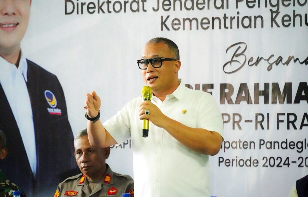 Anggota Dpr Ri Komisi Iv Fraksi Nasdem, Arif Rahman, Menegaskan Pentingnya Membangun Ekosistem Ekonomi Hijau Dan Ekonomi Biru Yang Terintegrasi Dari Hulu Hingga Hilir Sebagai Bagian Dari Implementasi Asta Cita Presiden, Khususnya Dalam Memperkuat Ketahanan Pangan, Keberlanjutan Lingkungan, Dan Peningkatan Kesejahteraan Masyarakat. Pernyataan Tersebut Disampaikan Arif Rahman Dalam Kegiatan Bimbingan Teknis (Bimtek) Sistem Verifikasi Legalitas Dan Kelestarian (Svlk) Yang Diselenggarakan Oleh Balai Pengelolaan Hutan Lestari Wilayah Vii, Direktorat Jenderal Pengelolaan Hutan Lestari, Kementerian Lingkungan Hidup Dan Kehutanan (Klhk), Di Kecamatan Gunung Kencana, Kabupaten Lebak, Provinsi Banten. Menurut Arif, Sistem Verifikasi Dan Kelestarian Seperti Svlk Memiliki Peran Penting Dalam Mewujudkan Tata Kelola Kehutanan Yang Berkeadilan Dan Berkelanjutan. Ia Menegaskan Bahwa Pendekatan Ekonomi Hijau Dan Biru Harus Disertai Dengan Pemetaan Dan Perencanaan Yang Matang Dari Hulu Hingga Hilir, Agar Setiap Program Pembangunan Di Sektor Kehutanan, Pertanian, Dan Kelautan Dapat Memberikan Dampak Nyata Bagi Masyarakat. “Pembangunan Ekonomi Hijau Dan Biru Harus Dimulai Dengan Perencanaan Yang Matang. Kita Perlu Pemetaan Yang Jelas Agar Setiap Program, Baik Di Sektor Kehutanan, Pertanian, Maupun Kelautan, Benar-Benar Tepat Sasaran Dan Mampu Meningkatkan Taraf Hidup Masyarakat Di Sekitarnya,” Ujar Arif Rahman. Lebih Lanjut, Arif Menyoroti Pentingnya Pelatihan Dan Edukasi Bagi Petani Dan Masyarakat Sekitar Hutan, Agar Bantuan Pemerintah Tidak Hanya Bersifat Seremonial, Tetapi Memberikan Hasil Yang Berkelanjutan Dan Produktif. “Bantuan Bukan Hanya Soal Bibit Atau Alat, Tetapi Juga Ilmu Dan Keterampilan. Tanpa Pelatihan Yang Berkelanjutan, Bantuan Akan Berhenti Sebagai Formalitas. Kita Ingin Petani Menjadi Pelaku Ekonomi Yang Tangguh, Mandiri, Dan Mampu Berinovasi,” Tegasnya. Dalam Kesempatan Tersebut, Arif Rahman Juga Memberikan Apresiasi Kepada Pemuda Gunung Kencana Yang Berinovasi Membuat Kerajinan Jam Tangan Berbahan Kayu Lokal, Sebagai Bentuk Kreativitas Dalam Memanfaatkan Hasil Hutan Secara Berkelanjutan. Ia Menilai Inovasi Tersebut Merupakan Contoh Konkret Penerapan Ekonomi Hijau Yang Mampu Membuka Peluang Ekonomi Baru Di Pedesaan Tanpa Merusak Lingkungan. Namun Demikian, Arif Juga Mengungkapkan Keprihatinannya Terhadap Menurunnya Jumlah Petani Di Kabupaten Lebak, Dari Sekitar 30.000 Menjadi 26.000 Orang. Menurutnya, Hal Ini Menunjukkan Bahwa Minat Generasi Muda Terhadap Sektor Pertanian Menurun Drastis Karena Belum Melihat Nilai Ekonomi Yang Menjanjikan Dari Sektor Tersebut. “Kita Tidak Bisa Menutup Mata. Banyak Anak Muda Meninggalkan Pertanian Karena Dianggap Tidak Menguntungkan. Maka, Sistem Pertanian Harus Dibangun Ulang Agar Hasilnya Benar-Benar Mampu Meningkatkan Kesejahteraan Petani, Bukan Hanya Menguntungkan Tengkulak,” Tandasnya. Sebagai Penutup, Arif Rahman Menegaskan Komitmennya Untuk Terus Memperjuangkan Kebijakan Yang Berpihak Pada Petani, Nelayan, Dan Masyarakat Sekitar Hutan Melalui Pendekatan Ekonomi Hijau Dan Biru Yang Berkeadilan, Berkelanjutan, Serta Berbasis Inovasi Lokal. “Melalui Penguatan Sistem Verifikasi Legalitas Dan Kelestarian Hutan Seperti Svlk, Kita Berharap Sumber Daya Alam Dapat Dikelola Dengan Bijak, Memberikan Nilai Tambah Bagi Masyarakat, Sekaligus Menjaga Kelestarian Bagi Generasi Mendatang,” Pungkas Arif Rahman.