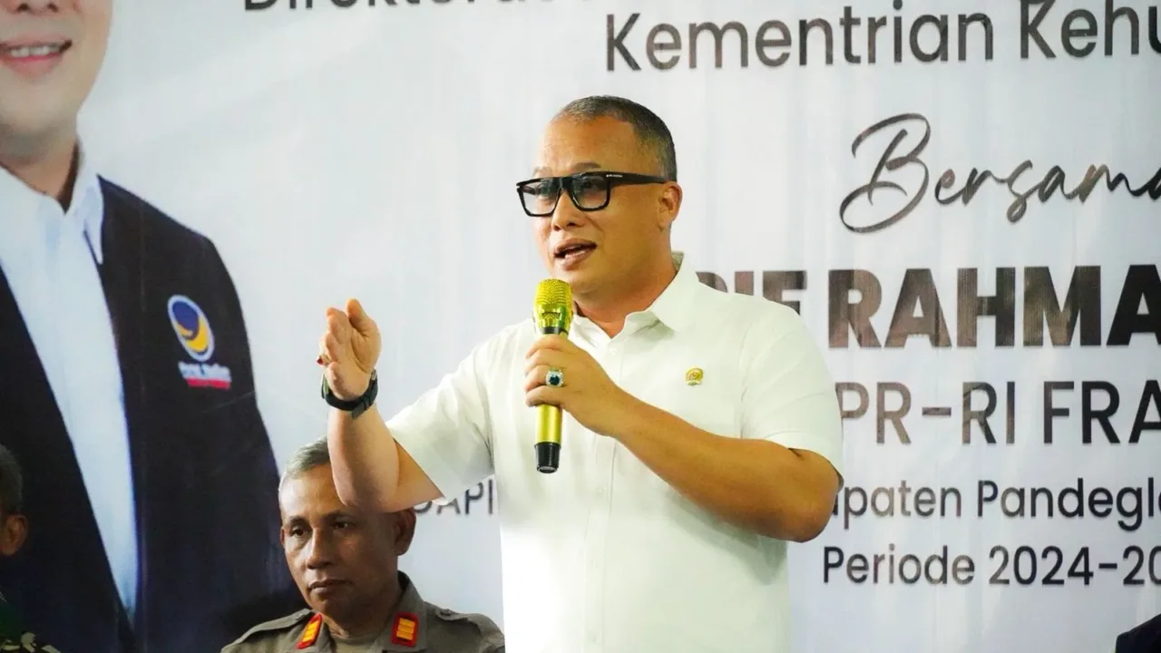 Anggota DPR RI Komisi IV Fraksi NasDem, Arif Rahman, menegaskan pentingnya membangun ekosistem ekonomi hijau dan ekonomi biru yang terintegrasi dari hulu hingga hilir sebagai bagian dari implementasi Asta Cita Presiden, khususnya dalam memperkuat ketahanan pangan, keberlanjutan lingkungan, dan peningkatan kesejahteraan masyarakat. Pernyataan tersebut disampaikan Arif Rahman dalam kegiatan Bimbingan Teknis (Bimtek) Sistem Verifikasi Legalitas dan Kelestarian (SVLK) yang diselenggarakan oleh Balai Pengelolaan Hutan Lestari Wilayah VII, Direktorat Jenderal Pengelolaan Hutan Lestari, Kementerian Lingkungan Hidup dan Kehutanan (KLHK), di Kecamatan Gunung Kencana, Kabupaten Lebak, Provinsi Banten. Menurut Arif, sistem verifikasi dan kelestarian seperti SVLK memiliki peran penting dalam mewujudkan tata kelola kehutanan yang berkeadilan dan berkelanjutan. Ia menegaskan bahwa pendekatan ekonomi hijau dan biru harus disertai dengan pemetaan dan perencanaan yang matang dari hulu hingga hilir, agar setiap program pembangunan di sektor kehutanan, pertanian, dan kelautan dapat memberikan dampak nyata bagi masyarakat. “Pembangunan ekonomi hijau dan biru harus dimulai dengan perencanaan yang matang. Kita perlu pemetaan yang jelas agar setiap program, baik di sektor kehutanan, pertanian, maupun kelautan, benar-benar tepat sasaran dan mampu meningkatkan taraf hidup masyarakat di sekitarnya,” ujar Arif Rahman. Lebih lanjut, Arif menyoroti pentingnya pelatihan dan edukasi bagi petani dan masyarakat sekitar hutan, agar bantuan pemerintah tidak hanya bersifat seremonial, tetapi memberikan hasil yang berkelanjutan dan produktif. “Bantuan bukan hanya soal bibit atau alat, tetapi juga ilmu dan keterampilan. Tanpa pelatihan yang berkelanjutan, bantuan akan berhenti sebagai formalitas. Kita ingin petani menjadi pelaku ekonomi yang tangguh, mandiri, dan mampu berinovasi,” tegasnya. Dalam kesempatan tersebut, Arif Rahman juga memberikan apresiasi kepada pemuda Gunung Kencana yang berinovasi membuat kerajinan jam tangan berbahan kayu lokal, sebagai bentuk kreativitas dalam memanfaatkan hasil hutan secara berkelanjutan. Ia menilai inovasi tersebut merupakan contoh konkret penerapan ekonomi hijau yang mampu membuka peluang ekonomi baru di pedesaan tanpa merusak lingkungan. Namun demikian, Arif juga mengungkapkan keprihatinannya terhadap menurunnya jumlah petani di Kabupaten Lebak, dari sekitar 30.000 menjadi 26.000 orang. Menurutnya, hal ini menunjukkan bahwa minat generasi muda terhadap sektor pertanian menurun drastis karena belum melihat nilai ekonomi yang menjanjikan dari sektor tersebut. “Kita tidak bisa menutup mata. Banyak anak muda meninggalkan pertanian karena dianggap tidak menguntungkan. Maka, sistem pertanian harus dibangun ulang agar hasilnya benar-benar mampu meningkatkan kesejahteraan petani, bukan hanya menguntungkan tengkulak,” tandasnya. Sebagai penutup, Arif Rahman menegaskan komitmennya untuk terus memperjuangkan kebijakan yang berpihak pada petani, nelayan, dan masyarakat sekitar hutan melalui pendekatan ekonomi hijau dan biru yang berkeadilan, berkelanjutan, serta berbasis inovasi lokal. “Melalui penguatan sistem verifikasi legalitas dan kelestarian hutan seperti SVLK, kita berharap sumber daya alam dapat dikelola dengan bijak, memberikan nilai tambah bagi masyarakat, sekaligus menjaga kelestarian bagi generasi mendatang,” pungkas Arif Rahman.