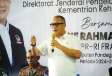 Anggota Dpr Ri Komisi Iv Fraksi Nasdem, Arif Rahman, Menegaskan Pentingnya Membangun Ekosistem Ekonomi Hijau Dan Ekonomi Biru Yang Terintegrasi Dari Hulu Hingga Hilir Sebagai Bagian Dari Implementasi Asta Cita Presiden, Khususnya Dalam Memperkuat Ketahanan Pangan, Keberlanjutan Lingkungan, Dan Peningkatan Kesejahteraan Masyarakat. Pernyataan Tersebut Disampaikan Arif Rahman Dalam Kegiatan Bimbingan Teknis (Bimtek) Sistem Verifikasi Legalitas Dan Kelestarian (Svlk) Yang Diselenggarakan Oleh Balai Pengelolaan Hutan Lestari Wilayah Vii, Direktorat Jenderal Pengelolaan Hutan Lestari, Kementerian Lingkungan Hidup Dan Kehutanan (Klhk), Di Kecamatan Gunung Kencana, Kabupaten Lebak, Provinsi Banten. Menurut Arif, Sistem Verifikasi Dan Kelestarian Seperti Svlk Memiliki Peran Penting Dalam Mewujudkan Tata Kelola Kehutanan Yang Berkeadilan Dan Berkelanjutan. Ia Menegaskan Bahwa Pendekatan Ekonomi Hijau Dan Biru Harus Disertai Dengan Pemetaan Dan Perencanaan Yang Matang Dari Hulu Hingga Hilir, Agar Setiap Program Pembangunan Di Sektor Kehutanan, Pertanian, Dan Kelautan Dapat Memberikan Dampak Nyata Bagi Masyarakat. “Pembangunan Ekonomi Hijau Dan Biru Harus Dimulai Dengan Perencanaan Yang Matang. Kita Perlu Pemetaan Yang Jelas Agar Setiap Program, Baik Di Sektor Kehutanan, Pertanian, Maupun Kelautan, Benar-Benar Tepat Sasaran Dan Mampu Meningkatkan Taraf Hidup Masyarakat Di Sekitarnya,” Ujar Arif Rahman. Lebih Lanjut, Arif Menyoroti Pentingnya Pelatihan Dan Edukasi Bagi Petani Dan Masyarakat Sekitar Hutan, Agar Bantuan Pemerintah Tidak Hanya Bersifat Seremonial, Tetapi Memberikan Hasil Yang Berkelanjutan Dan Produktif. “Bantuan Bukan Hanya Soal Bibit Atau Alat, Tetapi Juga Ilmu Dan Keterampilan. Tanpa Pelatihan Yang Berkelanjutan, Bantuan Akan Berhenti Sebagai Formalitas. Kita Ingin Petani Menjadi Pelaku Ekonomi Yang Tangguh, Mandiri, Dan Mampu Berinovasi,” Tegasnya. Dalam Kesempatan Tersebut, Arif Rahman Juga Memberikan Apresiasi Kepada Pemuda Gunung Kencana Yang Berinovasi Membuat Kerajinan Jam Tangan Berbahan Kayu Lokal, Sebagai Bentuk Kreativitas Dalam Memanfaatkan Hasil Hutan Secara Berkelanjutan. Ia Menilai Inovasi Tersebut Merupakan Contoh Konkret Penerapan Ekonomi Hijau Yang Mampu Membuka Peluang Ekonomi Baru Di Pedesaan Tanpa Merusak Lingkungan. Namun Demikian, Arif Juga Mengungkapkan Keprihatinannya Terhadap Menurunnya Jumlah Petani Di Kabupaten Lebak, Dari Sekitar 30.000 Menjadi 26.000 Orang. Menurutnya, Hal Ini Menunjukkan Bahwa Minat Generasi Muda Terhadap Sektor Pertanian Menurun Drastis Karena Belum Melihat Nilai Ekonomi Yang Menjanjikan Dari Sektor Tersebut. “Kita Tidak Bisa Menutup Mata. Banyak Anak Muda Meninggalkan Pertanian Karena Dianggap Tidak Menguntungkan. Maka, Sistem Pertanian Harus Dibangun Ulang Agar Hasilnya Benar-Benar Mampu Meningkatkan Kesejahteraan Petani, Bukan Hanya Menguntungkan Tengkulak,” Tandasnya. Sebagai Penutup, Arif Rahman Menegaskan Komitmennya Untuk Terus Memperjuangkan Kebijakan Yang Berpihak Pada Petani, Nelayan, Dan Masyarakat Sekitar Hutan Melalui Pendekatan Ekonomi Hijau Dan Biru Yang Berkeadilan, Berkelanjutan, Serta Berbasis Inovasi Lokal. “Melalui Penguatan Sistem Verifikasi Legalitas Dan Kelestarian Hutan Seperti Svlk, Kita Berharap Sumber Daya Alam Dapat Dikelola Dengan Bijak, Memberikan Nilai Tambah Bagi Masyarakat, Sekaligus Menjaga Kelestarian Bagi Generasi Mendatang,” Pungkas Arif Rahman.