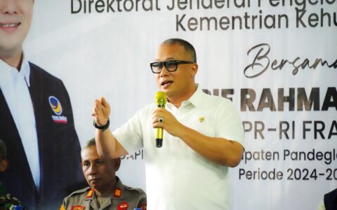 Anggota Dpr Ri Komisi Iv Fraksi Nasdem, Arif Rahman, Menegaskan Pentingnya Membangun Ekosistem Ekonomi Hijau Dan Ekonomi Biru Yang Terintegrasi Dari Hulu Hingga Hilir Sebagai Bagian Dari Implementasi Asta Cita Presiden, Khususnya Dalam Memperkuat Ketahanan Pangan, Keberlanjutan Lingkungan, Dan Peningkatan Kesejahteraan Masyarakat. Pernyataan Tersebut Disampaikan Arif Rahman Dalam Kegiatan Bimbingan Teknis (Bimtek) Sistem Verifikasi Legalitas Dan Kelestarian (Svlk) Yang Diselenggarakan Oleh Balai Pengelolaan Hutan Lestari Wilayah Vii, Direktorat Jenderal Pengelolaan Hutan Lestari, Kementerian Lingkungan Hidup Dan Kehutanan (Klhk), Di Kecamatan Gunung Kencana, Kabupaten Lebak, Provinsi Banten. Menurut Arif, Sistem Verifikasi Dan Kelestarian Seperti Svlk Memiliki Peran Penting Dalam Mewujudkan Tata Kelola Kehutanan Yang Berkeadilan Dan Berkelanjutan. Ia Menegaskan Bahwa Pendekatan Ekonomi Hijau Dan Biru Harus Disertai Dengan Pemetaan Dan Perencanaan Yang Matang Dari Hulu Hingga Hilir, Agar Setiap Program Pembangunan Di Sektor Kehutanan, Pertanian, Dan Kelautan Dapat Memberikan Dampak Nyata Bagi Masyarakat. “Pembangunan Ekonomi Hijau Dan Biru Harus Dimulai Dengan Perencanaan Yang Matang. Kita Perlu Pemetaan Yang Jelas Agar Setiap Program, Baik Di Sektor Kehutanan, Pertanian, Maupun Kelautan, Benar-Benar Tepat Sasaran Dan Mampu Meningkatkan Taraf Hidup Masyarakat Di Sekitarnya,” Ujar Arif Rahman. Lebih Lanjut, Arif Menyoroti Pentingnya Pelatihan Dan Edukasi Bagi Petani Dan Masyarakat Sekitar Hutan, Agar Bantuan Pemerintah Tidak Hanya Bersifat Seremonial, Tetapi Memberikan Hasil Yang Berkelanjutan Dan Produktif. “Bantuan Bukan Hanya Soal Bibit Atau Alat, Tetapi Juga Ilmu Dan Keterampilan. Tanpa Pelatihan Yang Berkelanjutan, Bantuan Akan Berhenti Sebagai Formalitas. Kita Ingin Petani Menjadi Pelaku Ekonomi Yang Tangguh, Mandiri, Dan Mampu Berinovasi,” Tegasnya. Dalam Kesempatan Tersebut, Arif Rahman Juga Memberikan Apresiasi Kepada Pemuda Gunung Kencana Yang Berinovasi Membuat Kerajinan Jam Tangan Berbahan Kayu Lokal, Sebagai Bentuk Kreativitas Dalam Memanfaatkan Hasil Hutan Secara Berkelanjutan. Ia Menilai Inovasi Tersebut Merupakan Contoh Konkret Penerapan Ekonomi Hijau Yang Mampu Membuka Peluang Ekonomi Baru Di Pedesaan Tanpa Merusak Lingkungan. Namun Demikian, Arif Juga Mengungkapkan Keprihatinannya Terhadap Menurunnya Jumlah Petani Di Kabupaten Lebak, Dari Sekitar 30.000 Menjadi 26.000 Orang. Menurutnya, Hal Ini Menunjukkan Bahwa Minat Generasi Muda Terhadap Sektor Pertanian Menurun Drastis Karena Belum Melihat Nilai Ekonomi Yang Menjanjikan Dari Sektor Tersebut. “Kita Tidak Bisa Menutup Mata. Banyak Anak Muda Meninggalkan Pertanian Karena Dianggap Tidak Menguntungkan. Maka, Sistem Pertanian Harus Dibangun Ulang Agar Hasilnya Benar-Benar Mampu Meningkatkan Kesejahteraan Petani, Bukan Hanya Menguntungkan Tengkulak,” Tandasnya. Sebagai Penutup, Arif Rahman Menegaskan Komitmennya Untuk Terus Memperjuangkan Kebijakan Yang Berpihak Pada Petani, Nelayan, Dan Masyarakat Sekitar Hutan Melalui Pendekatan Ekonomi Hijau Dan Biru Yang Berkeadilan, Berkelanjutan, Serta Berbasis Inovasi Lokal. “Melalui Penguatan Sistem Verifikasi Legalitas Dan Kelestarian Hutan Seperti Svlk, Kita Berharap Sumber Daya Alam Dapat Dikelola Dengan Bijak, Memberikan Nilai Tambah Bagi Masyarakat, Sekaligus Menjaga Kelestarian Bagi Generasi Mendatang,” Pungkas Arif Rahman.