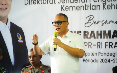 Anggota DPR RI Komisi IV Fraksi NasDem, Arif Rahman, menegaskan pentingnya membangun ekosistem ekonomi hijau dan ekonomi biru yang terintegrasi dari hulu hingga hilir sebagai bagian dari implementasi Asta Cita Presiden, khususnya dalam memperkuat ketahanan pangan, keberlanjutan lingkungan, dan peningkatan kesejahteraan masyarakat. Pernyataan tersebut disampaikan Arif Rahman dalam kegiatan Bimbingan Teknis (Bimtek) Sistem Verifikasi Legalitas dan Kelestarian (SVLK) yang diselenggarakan oleh Balai Pengelolaan Hutan Lestari Wilayah VII, Direktorat Jenderal Pengelolaan Hutan Lestari, Kementerian Lingkungan Hidup dan Kehutanan (KLHK), di Kecamatan Gunung Kencana, Kabupaten Lebak, Provinsi Banten. Menurut Arif, sistem verifikasi dan kelestarian seperti SVLK memiliki peran penting dalam mewujudkan tata kelola kehutanan yang berkeadilan dan berkelanjutan. Ia menegaskan bahwa pendekatan ekonomi hijau dan biru harus disertai dengan pemetaan dan perencanaan yang matang dari hulu hingga hilir, agar setiap program pembangunan di sektor kehutanan, pertanian, dan kelautan dapat memberikan dampak nyata bagi masyarakat. “Pembangunan ekonomi hijau dan biru harus dimulai dengan perencanaan yang matang. Kita perlu pemetaan yang jelas agar setiap program, baik di sektor kehutanan, pertanian, maupun kelautan, benar-benar tepat sasaran dan mampu meningkatkan taraf hidup masyarakat di sekitarnya,” ujar Arif Rahman. Lebih lanjut, Arif menyoroti pentingnya pelatihan dan edukasi bagi petani dan masyarakat sekitar hutan, agar bantuan pemerintah tidak hanya bersifat seremonial, tetapi memberikan hasil yang berkelanjutan dan produktif. “Bantuan bukan hanya soal bibit atau alat, tetapi juga ilmu dan keterampilan. Tanpa pelatihan yang berkelanjutan, bantuan akan berhenti sebagai formalitas. Kita ingin petani menjadi pelaku ekonomi yang tangguh, mandiri, dan mampu berinovasi,” tegasnya. Dalam kesempatan tersebut, Arif Rahman juga memberikan apresiasi kepada pemuda Gunung Kencana yang berinovasi membuat kerajinan jam tangan berbahan kayu lokal, sebagai bentuk kreativitas dalam memanfaatkan hasil hutan secara berkelanjutan. Ia menilai inovasi tersebut merupakan contoh konkret penerapan ekonomi hijau yang mampu membuka peluang ekonomi baru di pedesaan tanpa merusak lingkungan. Namun demikian, Arif juga mengungkapkan keprihatinannya terhadap menurunnya jumlah petani di Kabupaten Lebak, dari sekitar 30.000 menjadi 26.000 orang. Menurutnya, hal ini menunjukkan bahwa minat generasi muda terhadap sektor pertanian menurun drastis karena belum melihat nilai ekonomi yang menjanjikan dari sektor tersebut. “Kita tidak bisa menutup mata. Banyak anak muda meninggalkan pertanian karena dianggap tidak menguntungkan. Maka, sistem pertanian harus dibangun ulang agar hasilnya benar-benar mampu meningkatkan kesejahteraan petani, bukan hanya menguntungkan tengkulak,” tandasnya. Sebagai penutup, Arif Rahman menegaskan komitmennya untuk terus memperjuangkan kebijakan yang berpihak pada petani, nelayan, dan masyarakat sekitar hutan melalui pendekatan ekonomi hijau dan biru yang berkeadilan, berkelanjutan, serta berbasis inovasi lokal. “Melalui penguatan sistem verifikasi legalitas dan kelestarian hutan seperti SVLK, kita berharap sumber daya alam dapat dikelola dengan bijak, memberikan nilai tambah bagi masyarakat, sekaligus menjaga kelestarian bagi generasi mendatang,” pungkas Arif Rahman.