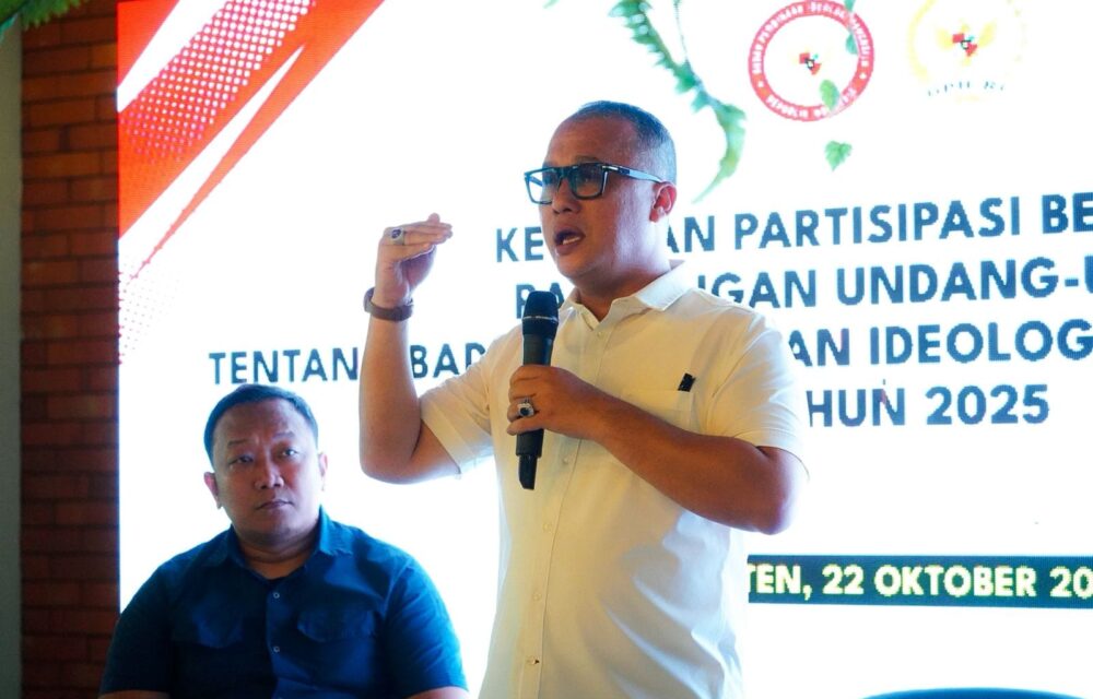 Anggota Dpr Ri Komisi Iv Fraksi Nasdem, Arif Rahman, Menegaskan Pentingnya Memperkuat Landasan Hukum Badan Pembinaan Ideologi Pancasila (Bpip) Agar Lembaga Tersebut Memiliki Legitimasi Dan Kewenangan Yang Kuat Dalam Menjalankan Tugas Pembinaan Ideologi Bangsa Secara Berkelanjutan. Menurut Arif Rahman Yang Juga Sebagai Badan Legislasi Dpr Ri (Baleg Dpr Ri) , Keberadaan Bpip Bukan Sekadar Simbol Pembinaan Ideologi, Tetapi Menjadi Garda Terdepan Dalam Menjaga Nilai-Nilai Pancasila Agar Tetap Hidup, Relevan, Dan Diterapkan Dalam Kehidupan Bermasyarakat, Berbangsa, Dan Bernegara. “Bpip Perlu Memiliki Dasar Hukum Yang Kokoh Agar Tidak Hanya Bersifat Administratif, Tetapi Juga Memiliki Daya Dorong Dalam Pembentukan Karakter Kebangsaan Yang Berlandaskan Pancasila,” Ujar Arif Rahman Dalam Kegiatan Sosialisasi Pembinaan Ideologi Pancasila Yang Digelar Bersama Bpip. Lebih Lanjut, Arif Menyoroti Perlunya Penanaman Dimensi Pancasila Di Tengah Masyarakat, Terutama Di Era Digital Yang Sarat Dengan Arus Informasi Tanpa Batas. Ia Menilai, Banyak Pergeseran Dalam Cara Masyarakat Memaknai Dan Menerapkan Nilai-Nilai Pancasila, Baik Dalam Tindakan Sosial Maupun Perilaku Di Media Sosial. “Hari Ini Kita Melihat Ada Pergeseran Dalam Cara Masyarakat Memaknai Pancasila. Karena Itu, Perlu Upaya Bersama Untuk Menanamkan Nilai-Nilai Luhur Pancasila Agar Masyarakat Tidak Mudah Terprovokasi, Tetap Bijak Dalam Bersikap, Dan Mampu Menempatkan Kepentingan Bangsa Di Atas Kepentingan Pribadi,” Tegasnya. Arif Rahman Menambahkan Bahwa Penguatan Peran Bpip Juga Harus Diiringi Dengan Pendekatan Edukatif Dan Kultural, Agar Nilai-Nilai Pancasila Tidak Hanya Diajarkan, Tetapi Benar-Benar Dihidupi Dalam Perilaku Sehari-Hari. “Pancasila Bukan Sekadar Hafalan Lima Sila, Tetapi Panduan Moral Dan Kompas Kebangsaan. Pembinaan Ideologi Harus Masuk Ke Ruang-Ruang Pendidikan, Keluarga, Bahkan Dunia Digital,” Ungkapnya. Melalui Kegiatan Bersama Bpip Ini, Arif Berharap Generasi Muda Dan Seluruh Elemen Masyarakat Semakin Memahami Pentingnya Pancasila Sebagai Falsafah Dalam Menjaga Keutuhan Bangsa Di Tengah Tantangan Globalisasi Dan Disrupsi Teknologi.