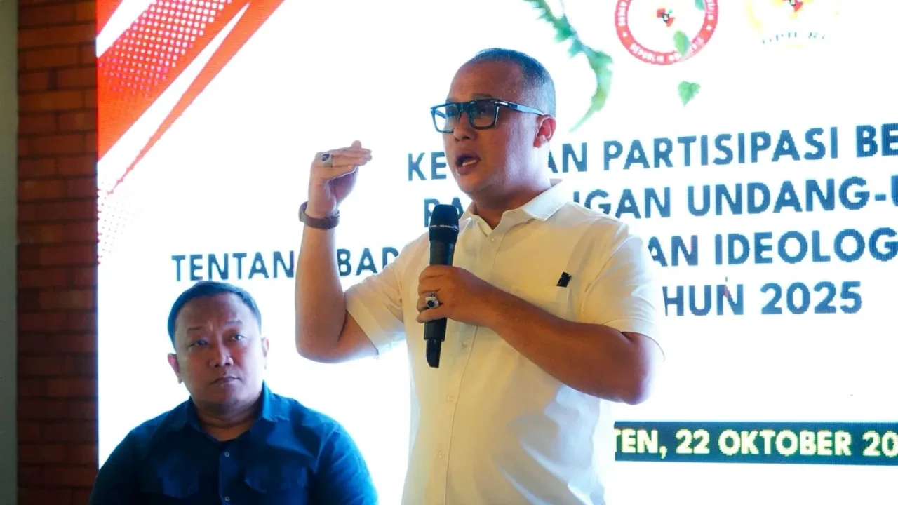 Anggota DPR RI Komisi IV Fraksi NasDem, Arif Rahman, menegaskan pentingnya memperkuat landasan hukum Badan Pembinaan Ideologi Pancasila (BPIP) agar lembaga tersebut memiliki legitimasi dan kewenangan yang kuat dalam menjalankan tugas pembinaan ideologi bangsa secara berkelanjutan. Menurut Arif Rahman yang juga sebagai badan legislasi DPR RI (Baleg DPR RI) , keberadaan BPIP bukan sekadar simbol pembinaan ideologi, tetapi menjadi garda terdepan dalam menjaga nilai-nilai Pancasila agar tetap hidup, relevan, dan diterapkan dalam kehidupan bermasyarakat, berbangsa, dan bernegara. “BPIP perlu memiliki dasar hukum yang kokoh agar tidak hanya bersifat administratif, tetapi juga memiliki daya dorong dalam pembentukan karakter kebangsaan yang berlandaskan Pancasila,” ujar Arif Rahman dalam kegiatan sosialisasi pembinaan ideologi Pancasila yang digelar bersama BPIP. Lebih lanjut, Arif menyoroti perlunya penanaman dimensi Pancasila di tengah masyarakat, terutama di era digital yang sarat dengan arus informasi tanpa batas. Ia menilai, banyak pergeseran dalam cara masyarakat memaknai dan menerapkan nilai-nilai Pancasila, baik dalam tindakan sosial maupun perilaku di media sosial. “Hari ini kita melihat ada pergeseran dalam cara masyarakat memaknai Pancasila. Karena itu, perlu upaya bersama untuk menanamkan nilai-nilai luhur Pancasila agar masyarakat tidak mudah terprovokasi, tetap bijak dalam bersikap, dan mampu menempatkan kepentingan bangsa di atas kepentingan pribadi,” tegasnya. Arif Rahman menambahkan bahwa penguatan peran BPIP juga harus diiringi dengan pendekatan edukatif dan kultural, agar nilai-nilai Pancasila tidak hanya diajarkan, tetapi benar-benar dihidupi dalam perilaku sehari-hari. “Pancasila bukan sekadar hafalan lima sila, tetapi panduan moral dan kompas kebangsaan. Pembinaan ideologi harus masuk ke ruang-ruang pendidikan, keluarga, bahkan dunia digital,” ungkapnya. Melalui kegiatan bersama BPIP ini, Arif berharap generasi muda dan seluruh elemen masyarakat semakin memahami pentingnya Pancasila sebagai falsafah dalam menjaga keutuhan bangsa di tengah tantangan globalisasi dan disrupsi teknologi.
