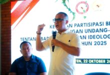 Anggota Dpr Ri Komisi Iv Fraksi Nasdem, Arif Rahman, Menegaskan Pentingnya Memperkuat Landasan Hukum Badan Pembinaan Ideologi Pancasila (Bpip) Agar Lembaga Tersebut Memiliki Legitimasi Dan Kewenangan Yang Kuat Dalam Menjalankan Tugas Pembinaan Ideologi Bangsa Secara Berkelanjutan. Menurut Arif Rahman Yang Juga Sebagai Badan Legislasi Dpr Ri (Baleg Dpr Ri) , Keberadaan Bpip Bukan Sekadar Simbol Pembinaan Ideologi, Tetapi Menjadi Garda Terdepan Dalam Menjaga Nilai-Nilai Pancasila Agar Tetap Hidup, Relevan, Dan Diterapkan Dalam Kehidupan Bermasyarakat, Berbangsa, Dan Bernegara. “Bpip Perlu Memiliki Dasar Hukum Yang Kokoh Agar Tidak Hanya Bersifat Administratif, Tetapi Juga Memiliki Daya Dorong Dalam Pembentukan Karakter Kebangsaan Yang Berlandaskan Pancasila,” Ujar Arif Rahman Dalam Kegiatan Sosialisasi Pembinaan Ideologi Pancasila Yang Digelar Bersama Bpip. Lebih Lanjut, Arif Menyoroti Perlunya Penanaman Dimensi Pancasila Di Tengah Masyarakat, Terutama Di Era Digital Yang Sarat Dengan Arus Informasi Tanpa Batas. Ia Menilai, Banyak Pergeseran Dalam Cara Masyarakat Memaknai Dan Menerapkan Nilai-Nilai Pancasila, Baik Dalam Tindakan Sosial Maupun Perilaku Di Media Sosial. “Hari Ini Kita Melihat Ada Pergeseran Dalam Cara Masyarakat Memaknai Pancasila. Karena Itu, Perlu Upaya Bersama Untuk Menanamkan Nilai-Nilai Luhur Pancasila Agar Masyarakat Tidak Mudah Terprovokasi, Tetap Bijak Dalam Bersikap, Dan Mampu Menempatkan Kepentingan Bangsa Di Atas Kepentingan Pribadi,” Tegasnya. Arif Rahman Menambahkan Bahwa Penguatan Peran Bpip Juga Harus Diiringi Dengan Pendekatan Edukatif Dan Kultural, Agar Nilai-Nilai Pancasila Tidak Hanya Diajarkan, Tetapi Benar-Benar Dihidupi Dalam Perilaku Sehari-Hari. “Pancasila Bukan Sekadar Hafalan Lima Sila, Tetapi Panduan Moral Dan Kompas Kebangsaan. Pembinaan Ideologi Harus Masuk Ke Ruang-Ruang Pendidikan, Keluarga, Bahkan Dunia Digital,” Ungkapnya. Melalui Kegiatan Bersama Bpip Ini, Arif Berharap Generasi Muda Dan Seluruh Elemen Masyarakat Semakin Memahami Pentingnya Pancasila Sebagai Falsafah Dalam Menjaga Keutuhan Bangsa Di Tengah Tantangan Globalisasi Dan Disrupsi Teknologi.