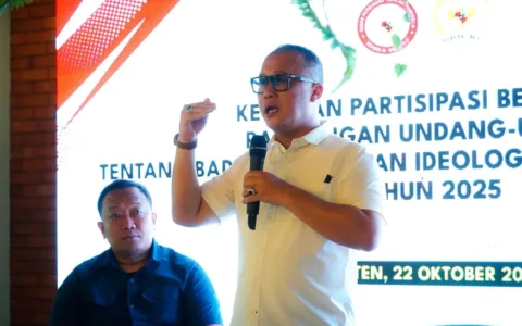 Anggota DPR RI Komisi IV Fraksi NasDem, Arif Rahman, menegaskan pentingnya memperkuat landasan hukum Badan Pembinaan Ideologi Pancasila (BPIP) agar lembaga tersebut memiliki legitimasi dan kewenangan yang kuat dalam menjalankan tugas pembinaan ideologi bangsa secara berkelanjutan. Menurut Arif Rahman yang juga sebagai badan legislasi DPR RI (Baleg DPR RI) , keberadaan BPIP bukan sekadar simbol pembinaan ideologi, tetapi menjadi garda terdepan dalam menjaga nilai-nilai Pancasila agar tetap hidup, relevan, dan diterapkan dalam kehidupan bermasyarakat, berbangsa, dan bernegara. “BPIP perlu memiliki dasar hukum yang kokoh agar tidak hanya bersifat administratif, tetapi juga memiliki daya dorong dalam pembentukan karakter kebangsaan yang berlandaskan Pancasila,” ujar Arif Rahman dalam kegiatan sosialisasi pembinaan ideologi Pancasila yang digelar bersama BPIP. Lebih lanjut, Arif menyoroti perlunya penanaman dimensi Pancasila di tengah masyarakat, terutama di era digital yang sarat dengan arus informasi tanpa batas. Ia menilai, banyak pergeseran dalam cara masyarakat memaknai dan menerapkan nilai-nilai Pancasila, baik dalam tindakan sosial maupun perilaku di media sosial. “Hari ini kita melihat ada pergeseran dalam cara masyarakat memaknai Pancasila. Karena itu, perlu upaya bersama untuk menanamkan nilai-nilai luhur Pancasila agar masyarakat tidak mudah terprovokasi, tetap bijak dalam bersikap, dan mampu menempatkan kepentingan bangsa di atas kepentingan pribadi,” tegasnya. Arif Rahman menambahkan bahwa penguatan peran BPIP juga harus diiringi dengan pendekatan edukatif dan kultural, agar nilai-nilai Pancasila tidak hanya diajarkan, tetapi benar-benar dihidupi dalam perilaku sehari-hari. “Pancasila bukan sekadar hafalan lima sila, tetapi panduan moral dan kompas kebangsaan. Pembinaan ideologi harus masuk ke ruang-ruang pendidikan, keluarga, bahkan dunia digital,” ungkapnya. Melalui kegiatan bersama BPIP ini, Arif berharap generasi muda dan seluruh elemen masyarakat semakin memahami pentingnya Pancasila sebagai falsafah dalam menjaga keutuhan bangsa di tengah tantangan globalisasi dan disrupsi teknologi.