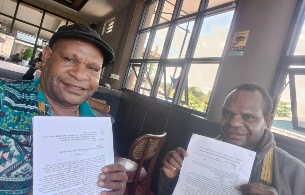 Papua Tengah — Kementerian Kehutanan Republik Indonesia Dinilai Tutup Mata Terhadap Laporan Rakyat Papua Tengah Soal Dugaan Penyerobotan Tanah Ulayat Oleh Pt Jati Dharma Indah (Jdi). Yusak Ernes Tebay, Pemilik Lahan Di Wilayah Tersebut, Menuntut Keadilan Dan Meminta Pemerintah Bertindak Atas Pelanggaran Yang Sudah Berlangsung Sejak 2014. Menurut Yusak, Pt Jati Dharma Indah Melakukan Penebangan Kayu Di Area Seluas Sekitar Dua Kilometer Persegi Tanpa Izin Dari Pemilik Hak Ulayat. “Perusahaan Ini Masuk Tanpa Permisi, Tidak Lewat Pintu, Tapi Lewat Jendela. Mereka Menebang Seenaknya Dan Mengabaikan Masyarakat Adat,” Ujarnya Dengan Nada Kecewa Nabire 25 Okteber 2025. Bernardus Pokuai, Pihak Yang Disebut Sebagai Penerima Pelepasan Lahan Sah Dari Pemilik Hak Ulayat, Menguatkan Pernyataan Tersebut. Ia Menyebut Perusahaan Menebang Berbagai Jenis Kayu Seperti Merbau, Matoa, Marsawa, Dan Jenis Kayu Pilihan Lainnya Tanpa Melakukan Reboisasi. Bahkan, Kata Dia, Jdi Menebang Pohon Yang Belum Layak Tebang Dan Diduga Sempat Mengubur Kayu Untuk Menghindari Protes Warga. “Warga Sudah Pernah Mendatangi Perusahaan, Meminta Mereka Lakukan Reboisasi, Tapi Tidak Direspons. Malah Sempat Terjadi Keributan,” Ungkap Bernardus. Rakyat Papua Tengah Melalui Para Tokoh Adat Dan Masyarakat Sudah Dua Kali Melayangkan Surat Resmi Kepada Kementerian Kehutanan: Pertama Pada 7 Maret 2025 (Nomor: 02/Nbr/Urkyt/2025) Dan Kedua Pada 4 September 2025 (Nomor: 01/Xi/2025). Dalam Surat Tersebut, Mereka Menuntut Pertanggungjawaban Pt Jati Dharma Indah Atas Kerusakan Lingkungan Dan Pelanggaran Hak Adat Yang Dilakukan. Namun Hingga Kini, Tak Ada Satu Pun Tanggapan Dari Kementerian Kehutanan Maupun Pihak Perusahaan. “Kami Sudah Menunggu Enam Bulan Sejak Surat Pertama, Tapi Tidak Ada Balasan. Surat Kedua Juga Sunyi. Kami Curiga Ada Permainan Antara Perusahaan Dan Pejabat Kementerian,” Kata Yusak Menuding. Warga Menilai Pt Jati Dharma Indah Mendapat Perlindungan Dari Oknum “Orang Kuat” Di Pusat. Karena Itu, Mereka Mengancam Akan Melakukan Aksi Pemalangan Jalan Utama Menuju Lokasi Perusahaan Jika Tidak Ada Kejelasan. “Kami Sudah Sabar. Kalau Tidak Ada Tindakan, Kami Akan Palang Jalan. Semua Akibatnya Ditanggung Oleh Kementerian Kehutanan Dan Pt Jati Dharma Indah,” Tegasnya. Tokoh Masyarakat Tomas Menambahkan, Pemerintah Pusat Harus Turun Tangan. “Kami Minta Presiden Prabowo Dan Kementerian Kehutanan Segera Menindak Pihak-Pihak Yang Bermain. Kalau Perlu, Tangkap Dan Jebloskan Ke Penjara. Jangan Biarkan Rakyat Terus Dirugikan.” Kasus Ini Kini Menjadi Sorotan Tajam Publik Papua Tengah. Warga Menuntut Pemerintah Menegakkan Prinsip Pelayanan Prima Bukan Pelayanan Khusus Untuk Perusahaan Besar. Jika Tak Ada Penyelesaian, Mereka Berjanji Akan Menempuh Jalur Hukum Agar Keadilan Benar-Benar Berpihak Pada Rakyat. “Di Mana Ada Rakyat, Di Situ Seharusnya Ada Negara,” Ujar Yusak, Menutup Pernyataannya Dengan Nada Getir.