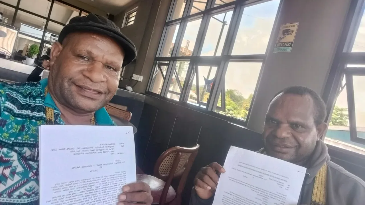 Papua Tengah — Kementerian Kehutanan Republik Indonesia dinilai tutup mata terhadap laporan rakyat Papua Tengah soal dugaan penyerobotan tanah ulayat oleh PT Jati Dharma Indah (JDI). Yusak Ernes Tebay, pemilik lahan di wilayah tersebut, menuntut keadilan dan meminta pemerintah bertindak atas pelanggaran yang sudah berlangsung sejak 2014. Menurut Yusak, PT Jati Dharma Indah melakukan penebangan kayu di area seluas sekitar dua kilometer persegi tanpa izin dari pemilik hak ulayat. “Perusahaan ini masuk tanpa permisi, tidak lewat pintu, tapi lewat jendela. Mereka menebang seenaknya dan mengabaikan masyarakat adat,” ujarnya dengan nada kecewa Nabire 25 Okteber 2025. Bernardus Pokuai, pihak yang disebut sebagai penerima pelepasan lahan sah dari pemilik hak ulayat, menguatkan pernyataan tersebut. Ia menyebut perusahaan menebang berbagai jenis kayu seperti merbau, matoa, marsawa, dan jenis kayu pilihan lainnya tanpa melakukan reboisasi. Bahkan, kata dia, JDI menebang pohon yang belum layak tebang dan diduga sempat mengubur kayu untuk menghindari protes warga. “Warga sudah pernah mendatangi perusahaan, meminta mereka lakukan reboisasi, tapi tidak direspons. Malah sempat terjadi keributan,” ungkap Bernardus. Rakyat Papua Tengah melalui para tokoh adat dan masyarakat sudah dua kali melayangkan surat resmi kepada Kementerian Kehutanan: pertama pada 7 Maret 2025 (Nomor: 02/Nbr/URKYT/2025) dan kedua pada 4 September 2025 (Nomor: 01/XI/2025). Dalam surat tersebut, mereka menuntut pertanggungjawaban PT Jati Dharma Indah atas kerusakan lingkungan dan pelanggaran hak adat yang dilakukan. Namun hingga kini, tak ada satu pun tanggapan dari Kementerian Kehutanan maupun pihak perusahaan. “Kami sudah menunggu enam bulan sejak surat pertama, tapi tidak ada balasan. Surat kedua juga sunyi. Kami curiga ada permainan antara perusahaan dan pejabat kementerian,” kata Yusak menuding. Warga menilai PT Jati Dharma Indah mendapat perlindungan dari oknum “orang kuat” di pusat. Karena itu, mereka mengancam akan melakukan aksi pemalangan jalan utama menuju lokasi perusahaan jika tidak ada kejelasan. “Kami sudah sabar. Kalau tidak ada tindakan, kami akan palang jalan. Semua akibatnya ditanggung oleh Kementerian Kehutanan dan PT Jati Dharma Indah,” tegasnya. Tokoh masyarakat Tomas menambahkan, pemerintah pusat harus turun tangan. “Kami minta Presiden Prabowo dan Kementerian Kehutanan segera menindak pihak-pihak yang bermain. Kalau perlu, tangkap dan jebloskan ke penjara. Jangan biarkan rakyat terus dirugikan.” Kasus ini kini menjadi sorotan tajam publik Papua Tengah. Warga menuntut pemerintah menegakkan prinsip pelayanan prima bukan pelayanan khusus untuk perusahaan besar. Jika tak ada penyelesaian, mereka berjanji akan menempuh jalur hukum agar keadilan benar-benar berpihak pada rakyat. “Di mana ada rakyat, di situ seharusnya ada negara,” ujar Yusak, menutup pernyataannya dengan nada getir.