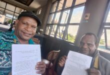 Papua Tengah — Kementerian Kehutanan Republik Indonesia Dinilai Tutup Mata Terhadap Laporan Rakyat Papua Tengah Soal Dugaan Penyerobotan Tanah Ulayat Oleh Pt Jati Dharma Indah (Jdi). Yusak Ernes Tebay, Pemilik Lahan Di Wilayah Tersebut, Menuntut Keadilan Dan Meminta Pemerintah Bertindak Atas Pelanggaran Yang Sudah Berlangsung Sejak 2014. Menurut Yusak, Pt Jati Dharma Indah Melakukan Penebangan Kayu Di Area Seluas Sekitar Dua Kilometer Persegi Tanpa Izin Dari Pemilik Hak Ulayat. “Perusahaan Ini Masuk Tanpa Permisi, Tidak Lewat Pintu, Tapi Lewat Jendela. Mereka Menebang Seenaknya Dan Mengabaikan Masyarakat Adat,” Ujarnya Dengan Nada Kecewa Nabire 25 Okteber 2025. Bernardus Pokuai, Pihak Yang Disebut Sebagai Penerima Pelepasan Lahan Sah Dari Pemilik Hak Ulayat, Menguatkan Pernyataan Tersebut. Ia Menyebut Perusahaan Menebang Berbagai Jenis Kayu Seperti Merbau, Matoa, Marsawa, Dan Jenis Kayu Pilihan Lainnya Tanpa Melakukan Reboisasi. Bahkan, Kata Dia, Jdi Menebang Pohon Yang Belum Layak Tebang Dan Diduga Sempat Mengubur Kayu Untuk Menghindari Protes Warga. “Warga Sudah Pernah Mendatangi Perusahaan, Meminta Mereka Lakukan Reboisasi, Tapi Tidak Direspons. Malah Sempat Terjadi Keributan,” Ungkap Bernardus. Rakyat Papua Tengah Melalui Para Tokoh Adat Dan Masyarakat Sudah Dua Kali Melayangkan Surat Resmi Kepada Kementerian Kehutanan: Pertama Pada 7 Maret 2025 (Nomor: 02/Nbr/Urkyt/2025) Dan Kedua Pada 4 September 2025 (Nomor: 01/Xi/2025). Dalam Surat Tersebut, Mereka Menuntut Pertanggungjawaban Pt Jati Dharma Indah Atas Kerusakan Lingkungan Dan Pelanggaran Hak Adat Yang Dilakukan. Namun Hingga Kini, Tak Ada Satu Pun Tanggapan Dari Kementerian Kehutanan Maupun Pihak Perusahaan. “Kami Sudah Menunggu Enam Bulan Sejak Surat Pertama, Tapi Tidak Ada Balasan. Surat Kedua Juga Sunyi. Kami Curiga Ada Permainan Antara Perusahaan Dan Pejabat Kementerian,” Kata Yusak Menuding. Warga Menilai Pt Jati Dharma Indah Mendapat Perlindungan Dari Oknum “Orang Kuat” Di Pusat. Karena Itu, Mereka Mengancam Akan Melakukan Aksi Pemalangan Jalan Utama Menuju Lokasi Perusahaan Jika Tidak Ada Kejelasan. “Kami Sudah Sabar. Kalau Tidak Ada Tindakan, Kami Akan Palang Jalan. Semua Akibatnya Ditanggung Oleh Kementerian Kehutanan Dan Pt Jati Dharma Indah,” Tegasnya. Tokoh Masyarakat Tomas Menambahkan, Pemerintah Pusat Harus Turun Tangan. “Kami Minta Presiden Prabowo Dan Kementerian Kehutanan Segera Menindak Pihak-Pihak Yang Bermain. Kalau Perlu, Tangkap Dan Jebloskan Ke Penjara. Jangan Biarkan Rakyat Terus Dirugikan.” Kasus Ini Kini Menjadi Sorotan Tajam Publik Papua Tengah. Warga Menuntut Pemerintah Menegakkan Prinsip Pelayanan Prima Bukan Pelayanan Khusus Untuk Perusahaan Besar. Jika Tak Ada Penyelesaian, Mereka Berjanji Akan Menempuh Jalur Hukum Agar Keadilan Benar-Benar Berpihak Pada Rakyat. “Di Mana Ada Rakyat, Di Situ Seharusnya Ada Negara,” Ujar Yusak, Menutup Pernyataannya Dengan Nada Getir.