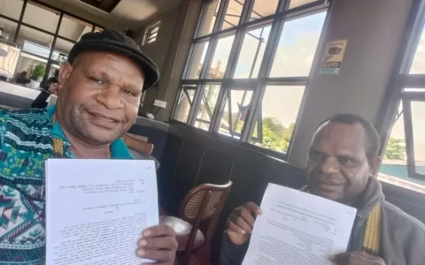 Papua Tengah — Kementerian Kehutanan Republik Indonesia dinilai tutup mata terhadap laporan rakyat Papua Tengah soal dugaan penyerobotan tanah ulayat oleh PT Jati Dharma Indah (JDI). Yusak Ernes Tebay, pemilik lahan di wilayah tersebut, menuntut keadilan dan meminta pemerintah bertindak atas pelanggaran yang sudah berlangsung sejak 2014. Menurut Yusak, PT Jati Dharma Indah melakukan penebangan kayu di area seluas sekitar dua kilometer persegi tanpa izin dari pemilik hak ulayat. “Perusahaan ini masuk tanpa permisi, tidak lewat pintu, tapi lewat jendela. Mereka menebang seenaknya dan mengabaikan masyarakat adat,” ujarnya dengan nada kecewa Nabire 25 Okteber 2025. Bernardus Pokuai, pihak yang disebut sebagai penerima pelepasan lahan sah dari pemilik hak ulayat, menguatkan pernyataan tersebut. Ia menyebut perusahaan menebang berbagai jenis kayu seperti merbau, matoa, marsawa, dan jenis kayu pilihan lainnya tanpa melakukan reboisasi. Bahkan, kata dia, JDI menebang pohon yang belum layak tebang dan diduga sempat mengubur kayu untuk menghindari protes warga. “Warga sudah pernah mendatangi perusahaan, meminta mereka lakukan reboisasi, tapi tidak direspons. Malah sempat terjadi keributan,” ungkap Bernardus. Rakyat Papua Tengah melalui para tokoh adat dan masyarakat sudah dua kali melayangkan surat resmi kepada Kementerian Kehutanan: pertama pada 7 Maret 2025 (Nomor: 02/Nbr/URKYT/2025) dan kedua pada 4 September 2025 (Nomor: 01/XI/2025). Dalam surat tersebut, mereka menuntut pertanggungjawaban PT Jati Dharma Indah atas kerusakan lingkungan dan pelanggaran hak adat yang dilakukan. Namun hingga kini, tak ada satu pun tanggapan dari Kementerian Kehutanan maupun pihak perusahaan. “Kami sudah menunggu enam bulan sejak surat pertama, tapi tidak ada balasan. Surat kedua juga sunyi. Kami curiga ada permainan antara perusahaan dan pejabat kementerian,” kata Yusak menuding. Warga menilai PT Jati Dharma Indah mendapat perlindungan dari oknum “orang kuat” di pusat. Karena itu, mereka mengancam akan melakukan aksi pemalangan jalan utama menuju lokasi perusahaan jika tidak ada kejelasan. “Kami sudah sabar. Kalau tidak ada tindakan, kami akan palang jalan. Semua akibatnya ditanggung oleh Kementerian Kehutanan dan PT Jati Dharma Indah,” tegasnya. Tokoh masyarakat Tomas menambahkan, pemerintah pusat harus turun tangan. “Kami minta Presiden Prabowo dan Kementerian Kehutanan segera menindak pihak-pihak yang bermain. Kalau perlu, tangkap dan jebloskan ke penjara. Jangan biarkan rakyat terus dirugikan.” Kasus ini kini menjadi sorotan tajam publik Papua Tengah. Warga menuntut pemerintah menegakkan prinsip pelayanan prima bukan pelayanan khusus untuk perusahaan besar. Jika tak ada penyelesaian, mereka berjanji akan menempuh jalur hukum agar keadilan benar-benar berpihak pada rakyat. “Di mana ada rakyat, di situ seharusnya ada negara,” ujar Yusak, menutup pernyataannya dengan nada getir.