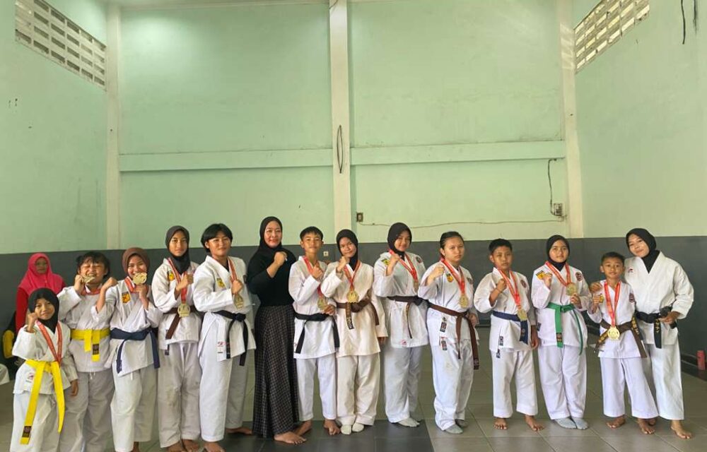 Dalam Rangka Mempererat Tali Silaturahmi Antar Pengurus Dan Anggota, Dojo Zatayu Melakukan Halal Bihalal Sekaligus Merayakan Syukuran Tempat Pelatihan Dan Penyematan Sabuk. Kegiatan Yang Berlangsung Di Gor Panawungan Komplek Perumahan Kartika Pratama, Diisi Dengan Doa Bersama Sekaligus Pemotongan Tumpeng. Yayat Sudrajat Selaku Pengasuh Dojo Zatayu Menyampaikan Di Adakanya Doa Bersama Ini Bertujuan: Untuk Menyiapkan Mental Dan Spritual Dalam Menghadapi Setiap Tantangan. Membangun Kekeluargaan Dengan Menciptakan Rasa Kebersamaan Dan Kepedulian Di Antara Kohai. Meningkatkan Rasa Syukur Mengingat Pentingnya Rasa Syukur Atas Nikmat Dan Pencapaian Yg Telah Di Raih. Dalam Kesempatan Yang Sama Senpai Zati Sebagai Pelatih Menyampaikan,Zatayu Merupakan Dojo Perguruan Karate Di Bawah Perguruan Inkanas Kabupaten Bogor. Dengan Adanya Doa Dan Penyematan Ini Saya Ucapkan Terima Kasih Untuk Orang Tua Kohai Yg Selalu Mensuport Sehingga Zatayu Saat Ini Telah Memilki 10 Sabuk Hitam. Untuk Kemajuan Bersama Jadilah Pribadi Yg Baik,Dan Berusaha Sebaik Mungkin Dalam Berlatih Sehingga Mendapatkan Prestasi Yang Maksimal Dan Bisa Membanggakan Buat Semuanya, Dan Jangan Lupa Untuk Selalu Rendah Hati,Tidak Sombong,Dan Semoga Kalian Bisa Lebih Hebat Daripada Senpai.ucap Zati Dengan Terbata Bata. Adapun Dalam Kesempatan Yang Sama Ustad Yogi Menyampaikan 3 Poin Dalam Mencari Ilmu 1.Doa Niat Kan Mencari Ridhonya Allah Swt, Untuk Mendapatkan Kemudahan Dan Kelancaran Nya, Insya Allah Dengan Berdoa Akan Selalu Mendapatkan Kemudahan,Bukan Hanya Sekedar Mencari Prestasi. 2.Totalitas Atau Bersungguh2 Dalam Mengejar Cita Cita Dengan Melewati Fase Demi Fase Untuk Mengupgrade Diri Sesuai Dengan Ajaran Islam Sehingga Bisa Mendapatkan Hasil Maksimal. 3,Dedikasi Yaitu Pengabdian Jaga Nama Baik Orang Tua ,Guru (Coach),Nama Baik Tempat Pendidikannya,Berperilaku Sabar,Tidak Baperan Sehingga Berbudi Pekerti Yg Baik .