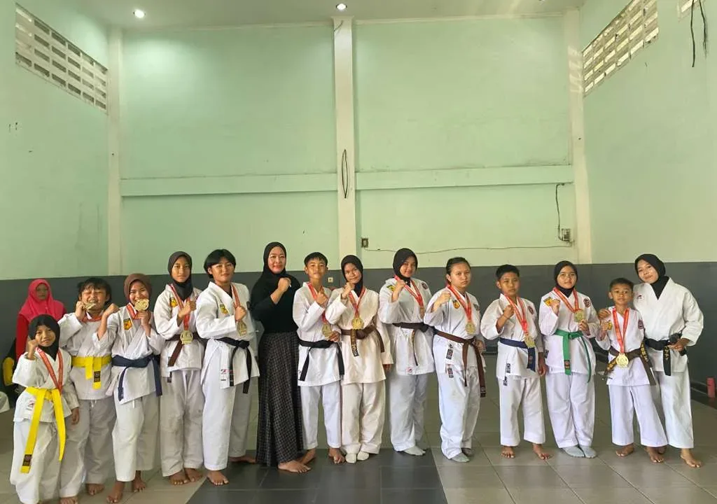 Dalam rangka mempererat tali silaturahmi antar pengurus dan anggota, Dojo zatayu melakukan halal bihalal sekaligus merayakan syukuran tempat pelatihan dan penyematan sabuk. Kegiatan yang berlangsung di GOR panawungan komplek perumahan Kartika pratama, diisi dengan doa bersama sekaligus pemotongan tumpeng. Yayat Sudrajat selaku pengasuh Dojo zatayu menyampaikan di adakanya doa bersama ini bertujuan: untuk menyiapkan mental dan spritual dalam menghadapi setiap tantangan. Membangun kekeluargaan dengan menciptakan rasa kebersamaan dan kepedulian di antara kohai. Meningkatkan rasa syukur mengingat pentingnya rasa syukur atas nikmat dan pencapaian yg telah di raih. Dalam kesempatan yang sama senpai zati sebagai pelatih menyampaikan,Zatayu merupakan Dojo perguruan karate di bawah perguruan INKANAS kabupaten bogor. Dengan adanya doa dan penyematan ini saya ucapkan Terima kasih untuk orang tua kohai yg selalu mensuport sehingga zatayu saat ini telah memilki 10 sabuk hitam. Untuk kemajuan bersama jadilah pribadi yg baik,dan berusaha sebaik mungkin dalam berlatih sehingga mendapatkan prestasi yang maksimal dan bisa membanggakan buat semuanya, dan jangan lupa untuk selalu rendah hati,tidak sombong,dan semoga kalian bisa lebih hebat daripada senpai.ucap zati dengan terbata bata. Adapun dalam kesempatan yang sama ustad Yogi Menyampaikan 3 poin dalam mencari ilmu 1.doa niat kan mencari ridhonya Allah SWT, Untuk mendapatkan kemudahan dan kelancaran nya, insya Allah dengan berdoa akan selalu mendapatkan kemudahan,bukan hanya sekedar mencari prestasi. 2.totalitas atau bersungguh2 Dalam mengejar cita cita dengan melewati fase demi fase untuk mengupgrade diri sesuai dengan ajaran islam sehingga bisa mendapatkan hasil maksimal. 3,dedikasi yaitu pengabdian Jaga nama baik orang tua ,guru (coach),nama baik tempat pendidikannya,berperilaku sabar,tidak baperan sehingga berbudi pekerti yg baik .