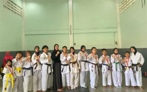 Dalam rangka mempererat tali silaturahmi antar pengurus dan anggota, Dojo zatayu melakukan halal bihalal sekaligus merayakan syukuran tempat pelatihan dan penyematan sabuk. Kegiatan yang berlangsung di GOR panawungan komplek perumahan Kartika pratama, diisi dengan doa bersama sekaligus pemotongan tumpeng. Yayat Sudrajat selaku pengasuh Dojo zatayu menyampaikan di adakanya doa bersama ini bertujuan: untuk menyiapkan mental dan spritual dalam menghadapi setiap tantangan. Membangun kekeluargaan dengan menciptakan rasa kebersamaan dan kepedulian di antara kohai. Meningkatkan rasa syukur mengingat pentingnya rasa syukur atas nikmat dan pencapaian yg telah di raih. Dalam kesempatan yang sama senpai zati sebagai pelatih menyampaikan,Zatayu merupakan Dojo perguruan karate di bawah perguruan INKANAS kabupaten bogor. Dengan adanya doa dan penyematan ini saya ucapkan Terima kasih untuk orang tua kohai yg selalu mensuport sehingga zatayu saat ini telah memilki 10 sabuk hitam. Untuk kemajuan bersama jadilah pribadi yg baik,dan berusaha sebaik mungkin dalam berlatih sehingga mendapatkan prestasi yang maksimal dan bisa membanggakan buat semuanya, dan jangan lupa untuk selalu rendah hati,tidak sombong,dan semoga kalian bisa lebih hebat daripada senpai.ucap zati dengan terbata bata. Adapun dalam kesempatan yang sama ustad Yogi Menyampaikan 3 poin dalam mencari ilmu 1.doa niat kan mencari ridhonya Allah SWT, Untuk mendapatkan kemudahan dan kelancaran nya, insya Allah dengan berdoa akan selalu mendapatkan kemudahan,bukan hanya sekedar mencari prestasi. 2.totalitas atau bersungguh2 Dalam mengejar cita cita dengan melewati fase demi fase untuk mengupgrade diri sesuai dengan ajaran islam sehingga bisa mendapatkan hasil maksimal. 3,dedikasi yaitu pengabdian Jaga nama baik orang tua ,guru (coach),nama baik tempat pendidikannya,berperilaku sabar,tidak baperan sehingga berbudi pekerti yg baik .