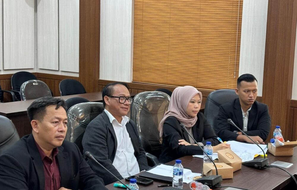 Keberadaan Tim Komunikasi Percepatan Pembangunan (Tkpp) Kota Sukabumi Pada Prinsipnya Untuk Memperkuat Sinergitas Dan Komunikasi Antara Aparatur Sipil Negara (Asn) Dengan Wali Kota Sukabumi Ayep Zaki Dan Tidak Bertujuan Untuk Mengambil Alih Peran Asn. “Selama Ini Kami Menjalankan Tugas Sesuai Dengan Tupoksi (Tugas Pokok Dan Fungsi) Kami, Tidak Benar Kami Mengambil Alih Peran Asn, Kami Hanya Ingin Membantu Dan Memperkuat Komunikasi Asn Dengan Pak Wali Kota H Ayep Zaki,” Ungkap Ketua Tkpp Kota Sukabumi, Ubaydillah Dalam Keterangannya, Senin (27/10/2025). Pernyataan Ubaydillah Tersebut Menanggapi Pemanggilan Panja Wakaf Dan Tkpp Dprd Kota Sukabumi Beberapa Waktu Lalu. Hadir Dalam Pertemuan Tersebut Ubaydillah, Ujang Fahrudin Jetli, Jamaludin, Dan Ani Nurhayati. Dalam Pertemuan Tersebut Ubaidillah Memaparkan Secara Rinci Penjelasan Terkait Tugas Dan Fungsi Tkpp Secara Mendalam. Menurutnya, Tim Yang Dibentuk Wali Kota Sukabumi H Ayep Zaki Bertujuan Untuk Melakukan Percepatan Pembangunan Di Berbagai Sektor Di Kota Sukabumi. “Saya Sudah Memberikan Penjelasan Terkait Tupoksi (Tugas Pokok Dan Fungsi) Kepada Pimpinan Dan Anggota Panja Dprd Kota Sukabumi. Dari Hasil Kajian Kami, Sudah Dilaporkan Secara Mendalam Terhadap Panja Dprd Kota Sukabumi,” Terang Ubaydillah. Ubaydillah Menegaskan, Keberadaan Tkpp Pada Prinsipnya, Tidak Bertujuan Untuk Mengambil Alih Peran Asn, Akan Tetapi Justru Memperkuat Sinergitas Dan Komunikasi Antara Asn Dengan Wali Kota Sukabumi. “Jadi, Asn Tetap Menjalankan Tugas Pokoknya, Kami Hanya Memperlancar Koordinasi,” Jelas Ubaydillah. Ubaydillah Juga Memaparkan Efektivitas Kerja Tim Tkpp Yang Bisa Dilihat Dari Sejumlah Indikator Pencapaian Pembangunan. Sebut Saja Terkait Pendapat Asli Daerah (Pad) Serta Hasil Evaluasi Dari Kinerja Badan Usaha Milik Daerah (Bumd) Dan Badan Layanan Umum Daerah (Blud) Di Kota Sukabumi. “Alhamdulilah, Saat Ini Pad Kota Sukabumi Bisa Meningkat, Kinerja Rsud R Syamsudin Sh, Pdam (Perusahaan Daerah Air Minum) Dan Bpr (Bank Perekonomian Rakyat) Membaik Serta Terdapat Pencapaian Hasil Yang Baik Jika Dibandingkan Dengan Sebelumnya,” Ungkapnya. Untuk Rsud R Syamsudin, Tambah Ubaydillah, Tahun 2025 Ini Terdapat Profit Mencapai Rp.7 Miliar, Dan Di Pdam Per Bulan September Yang Lalu, Terdapat Profit Sebesar Rp 410 Juta, Sedangkan Bpr Meraih Keuntungan Sebesar Rp 4 Miliar. &Quot;Ini Menjadi Bukti Nyata Bahwa Kinerja Tkpp Berjalan Dengan Baik Dan Hasilnya Bisa Dibuktikan Ke Publik,&Quot; Tandas Ubaydillah. Terkait Keberadaan Tim Tkpp Yang Berujung Dibentuknya Panja Wakaf Dan Tkpp Di Dprd Kota Sukabumi, Ubaydillah Sangat Menghormati Dinamika Yang Terjadi Selama Ini Dan Sangat Membuka Ruang Kritik Demi Kemajuan Kota Sukabumi. “Saya Dan Tim Tkpp Sangat Menghormati Dinamika Yang Terjadi, Namun Pada Prinsifnya Kami Sangat Membuka Ruang Kritik Guna Kemajuan Kota Sukabumi, Alhamdulilah Kami Pun Akhirnya Bisa Berdiskusi Dengan Panja,” Jelasnya. Sedangkan Soal Isue Beberapa Jabatan Yang Melekat Pada Dirinya, Ubaydillah Menjelaskan Bahwa, Hal Tersebut Hanya Semata-Mata Untuk Percepatan Pembangunan Khususnya Di Bumd Dan Blud. “Keterlibatan Saya Di Dewas Rsud R Syamsudin, Pdam Dan Bpr Bagian Dari Upaya Guna Melakukan Percepatan Pembangunan Atau Melakukan Kajian Serta Evaluasi Dari Kinerja Internal Bumd Dan Blud. Dan Ini Terbukti, Saat Ini Kondisi Bumd Dan Blud Di Kota Sukabumi Tumbuh Sehat Dan Mampu Menghasilkan Yang Terbaik Jika Dibandingkan Dengan Kondisi Bumd Dan Blud Sebelumnya,” Pungkasnya.