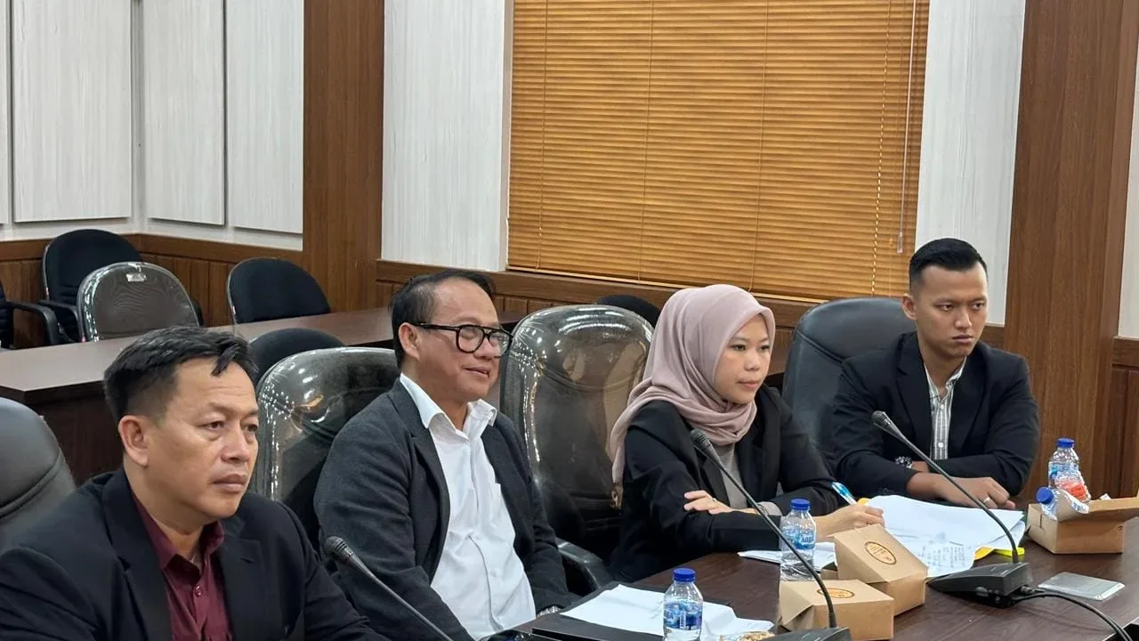 Keberadaan Tim Komunikasi Percepatan Pembangunan (TKPP) Kota Sukabumi pada prinsipnya untuk memperkuat sinergitas dan komunikasi antara aparatur Sipil Negara (ASN) dengan Wali Kota Sukabumi Ayep Zaki dan tidak bertujuan untuk mengambil alih peran ASN. “Selama ini kami menjalankan tugas sesuai dengan tupoksi (tugas pokok dan fungsi) kami, tidak benar kami mengambil alih peran ASN, kami hanya ingin membantu dan memperkuat komunikasi ASN dengan Pak Wali Kota H Ayep Zaki,” ungkap Ketua TKPP Kota Sukabumi, Ubaydillah dalam keterangannya, Senin (27/10/2025). Pernyataan Ubaydillah tersebut menanggapi pemanggilan Panja Wakaf dan TKPP DPRD Kota Sukabumi beberapa waktu lalu. Hadir dalam pertemuan tersebut Ubaydillah, Ujang Fahrudin Jetli, Jamaludin, dan Ani Nurhayati. Dalam pertemuan tersebut Ubaidillah memaparkan secara rinci penjelasan terkait tugas dan fungsi TKPP secara mendalam. Menurutnya, tim yang dibentuk Wali Kota Sukabumi H Ayep Zaki bertujuan untuk melakukan percepatan pembangunan di berbagai sektor di Kota Sukabumi. “Saya sudah memberikan penjelasan terkait tupoksi (tugas pokok dan fungsi) kepada Pimpinan dan Anggota Panja DPRD Kota Sukabumi. Dari hasil kajian kami, sudah dilaporkan secara mendalam terhadap Panja DPRD Kota Sukabumi,” terang Ubaydillah. Ubaydillah menegaskan, keberadaan TKPP pada prinsipnya, tidak bertujuan untuk mengambil alih peran ASN, akan tetapi justru memperkuat sinergitas dan komunikasi antara ASN dengan Wali Kota Sukabumi. “Jadi, ASN tetap menjalankan tugas pokoknya, kami hanya memperlancar koordinasi,” jelas Ubaydillah. Ubaydillah juga memaparkan efektivitas kerja tim TKPP yang bisa dilihat dari sejumlah indikator pencapaian pembangunan. Sebut saja terkait pendapat asli daerah (PAD) serta hasil evaluasi dari kinerja Badan Usaha Milik Daerah (BUMD) dan Badan Layanan Umum Daerah (BLUD) di Kota Sukabumi. “Alhamdulilah, saat ini PAD Kota Sukabumi bisa meningkat, kinerja RSUD R Syamsudin SH, PDAM (Perusahaan Daerah Air Minum) dan BPR (Bank Perekonomian Rakyat) membaik serta terdapat pencapaian hasil yang baik jika dibandingkan dengan sebelumnya,” ungkapnya. Untuk RSUD R Syamsudin, tambah Ubaydillah, tahun 2025 ini terdapat profit mencapai Rp.7 miliar, dan di PDAM per bulan September yang lalu, terdapat profit sebesar Rp 410 juta, sedangkan BPR meraih keuntungan sebesar Rp 4 miliar. "Ini menjadi bukti nyata bahwa kinerja TKPP berjalan dengan baik dan hasilnya bisa dibuktikan ke publik," tandas Ubaydillah. Terkait keberadaan Tim TKPP yang berujung dibentuknya Panja Wakaf dan TKPP di DPRD Kota Sukabumi, Ubaydillah sangat menghormati dinamika yang terjadi selama ini dan sangat membuka ruang kritik demi kemajuan Kota Sukabumi. “Saya dan Tim TKPP sangat menghormati dinamika yang terjadi, namun pada prinsifnya kami sangat membuka ruang kritik guna kemajuan Kota Sukabumi, Alhamdulilah kami pun akhirnya bisa berdiskusi dengan panja,” jelasnya. Sedangkan soal isue beberapa jabatan yang melekat pada dirinya, Ubaydillah menjelaskan bahwa, hal tersebut hanya semata-mata untuk percepatan pembangunan khususnya di BUMD dan BLUD. “Keterlibatan saya di Dewas RSUD R Syamsudin, PDAM dan BPR bagian dari upaya guna melakukan percepatan pembangunan atau melakukan kajian serta evaluasi dari kinerja internal BUMD dan BLUD. Dan ini terbukti, saat ini kondisi BUMD dan BLUD di Kota Sukabumi tumbuh sehat dan mampu menghasilkan yang terbaik jika dibandingkan dengan kondisi BUMD dan BLUD sebelumnya,” pungkasnya.