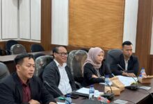 Keberadaan Tim Komunikasi Percepatan Pembangunan (Tkpp) Kota Sukabumi Pada Prinsipnya Untuk Memperkuat Sinergitas Dan Komunikasi Antara Aparatur Sipil Negara (Asn) Dengan Wali Kota Sukabumi Ayep Zaki Dan Tidak Bertujuan Untuk Mengambil Alih Peran Asn. “Selama Ini Kami Menjalankan Tugas Sesuai Dengan Tupoksi (Tugas Pokok Dan Fungsi) Kami, Tidak Benar Kami Mengambil Alih Peran Asn, Kami Hanya Ingin Membantu Dan Memperkuat Komunikasi Asn Dengan Pak Wali Kota H Ayep Zaki,” Ungkap Ketua Tkpp Kota Sukabumi, Ubaydillah Dalam Keterangannya, Senin (27/10/2025). Pernyataan Ubaydillah Tersebut Menanggapi Pemanggilan Panja Wakaf Dan Tkpp Dprd Kota Sukabumi Beberapa Waktu Lalu. Hadir Dalam Pertemuan Tersebut Ubaydillah, Ujang Fahrudin Jetli, Jamaludin, Dan Ani Nurhayati. Dalam Pertemuan Tersebut Ubaidillah Memaparkan Secara Rinci Penjelasan Terkait Tugas Dan Fungsi Tkpp Secara Mendalam. Menurutnya, Tim Yang Dibentuk Wali Kota Sukabumi H Ayep Zaki Bertujuan Untuk Melakukan Percepatan Pembangunan Di Berbagai Sektor Di Kota Sukabumi. “Saya Sudah Memberikan Penjelasan Terkait Tupoksi (Tugas Pokok Dan Fungsi) Kepada Pimpinan Dan Anggota Panja Dprd Kota Sukabumi. Dari Hasil Kajian Kami, Sudah Dilaporkan Secara Mendalam Terhadap Panja Dprd Kota Sukabumi,” Terang Ubaydillah. Ubaydillah Menegaskan, Keberadaan Tkpp Pada Prinsipnya, Tidak Bertujuan Untuk Mengambil Alih Peran Asn, Akan Tetapi Justru Memperkuat Sinergitas Dan Komunikasi Antara Asn Dengan Wali Kota Sukabumi. “Jadi, Asn Tetap Menjalankan Tugas Pokoknya, Kami Hanya Memperlancar Koordinasi,” Jelas Ubaydillah. Ubaydillah Juga Memaparkan Efektivitas Kerja Tim Tkpp Yang Bisa Dilihat Dari Sejumlah Indikator Pencapaian Pembangunan. Sebut Saja Terkait Pendapat Asli Daerah (Pad) Serta Hasil Evaluasi Dari Kinerja Badan Usaha Milik Daerah (Bumd) Dan Badan Layanan Umum Daerah (Blud) Di Kota Sukabumi. “Alhamdulilah, Saat Ini Pad Kota Sukabumi Bisa Meningkat, Kinerja Rsud R Syamsudin Sh, Pdam (Perusahaan Daerah Air Minum) Dan Bpr (Bank Perekonomian Rakyat) Membaik Serta Terdapat Pencapaian Hasil Yang Baik Jika Dibandingkan Dengan Sebelumnya,” Ungkapnya. Untuk Rsud R Syamsudin, Tambah Ubaydillah, Tahun 2025 Ini Terdapat Profit Mencapai Rp.7 Miliar, Dan Di Pdam Per Bulan September Yang Lalu, Terdapat Profit Sebesar Rp 410 Juta, Sedangkan Bpr Meraih Keuntungan Sebesar Rp 4 Miliar. &Quot;Ini Menjadi Bukti Nyata Bahwa Kinerja Tkpp Berjalan Dengan Baik Dan Hasilnya Bisa Dibuktikan Ke Publik,&Quot; Tandas Ubaydillah. Terkait Keberadaan Tim Tkpp Yang Berujung Dibentuknya Panja Wakaf Dan Tkpp Di Dprd Kota Sukabumi, Ubaydillah Sangat Menghormati Dinamika Yang Terjadi Selama Ini Dan Sangat Membuka Ruang Kritik Demi Kemajuan Kota Sukabumi. “Saya Dan Tim Tkpp Sangat Menghormati Dinamika Yang Terjadi, Namun Pada Prinsifnya Kami Sangat Membuka Ruang Kritik Guna Kemajuan Kota Sukabumi, Alhamdulilah Kami Pun Akhirnya Bisa Berdiskusi Dengan Panja,” Jelasnya. Sedangkan Soal Isue Beberapa Jabatan Yang Melekat Pada Dirinya, Ubaydillah Menjelaskan Bahwa, Hal Tersebut Hanya Semata-Mata Untuk Percepatan Pembangunan Khususnya Di Bumd Dan Blud. “Keterlibatan Saya Di Dewas Rsud R Syamsudin, Pdam Dan Bpr Bagian Dari Upaya Guna Melakukan Percepatan Pembangunan Atau Melakukan Kajian Serta Evaluasi Dari Kinerja Internal Bumd Dan Blud. Dan Ini Terbukti, Saat Ini Kondisi Bumd Dan Blud Di Kota Sukabumi Tumbuh Sehat Dan Mampu Menghasilkan Yang Terbaik Jika Dibandingkan Dengan Kondisi Bumd Dan Blud Sebelumnya,” Pungkasnya.