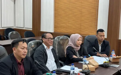 Keberadaan Tim Komunikasi Percepatan Pembangunan (TKPP) Kota Sukabumi pada prinsipnya untuk memperkuat sinergitas dan komunikasi antara aparatur Sipil Negara (ASN) dengan Wali Kota Sukabumi Ayep Zaki dan tidak bertujuan untuk mengambil alih peran ASN. “Selama ini kami menjalankan tugas sesuai dengan tupoksi (tugas pokok dan fungsi) kami, tidak benar kami mengambil alih peran ASN, kami hanya ingin membantu dan memperkuat komunikasi ASN dengan Pak Wali Kota H Ayep Zaki,” ungkap Ketua TKPP Kota Sukabumi, Ubaydillah dalam keterangannya, Senin (27/10/2025). Pernyataan Ubaydillah tersebut menanggapi pemanggilan Panja Wakaf dan TKPP DPRD Kota Sukabumi beberapa waktu lalu. Hadir dalam pertemuan tersebut Ubaydillah, Ujang Fahrudin Jetli, Jamaludin, dan Ani Nurhayati. Dalam pertemuan tersebut Ubaidillah memaparkan secara rinci penjelasan terkait tugas dan fungsi TKPP secara mendalam. Menurutnya, tim yang dibentuk Wali Kota Sukabumi H Ayep Zaki bertujuan untuk melakukan percepatan pembangunan di berbagai sektor di Kota Sukabumi. “Saya sudah memberikan penjelasan terkait tupoksi (tugas pokok dan fungsi) kepada Pimpinan dan Anggota Panja DPRD Kota Sukabumi. Dari hasil kajian kami, sudah dilaporkan secara mendalam terhadap Panja DPRD Kota Sukabumi,” terang Ubaydillah. Ubaydillah menegaskan, keberadaan TKPP pada prinsipnya, tidak bertujuan untuk mengambil alih peran ASN, akan tetapi justru memperkuat sinergitas dan komunikasi antara ASN dengan Wali Kota Sukabumi. “Jadi, ASN tetap menjalankan tugas pokoknya, kami hanya memperlancar koordinasi,” jelas Ubaydillah. Ubaydillah juga memaparkan efektivitas kerja tim TKPP yang bisa dilihat dari sejumlah indikator pencapaian pembangunan. Sebut saja terkait pendapat asli daerah (PAD) serta hasil evaluasi dari kinerja Badan Usaha Milik Daerah (BUMD) dan Badan Layanan Umum Daerah (BLUD) di Kota Sukabumi. “Alhamdulilah, saat ini PAD Kota Sukabumi bisa meningkat, kinerja RSUD R Syamsudin SH, PDAM (Perusahaan Daerah Air Minum) dan BPR (Bank Perekonomian Rakyat) membaik serta terdapat pencapaian hasil yang baik jika dibandingkan dengan sebelumnya,” ungkapnya. Untuk RSUD R Syamsudin, tambah Ubaydillah, tahun 2025 ini terdapat profit mencapai Rp.7 miliar, dan di PDAM per bulan September yang lalu, terdapat profit sebesar Rp 410 juta, sedangkan BPR meraih keuntungan sebesar Rp 4 miliar. "Ini menjadi bukti nyata bahwa kinerja TKPP berjalan dengan baik dan hasilnya bisa dibuktikan ke publik," tandas Ubaydillah. Terkait keberadaan Tim TKPP yang berujung dibentuknya Panja Wakaf dan TKPP di DPRD Kota Sukabumi, Ubaydillah sangat menghormati dinamika yang terjadi selama ini dan sangat membuka ruang kritik demi kemajuan Kota Sukabumi. “Saya dan Tim TKPP sangat menghormati dinamika yang terjadi, namun pada prinsifnya kami sangat membuka ruang kritik guna kemajuan Kota Sukabumi, Alhamdulilah kami pun akhirnya bisa berdiskusi dengan panja,” jelasnya. Sedangkan soal isue beberapa jabatan yang melekat pada dirinya, Ubaydillah menjelaskan bahwa, hal tersebut hanya semata-mata untuk percepatan pembangunan khususnya di BUMD dan BLUD. “Keterlibatan saya di Dewas RSUD R Syamsudin, PDAM dan BPR bagian dari upaya guna melakukan percepatan pembangunan atau melakukan kajian serta evaluasi dari kinerja internal BUMD dan BLUD. Dan ini terbukti, saat ini kondisi BUMD dan BLUD di Kota Sukabumi tumbuh sehat dan mampu menghasilkan yang terbaik jika dibandingkan dengan kondisi BUMD dan BLUD sebelumnya,” pungkasnya.