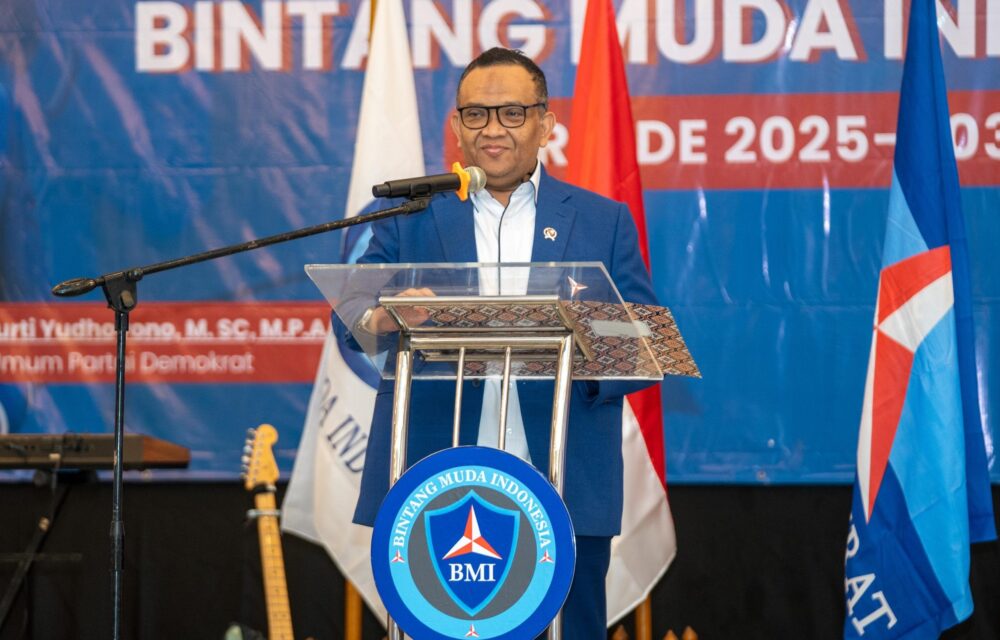Kepengurusan Dewan Pimpinan Nasional (Dpn) Bintang Muda Indonesia (Bmi) Periode 2025–2030 Resmi Dilantik. Acara Pelantikan Organisasi Sayap Pemuda Partai Demokrat Itu Diselenggarakan Di Hotel Acacia, Jakarta Pusat, Senin (27/10/2025). Hadir Dalam Pelantikan Pendiri Partai Demokrat Prof Dr Subur Budi Santoso, Wamenaker Yang Juga Wasekjen Partai Demokrat Afriansah Noor, Anggota Dewan Kehormatan Partai Demokrat, Mayjen Tni (Purn) Ahmad Yani Basuki, Wabendum Partai Demokrat Steven Rumangkang, Anggota Dpr Ri Partai Demokrat, Sartono Hutomo Dan Umar Arsal, Bupati Sekadau Yang Merupakan Kader Partai Demokrat, Aron Sh. Hadir Pula Mantan Komandan Tkn Fanta Prabowo-Gibran, Arif Rosyid Hasan. Dalam Prosesi Pelantikan, Ketua Umum Bmi Terpilih Farkhan Evendi Dan Pengurus Lainnya Mengucapkan Ikrar Dan Sumpah Yang Dipimpin Langsung Oleh Dewan Pengawas Bmi, Nawa Said Dimyati. Usai Dilantik, Ketua Umum Dpn Bintang Muda Indonesia Farkhan Evendi Ucapkan Terimakasih Diberi Amanat Kembali Memimpin Bmi. Di Periode Kedua Ini, Farkhan Mengajak Semua Pengurus Dan Kader Bmi Menjaga Amanah Utama Yaitu Membantu Partai Demokrat Berjaya Kembali. &Quot;Amanah Kita Adalah Memperkuat Partai Demokrat Untuk Berjaya Kembali. Ini Amanah Yang Harus Dijaga,&Quot; Tegas Pria Yang Biasa Dipanggil Cak Farkhan Itu. Farkhan Juga Mengajak Semua Untuk Bekerja Nyata Bagi Rakyat. Menurutnya Di Indonesia Sudah Banyak Dan Tumpah Ruah Dengan Kata-Kata. Makanya Bmi Tidak Boleh Seperti Itu. &Quot;Kita Diam Tapi Bekerja, Berbuat Secara Nyata. Membuktikan Kepada Rakyat. Karena Indonesia Ini Sudah Banyak Dan Tumpah Ruah Oleh Kata-Kata,&Quot; Paparnya. Farkhan Menilai Soal Maju Mundurnya Organisasi Bukan Tergantung Dari Pengurus Inti Saja Tetapi Semua Pengurus Dan Kader. Makanya Harus Ditanamkan Dalam Diri Masing-Masing Bahwa Di Dunia Politik Diniatkan Sebagai Ibadah. &Quot;Bmi Menjadi Wadah Untuk Mendidik Calon Pemimpin Muda Yang Punya Karakter Dan Etika. Karakter Tertinggi Adalah Mementingkan Rakyat. Jadi Bmi Ini Ruang Bersama Kita, Semua Adalah Sahabat, Tidak Ada Saling Tikung, Semua Berkembang Saling Mendukung Sesuai Cita-Cita Kita,&Quot; Katanya. Sementara Itu Dalam Sambutannya, Wamenaker Afriansyah Noor Mengapresiasi Kiprah Bmi Yang Sudah Menginjak Periode Kedua. Meski Masih Sangat Namun Mampu Berkiprah Dengan Baik Dalam Memperkuat Partai Menuju Kemenangan Dan Kejayaan Di Masa Depan. &Quot;Yang Penting Semangat Dan Mempunyai Niat Kuat, Sabar, Tulus Dan Ikhlas. Hal-Hal Itu Yang Harus Dipegang Dengan Baik. Bmi Saya Lihat Semakin Kuat,&Quot; Tuturnya. Wamenaker Juga Menyampaikan Pentingnya Kaderisasi Dalam Sebuah Organisasi, Termasuk Di Dalam Bmi. Menurutnya, Organisasi Bukan Sekedar Nama Dan Ada Pengurus Di Tiap Daerah, Namun Kaderisasi Sangat Penting Untuk Regenerasi. &Quot;Harapan Saya Bmi Melakukan Kolaborasi Dengan Seluruh Elemen. Mempunyai Komitmen Memperkuat Partai Agar Partai Demokrat Berjaya Kembali Di Tahun 2029,&Quot; Tegas Dia. Pendiri Partai Demokrat Prof Subur Budi Santoso Memberi Nasehat Juga Untuk Para Pengurus Bmi. Menurutnya, Bmi Harus Mampu Meliat Peluang, Membaca Situasi Dan Keadaan Yang Terjadi. &Quot;Kemudian Sebagai Anak Muda, Harus Selalu Hormat Dan Belajar Dengan Menimba Pengalaman Kepada Para Senior,&Quot; Ujarnya