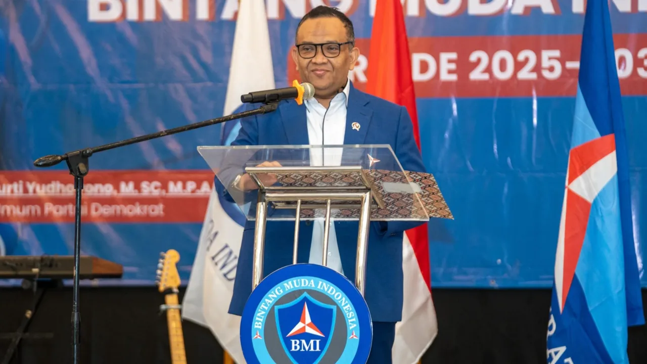 Kepengurusan Dewan Pimpinan Nasional (DPN) Bintang Muda Indonesia (BMI) periode 2025–2030 resmi dilantik. Acara pelantikan organisasi sayap pemuda Partai Demokrat itu diselenggarakan di Hotel Acacia, Jakarta Pusat, Senin (27/10/2025). Hadir dalam pelantikan Pendiri Partai Demokrat Prof Dr Subur Budi Santoso, Wamenaker yang juga Wasekjen Partai Demokrat Afriansah Noor, anggota Dewan Kehormatan Partai Demokrat, Mayjen TNI (Purn) Ahmad Yani Basuki, Wabendum Partai Demokrat Steven Rumangkang, Anggota DPR RI Partai Demokrat, Sartono Hutomo dan Umar Arsal, Bupati Sekadau yang merupakan kader Partai Demokrat, Aron SH. Hadir pula Mantan Komandan TKN Fanta Prabowo-Gibran, Arif Rosyid Hasan. Dalam prosesi pelantikan, Ketua Umum BMI terpilih Farkhan Evendi dan pengurus lainnya mengucapkan ikrar dan sumpah yang dipimpin langsung oleh Dewan Pengawas BMI, Nawa Said Dimyati. Usai dilantik, Ketua Umum DPN Bintang Muda Indonesia Farkhan Evendi ucapkan terimakasih diberi amanat kembali memimpin BMI. Di periode kedua ini, Farkhan mengajak semua pengurus dan kader BMI menjaga amanah utama yaitu membantu Partai Demokrat berjaya kembali. "Amanah kita adalah memperkuat Partai Demokrat untuk berjaya kembali. Ini amanah yang harus dijaga," tegas pria yang biasa dipanggil Cak Farkhan itu. Farkhan juga mengajak semua untuk bekerja nyata bagi rakyat. Menurutnya di Indonesia sudah banyak dan tumpah ruah dengan kata-kata. Makanya BMI tidak boleh seperti itu. "Kita diam tapi bekerja, berbuat secara nyata. membuktikan kepada rakyat. Karena Indonesia ini sudah banyak dan tumpah ruah oleh kata-kata," paparnya. Farkhan menilai soal maju mundurnya organisasi bukan tergantung dari pengurus inti saja tetapi semua pengurus dan kader. Makanya harus ditanamkan dalam diri masing-masing bahwa di dunia politik diniatkan sebagai ibadah. "BMI menjadi wadah untuk mendidik calon pemimpin muda yang punya karakter dan etika. Karakter tertinggi adalah mementingkan rakyat. Jadi BMI ini ruang bersama kita, semua adalah sahabat, tidak ada saling tikung, semua berkembang saling mendukung sesuai cita-cita kita," katanya. Sementara itu dalam sambutannya, Wamenaker Afriansyah Noor mengapresiasi kiprah BMI yang sudah menginjak periode kedua. Meski masih sangat namun mampu berkiprah dengan baik dalam memperkuat partai menuju kemenangan dan kejayaan di masa depan. "Yang penting semangat dan mempunyai niat kuat, sabar, tulus dan ikhlas. Hal-hal itu yang harus dipegang dengan baik. BMI saya lihat semakin kuat," tuturnya. Wamenaker juga menyampaikan pentingnya kaderisasi dalam sebuah organisasi, termasuk di dalam BMI. Menurutnya, organisasi bukan sekedar nama dan ada pengurus di tiap daerah, namun kaderisasi sangat penting untuk regenerasi. "Harapan saya BMI melakukan kolaborasi dengan seluruh elemen. Mempunyai komitmen memperkuat partai agar Partai Demokrat berjaya kembali di tahun 2029," tegas dia. Pendiri Partai Demokrat Prof Subur Budi Santoso memberi nasehat juga untuk para pengurus BMI. Menurutnya, BMI harus mampu meliat peluang, membaca situasi dan keadaan yang terjadi. "Kemudian sebagai anak muda, harus selalu hormat dan belajar dengan menimba pengalaman kepada para senior," ujarnya