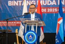 Kepengurusan Dewan Pimpinan Nasional (Dpn) Bintang Muda Indonesia (Bmi) Periode 2025–2030 Resmi Dilantik. Acara Pelantikan Organisasi Sayap Pemuda Partai Demokrat Itu Diselenggarakan Di Hotel Acacia, Jakarta Pusat, Senin (27/10/2025). Hadir Dalam Pelantikan Pendiri Partai Demokrat Prof Dr Subur Budi Santoso, Wamenaker Yang Juga Wasekjen Partai Demokrat Afriansah Noor, Anggota Dewan Kehormatan Partai Demokrat, Mayjen Tni (Purn) Ahmad Yani Basuki, Wabendum Partai Demokrat Steven Rumangkang, Anggota Dpr Ri Partai Demokrat, Sartono Hutomo Dan Umar Arsal, Bupati Sekadau Yang Merupakan Kader Partai Demokrat, Aron Sh. Hadir Pula Mantan Komandan Tkn Fanta Prabowo-Gibran, Arif Rosyid Hasan. Dalam Prosesi Pelantikan, Ketua Umum Bmi Terpilih Farkhan Evendi Dan Pengurus Lainnya Mengucapkan Ikrar Dan Sumpah Yang Dipimpin Langsung Oleh Dewan Pengawas Bmi, Nawa Said Dimyati. Usai Dilantik, Ketua Umum Dpn Bintang Muda Indonesia Farkhan Evendi Ucapkan Terimakasih Diberi Amanat Kembali Memimpin Bmi. Di Periode Kedua Ini, Farkhan Mengajak Semua Pengurus Dan Kader Bmi Menjaga Amanah Utama Yaitu Membantu Partai Demokrat Berjaya Kembali. &Quot;Amanah Kita Adalah Memperkuat Partai Demokrat Untuk Berjaya Kembali. Ini Amanah Yang Harus Dijaga,&Quot; Tegas Pria Yang Biasa Dipanggil Cak Farkhan Itu. Farkhan Juga Mengajak Semua Untuk Bekerja Nyata Bagi Rakyat. Menurutnya Di Indonesia Sudah Banyak Dan Tumpah Ruah Dengan Kata-Kata. Makanya Bmi Tidak Boleh Seperti Itu. &Quot;Kita Diam Tapi Bekerja, Berbuat Secara Nyata. Membuktikan Kepada Rakyat. Karena Indonesia Ini Sudah Banyak Dan Tumpah Ruah Oleh Kata-Kata,&Quot; Paparnya. Farkhan Menilai Soal Maju Mundurnya Organisasi Bukan Tergantung Dari Pengurus Inti Saja Tetapi Semua Pengurus Dan Kader. Makanya Harus Ditanamkan Dalam Diri Masing-Masing Bahwa Di Dunia Politik Diniatkan Sebagai Ibadah. &Quot;Bmi Menjadi Wadah Untuk Mendidik Calon Pemimpin Muda Yang Punya Karakter Dan Etika. Karakter Tertinggi Adalah Mementingkan Rakyat. Jadi Bmi Ini Ruang Bersama Kita, Semua Adalah Sahabat, Tidak Ada Saling Tikung, Semua Berkembang Saling Mendukung Sesuai Cita-Cita Kita,&Quot; Katanya. Sementara Itu Dalam Sambutannya, Wamenaker Afriansyah Noor Mengapresiasi Kiprah Bmi Yang Sudah Menginjak Periode Kedua. Meski Masih Sangat Namun Mampu Berkiprah Dengan Baik Dalam Memperkuat Partai Menuju Kemenangan Dan Kejayaan Di Masa Depan. &Quot;Yang Penting Semangat Dan Mempunyai Niat Kuat, Sabar, Tulus Dan Ikhlas. Hal-Hal Itu Yang Harus Dipegang Dengan Baik. Bmi Saya Lihat Semakin Kuat,&Quot; Tuturnya. Wamenaker Juga Menyampaikan Pentingnya Kaderisasi Dalam Sebuah Organisasi, Termasuk Di Dalam Bmi. Menurutnya, Organisasi Bukan Sekedar Nama Dan Ada Pengurus Di Tiap Daerah, Namun Kaderisasi Sangat Penting Untuk Regenerasi. &Quot;Harapan Saya Bmi Melakukan Kolaborasi Dengan Seluruh Elemen. Mempunyai Komitmen Memperkuat Partai Agar Partai Demokrat Berjaya Kembali Di Tahun 2029,&Quot; Tegas Dia. Pendiri Partai Demokrat Prof Subur Budi Santoso Memberi Nasehat Juga Untuk Para Pengurus Bmi. Menurutnya, Bmi Harus Mampu Meliat Peluang, Membaca Situasi Dan Keadaan Yang Terjadi. &Quot;Kemudian Sebagai Anak Muda, Harus Selalu Hormat Dan Belajar Dengan Menimba Pengalaman Kepada Para Senior,&Quot; Ujarnya