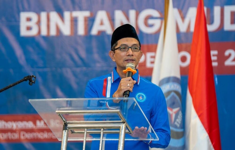 Ketua Dewan Pimpinan Nasional Bintang Muda Indonesia (Bmi) Farkhan Evendi Mengatakan, Ada Makna Mendalam Di Balik Peringatan Sumpah Pemuda Bertepatan Tangal 28 Oktober Saat Ini. Farkhan Mengatakan, Ruh Sumpah Pemuda Pada 28 Oktober 1928 Atau Ratusan Tahun Lalu Itu Tak Hanya Bernilai Kebangsaan, Kenegaraan Dalam Jiwa Bertumpah Darah Indonesia. “Namun Dalam Kontek Sekarang Perlu Dimaknai Revitaliasi Semangat Kempemudaan,” Ujar Farkhan, Dalam Pernyataan Resmi Peringatan Hari Sumpah Pemuda, 28 Oktober 2025.10.28 Menurut Farkhan, Semangat Revitalisasi Jiwa Kepemudaan Dapat Dijabarkan Dalam Mendukung Perubahan Lebih Baik Dan Keberpihakan Kaum Lemah. “Karena Kontek Saat Ini Sudah Meraih Kemederkaan, Tinggal Mengubah Pola Pikir Berpihak Yang Jelas, Salah Satunya Berpihak Kepada Kaum Lemah Dan Margial Atau Musta’afin,” Ujar Farkhan Menambahkan. Ia Menegaskan Keperpihakan Pemuda Dalam Kontek Sekarang Itu Dinilai Perlu, Ketika Kemerdekan Secara Dejure Masih Menyisakan Pekerjaan Rumah Atau Pr. Di Antaranya Masih Ada Ketimpangan Kemiskinan, Dikriminasi Minoritas Dan Nilai Keadilan Berbasis Gender. Sejumlah Masalah Itu, Kata Farkhan, Menjadi Tanggungjawab Pemuda Sekarang Melakukan Langkah Nyata Dengan Prorgram Dan Kegiatan Yang Dijiwai Prinsip Menegakakn Keadilan Serta Menolong Kelompok Rentan. “Baik Rentan Ekonomi, Rentan Diskrimansi Maupun Kerentanan Lain,” Ujar Farkhan. Selain Itu Farkhan Mengingatkan Pentingnya Menjaga Identitas Pemuda Yang Selalu Hadir Sebagai Pendobrak Ketika Menemukan Tatanan Sistem Maupun Nilai-Nilai Yang Merugikan Publik Dan Bangsa. “Selalu Hadir Dalam Kepeloporan Di Semua Sektor. Termasuk Mendobrak Paradigma Atau Pola Pikir Dan Peran Menata Sistem Yang Lebih Baik,” Kata Farkhan Menjelaskan.