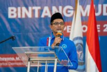 Ketua Dewan Pimpinan Nasional Bintang Muda Indonesia (Bmi) Farkhan Evendi Mengatakan, Ada Makna Mendalam Di Balik Peringatan Sumpah Pemuda Bertepatan Tangal 28 Oktober Saat Ini. Farkhan Mengatakan, Ruh Sumpah Pemuda Pada 28 Oktober 1928 Atau Ratusan Tahun Lalu Itu Tak Hanya Bernilai Kebangsaan, Kenegaraan Dalam Jiwa Bertumpah Darah Indonesia. “Namun Dalam Kontek Sekarang Perlu Dimaknai Revitaliasi Semangat Kempemudaan,” Ujar Farkhan, Dalam Pernyataan Resmi Peringatan Hari Sumpah Pemuda, 28 Oktober 2025.10.28 Menurut Farkhan, Semangat Revitalisasi Jiwa Kepemudaan Dapat Dijabarkan Dalam Mendukung Perubahan Lebih Baik Dan Keberpihakan Kaum Lemah. “Karena Kontek Saat Ini Sudah Meraih Kemederkaan, Tinggal Mengubah Pola Pikir Berpihak Yang Jelas, Salah Satunya Berpihak Kepada Kaum Lemah Dan Margial Atau Musta’afin,” Ujar Farkhan Menambahkan. Ia Menegaskan Keperpihakan Pemuda Dalam Kontek Sekarang Itu Dinilai Perlu, Ketika Kemerdekan Secara Dejure Masih Menyisakan Pekerjaan Rumah Atau Pr. Di Antaranya Masih Ada Ketimpangan Kemiskinan, Dikriminasi Minoritas Dan Nilai Keadilan Berbasis Gender. Sejumlah Masalah Itu, Kata Farkhan, Menjadi Tanggungjawab Pemuda Sekarang Melakukan Langkah Nyata Dengan Prorgram Dan Kegiatan Yang Dijiwai Prinsip Menegakakn Keadilan Serta Menolong Kelompok Rentan. “Baik Rentan Ekonomi, Rentan Diskrimansi Maupun Kerentanan Lain,” Ujar Farkhan. Selain Itu Farkhan Mengingatkan Pentingnya Menjaga Identitas Pemuda Yang Selalu Hadir Sebagai Pendobrak Ketika Menemukan Tatanan Sistem Maupun Nilai-Nilai Yang Merugikan Publik Dan Bangsa. “Selalu Hadir Dalam Kepeloporan Di Semua Sektor. Termasuk Mendobrak Paradigma Atau Pola Pikir Dan Peran Menata Sistem Yang Lebih Baik,” Kata Farkhan Menjelaskan.