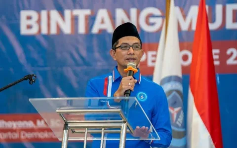 Ketua Dewan Pimpinan Nasional Bintang Muda Indonesia (BMI) Farkhan Evendi mengatakan, ada makna mendalam di balik peringatan sumpah pemuda bertepatan tangal 28 Oktober saat ini. Farkhan mengatakan, ruh sumpah pemuda pada 28 Oktober 1928 atau ratusan tahun lalu itu tak hanya bernilai kebangsaan, kenegaraan dalam jiwa bertumpah darah Indonesia. “Namun dalam kontek sekarang perlu dimaknai revitaliasi semangat kempemudaan,” ujar Farkhan, dalam pernyataan resmi peringatan hari Sumpah Pemuda, 28 Oktober 2025.10.28 Menurut Farkhan, semangat revitalisasi jiwa kepemudaan dapat dijabarkan dalam mendukung perubahan lebih baik dan keberpihakan kaum lemah. “Karena kontek saat ini sudah meraih kemederkaan, tinggal mengubah pola pikir berpihak yang jelas, salah satunya berpihak kepada kaum lemah dan margial atau musta’afin,” ujar Farkhan menambahkan. Ia menegaskan keperpihakan pemuda dalam kontek sekarang itu dinilai perlu, ketika kemerdekan secara dejure masih menyisakan pekerjaan rumah atau PR. Di antaranya masih ada ketimpangan kemiskinan, dikriminasi minoritas dan nilai keadilan berbasis gender. Sejumlah masalah itu, kata Farkhan, menjadi tanggungjawab pemuda sekarang melakukan langkah nyata dengan prorgram dan kegiatan yang dijiwai prinsip menegakakn keadilan serta menolong kelompok rentan. “Baik rentan ekonomi, rentan diskrimansi maupun kerentanan lain,” ujar Farkhan. Selain itu Farkhan mengingatkan pentingnya menjaga identitas pemuda yang selalu hadir sebagai pendobrak ketika menemukan tatanan sistem maupun nilai-nilai yang merugikan publik dan bangsa. “Selalu hadir dalam kepeloporan di semua sektor. Termasuk mendobrak paradigma atau pola pikir dan peran menata sistem yang lebih baik,” kata Farkhan menjelaskan.
