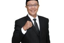 Sumpah Pemuda: Momentum Kebangkitan Kolektif Tanggal 28 Oktober Selalu Mengingatkan Bangsa Ini Pada Ikrar Sakral Para Pemuda Tahun 1928: Satu Tanah Air, Satu Bangsa, Satu Bahasa—Indonesia. Sumpah Pemuda Bukan Sekadar Peristiwa Historis, Tetapi Energi Moral Untuk Terus Memperjuangkan Kemandirian Bangsa. Dulu Perjuangan Dilakukan Dengan Bambu Runcing Dan Pena, Kini Perjuangan Itu Menuntut Transformasi Ekonomi, Kemandirian Finansial, Dan Keadilan Sosial. Spirit Sumpah Pemuda Hari Ini Harus Diterjemahkan Ke Dalam Gerakan Ekonomi Umat Yang Kuat Dan Berkelanjutan. Salah Satu Instrumen Strategis Yang Sesuai Dengan Nilai Keikhlasan, Gotong Royong, Dan Keadilan Sosial Adalah Wakaf Uang. *Wakaf Uang: Instrumen Kemandirian Ekonomi Umat* Wakaf Uang Bukan Sekadar Ibadah Sosial, Melainkan _Financial Instrument_ Yang Mampu Menciptakan Keberlanjutan Ekonomi Berbasis Nilai. Dengan Regulasi Yang Jelas Melalui Uu No. 41 Tahun 2004 Tentang Wakaf, Pp No. 42 Tahun 2006, Dan Dukungan Peraturan Bwi Dan Dsn-Mui, Wakaf Uang Kini Bisa Dikelola Secara Profesional, Transparan, Dan Produktif. Setiap Rupiah Wakaf Uang Memiliki Kekuatan Mengganda: Abadi Dalam Nilai, Produktif Dalam Manfaat. Ketika Dikelola Dengan Prinsip Wakaf Produktif, Dana Ini Dapat Diinvestasikan Ke Instrumen Syariah Seperti Sukuk Negara, Sukuk Korporasi, Cwls (Cash Waqf Linked Sukuk), Cwld (Cash Waqf Linked Deposit), Atau Sektor Riil Yang Menumbuhkan Pelaku Usaha Mikro. Keuntungan Hasil Pengelolaan Disalurkan Kembali Untuk Pemberdayaan Sosial, Pendidikan, Kesehatan, Dan Umk Tanpa Mengurangi Pokoknya. *Dari Idealisme Pemuda Ke Gerakan Ekonomi* Pemuda Hari Ini Tidak Hanya Ditantang Untuk Bersumpah Tentang Identitas, Tetapi Juga Untuk Berikrar Atas Kemandirian Ekonomi Bangsanya Sendiri. Melalui Gerakan Wakaf Uang, Pemuda Dapat Berperan Sebagai Penggerak Transformasi Finansial Yang Berlandaskan Nilai Spiritual. Bayangkan Jika Satu Juta Pemuda Indonesia Mewakafkan Rp100.000 Saja Setiap Bulan. Maka Akan Terkumpul Dana Abadi Rp100 Miliar Per Bulan—Sebuah Dana Kedaulatan Ekonomi Umat Yang Dapat Menghidupi Ribuan Umk Melalui Skema Qardhul Hasan, Membantu Pesantren, Membantu Kaum Dhu'Afa, Dan Memperkuat Ketahanan Sosial Masyarakat. Inilah Bentuk Baru “Sumpah Pemuda Ekonomi”: Satu Visi Kesejahteraan, Satu Semangat Kemandirian, Satu Aksi Wakaf Produktif. *Menanam Abadi, Menuai Berkah Tanpa Henti* Dalam Konsep Ekonomi Wakaf, _Giving Never Ends_. Nilai Kebaikan Terus Berputar, Menciptakan Rantai Keberkahan Yang Tidak Terputus. Wakaf Uang Adalah Jihad Ekonomi Yang Menjadikan Setiap Pemuda Bukan Sekadar Konsumen Global, Tetapi Produsen Kebaikan. Momentum Hari Sumpah Pemuda Harus Menjadi Titik Balik Untuk Mengubah Paradigma: Dari _Charity-Based Movement_ Menuju _Investment-Based Philanthropy_. Gerakan Ini Bukan Sekadar Berbagi, Tapi Membangun Sistem Ekonomi Yang Berkeadilan Dan Berkelanjutan. *Wakaf Uang* Adalah Jembatan Antara Iman Dan Pembangunan, Antara Spiritualitas Dan Kemandirian Nasional. Jika Sumpah Pemuda 1928 Melahirkan Indonesia Merdeka, Maka Sumpah Pemuda Ekonomi Melalui Wakaf Uang Akan Melahirkan Indonesia Berdaulat Dan Makmur. “Bangsa Yang Besar Bukan Hanya Yang Mengenang Perjuangan, Tetapi Yang Melanjutkan Perjuangan Dengan Cara Yang Relevan Di Zamannya.”