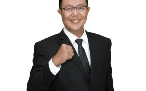 Sumpah Pemuda: Momentum Kebangkitan Kolektif Tanggal 28 Oktober selalu mengingatkan bangsa ini pada ikrar sakral para pemuda tahun 1928: satu tanah air, satu bangsa, satu bahasa—Indonesia. Sumpah Pemuda bukan sekadar peristiwa historis, tetapi energi moral untuk terus memperjuangkan kemandirian bangsa. Dulu perjuangan dilakukan dengan bambu runcing dan pena, kini perjuangan itu menuntut transformasi ekonomi, kemandirian finansial, dan keadilan sosial. Spirit Sumpah Pemuda hari ini harus diterjemahkan ke dalam gerakan ekonomi umat yang kuat dan berkelanjutan. Salah satu instrumen strategis yang sesuai dengan nilai keikhlasan, gotong royong, dan keadilan sosial adalah wakaf uang. *Wakaf Uang: Instrumen Kemandirian Ekonomi Umat* Wakaf uang bukan sekadar ibadah sosial, melainkan _financial instrument_ yang mampu menciptakan keberlanjutan ekonomi berbasis nilai. Dengan regulasi yang jelas melalui UU No. 41 Tahun 2004 tentang Wakaf, PP No. 42 Tahun 2006, dan dukungan Peraturan BWI dan DSN-MUI, wakaf uang kini bisa dikelola secara profesional, transparan, dan produktif. Setiap rupiah wakaf uang memiliki kekuatan mengganda: abadi dalam nilai, produktif dalam manfaat. Ketika dikelola dengan prinsip wakaf produktif, dana ini dapat diinvestasikan ke instrumen syariah seperti sukuk negara, sukuk korporasi, CWLS (Cash Waqf Linked Sukuk), CWLD (Cash Waqf Linked Deposit), atau sektor riil yang menumbuhkan pelaku usaha mikro. Keuntungan hasil pengelolaan disalurkan kembali untuk pemberdayaan sosial, pendidikan, kesehatan, dan UMK tanpa mengurangi pokoknya. *Dari Idealisme Pemuda ke Gerakan Ekonomi* Pemuda hari ini tidak hanya ditantang untuk bersumpah tentang identitas, tetapi juga untuk berikrar atas kemandirian ekonomi bangsanya sendiri. Melalui gerakan wakaf uang, pemuda dapat berperan sebagai penggerak transformasi finansial yang berlandaskan nilai spiritual. Bayangkan jika satu juta pemuda Indonesia mewakafkan Rp100.000 saja setiap bulan. Maka akan terkumpul dana abadi Rp100 miliar per bulan—sebuah dana kedaulatan ekonomi umat yang dapat menghidupi ribuan UMK melalui skema Qardhul Hasan, membantu pesantren, membantu kaum dhu'afa, dan memperkuat ketahanan sosial masyarakat. Inilah bentuk baru “Sumpah Pemuda Ekonomi”: satu visi kesejahteraan, satu semangat kemandirian, satu aksi wakaf produktif. *Menanam Abadi, Menuai Berkah Tanpa Henti* Dalam konsep ekonomi wakaf, _giving never ends_. Nilai kebaikan terus berputar, menciptakan rantai keberkahan yang tidak terputus. Wakaf uang adalah jihad ekonomi yang menjadikan setiap pemuda bukan sekadar konsumen global, tetapi produsen kebaikan. Momentum Hari Sumpah Pemuda harus menjadi titik balik untuk mengubah paradigma: dari _charity-based movement_ menuju _investment-based philanthropy_. Gerakan ini bukan sekadar berbagi, tapi membangun sistem ekonomi yang berkeadilan dan berkelanjutan. *Wakaf uang* adalah jembatan antara iman dan pembangunan, antara spiritualitas dan kemandirian nasional. Jika Sumpah Pemuda 1928 melahirkan Indonesia Merdeka, maka Sumpah Pemuda Ekonomi melalui Wakaf Uang akan melahirkan Indonesia Berdaulat dan Makmur. “Bangsa yang besar bukan hanya yang mengenang perjuangan, tetapi yang melanjutkan perjuangan dengan cara yang relevan di zamannya.”