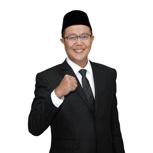 Sumpah Pemuda: Momentum Kebangkitan Kolektif Tanggal 28 Oktober Selalu Mengingatkan Bangsa Ini Pada Ikrar Sakral Para Pemuda Tahun 1928: Satu Tanah Air, Satu Bangsa, Satu Bahasa—Indonesia. Sumpah Pemuda Bukan Sekadar Peristiwa Historis, Tetapi Energi Moral Untuk Terus Memperjuangkan Kemandirian Bangsa. Dulu Perjuangan Dilakukan Dengan Bambu Runcing Dan Pena, Kini Perjuangan Itu Menuntut Transformasi Ekonomi, Kemandirian Finansial, Dan Keadilan Sosial. Spirit Sumpah Pemuda Hari Ini Harus Diterjemahkan Ke Dalam Gerakan Ekonomi Umat Yang Kuat Dan Berkelanjutan. Salah Satu Instrumen Strategis Yang Sesuai Dengan Nilai Keikhlasan, Gotong Royong, Dan Keadilan Sosial Adalah Wakaf Uang. *Wakaf Uang: Instrumen Kemandirian Ekonomi Umat* Wakaf Uang Bukan Sekadar Ibadah Sosial, Melainkan _Financial Instrument_ Yang Mampu Menciptakan Keberlanjutan Ekonomi Berbasis Nilai. Dengan Regulasi Yang Jelas Melalui Uu No. 41 Tahun 2004 Tentang Wakaf, Pp No. 42 Tahun 2006, Dan Dukungan Peraturan Bwi Dan Dsn-Mui, Wakaf Uang Kini Bisa Dikelola Secara Profesional, Transparan, Dan Produktif. Setiap Rupiah Wakaf Uang Memiliki Kekuatan Mengganda: Abadi Dalam Nilai, Produktif Dalam Manfaat. Ketika Dikelola Dengan Prinsip Wakaf Produktif, Dana Ini Dapat Diinvestasikan Ke Instrumen Syariah Seperti Sukuk Negara, Sukuk Korporasi, Cwls (Cash Waqf Linked Sukuk), Cwld (Cash Waqf Linked Deposit), Atau Sektor Riil Yang Menumbuhkan Pelaku Usaha Mikro. Keuntungan Hasil Pengelolaan Disalurkan Kembali Untuk Pemberdayaan Sosial, Pendidikan, Kesehatan, Dan Umk Tanpa Mengurangi Pokoknya. *Dari Idealisme Pemuda Ke Gerakan Ekonomi* Pemuda Hari Ini Tidak Hanya Ditantang Untuk Bersumpah Tentang Identitas, Tetapi Juga Untuk Berikrar Atas Kemandirian Ekonomi Bangsanya Sendiri. Melalui Gerakan Wakaf Uang, Pemuda Dapat Berperan Sebagai Penggerak Transformasi Finansial Yang Berlandaskan Nilai Spiritual. Bayangkan Jika Satu Juta Pemuda Indonesia Mewakafkan Rp100.000 Saja Setiap Bulan. Maka Akan Terkumpul Dana Abadi Rp100 Miliar Per Bulan—Sebuah Dana Kedaulatan Ekonomi Umat Yang Dapat Menghidupi Ribuan Umk Melalui Skema Qardhul Hasan, Membantu Pesantren, Membantu Kaum Dhu'Afa, Dan Memperkuat Ketahanan Sosial Masyarakat. Inilah Bentuk Baru “Sumpah Pemuda Ekonomi”: Satu Visi Kesejahteraan, Satu Semangat Kemandirian, Satu Aksi Wakaf Produktif. *Menanam Abadi, Menuai Berkah Tanpa Henti* Dalam Konsep Ekonomi Wakaf, _Giving Never Ends_. Nilai Kebaikan Terus Berputar, Menciptakan Rantai Keberkahan Yang Tidak Terputus. Wakaf Uang Adalah Jihad Ekonomi Yang Menjadikan Setiap Pemuda Bukan Sekadar Konsumen Global, Tetapi Produsen Kebaikan. Momentum Hari Sumpah Pemuda Harus Menjadi Titik Balik Untuk Mengubah Paradigma: Dari _Charity-Based Movement_ Menuju _Investment-Based Philanthropy_. Gerakan Ini Bukan Sekadar Berbagi, Tapi Membangun Sistem Ekonomi Yang Berkeadilan Dan Berkelanjutan. *Wakaf Uang* Adalah Jembatan Antara Iman Dan Pembangunan, Antara Spiritualitas Dan Kemandirian Nasional. Jika Sumpah Pemuda 1928 Melahirkan Indonesia Merdeka, Maka Sumpah Pemuda Ekonomi Melalui Wakaf Uang Akan Melahirkan Indonesia Berdaulat Dan Makmur. “Bangsa Yang Besar Bukan Hanya Yang Mengenang Perjuangan, Tetapi Yang Melanjutkan Perjuangan Dengan Cara Yang Relevan Di Zamannya.”