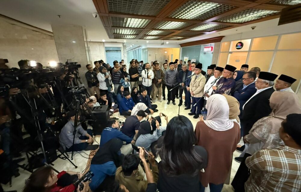 Komisi Viii Dpr Ri Bersama Kementerian Haji Dan Umrah Resmi Menetapkan Biaya Penyelenggaraan Ibadah Haji (Bpih) Tahun 1447 H/2026 M Sebesar Rp87.409.366 Per Jemaah. Dari Total Biaya Tersebut, Rp54.194.366 Dibayar Langsung Oleh Jemaah (Bipih), Sedangkan Rp33.215.000 Bersumber Dari Nilai Manfaat Dana Haji Yang Dikelola Oleh Badan Pengelola Keuangan Haji (Bpkh). Anggota Panitia Kerja (Panja) Haji Dan Anggota Komisi Viii Dpr Ri, Dr. Kh Maman Imanulhaq, Menyambut Baik Keputusan Tersebut. Ia Menilai Bahwa Angka Yang Disepakati Mencerminkan Keseimbangan Antara Kemampuan Finansial Calon Jemaah Dengan Upaya Peningkatan Kualitas Pelayanan Ibadah Haji. “Kami Di Panja Haji Berjuang Agar Biaya Haji Tetap Rasional, Terjangkau, Dan Tidak Membebani Jemaah, Namun Pelayanan Harus Terus Ditingkatkan,” Ujar Kh Maman Di Gedung Dpr Ri Jakarta, Rabu (29/10/2025). Wakil Ketua Fraksi Pkb Itu Menjelaskan, Penetapan Biaya Ini Merupakan Hasil Pembahasan Panjang Dan Mendalam Antara Dpr Dan Pemerintah. Setiap Komponen Biaya Diperhitungkan Secara Cermat, Termasuk Kurs Valuta Asing, Akomodasi, Konsumsi, Serta Transportasi Jemaah Di Tanah Suci. Ia Menegaskan Bahwa Dpr Ri Berkomitmen Menjaga Akuntabilitas Dan Memastikan Setiap Rupiah Yang Dibayarkan Jemaah Benar-Benar Digunakan Untuk Kepentingan Pelayanan Haji. Lebih Lanjut, Kiai Maman Menekankan Pentingnya Transparansi Dan Kejelasan Informasi Kepada Publik. Menurutnya, Keterbukaan Mengenai Struktur Biaya Dan Nilai Manfaat Akan Memperkuat Kepercayaan Masyarakat Terhadap Pengelolaan Dana Haji. “Transparansi Menjadi Kunci Agar Dana Umat Ini Benar-Benar Dikelola Dengan Amanah Dan Profesional,” Tegasnya. Kiai Maman Yang Juga Pengasuh Ponpes Al Mizan Jatiwangi Ini Juga Menegaskan Bahwa Penurunan Biaya Tidak Boleh Diartikan Sebagai Penurunan Standar Layanan. Ia Menuntut Agar Pemerintah Terus Menjaga Mutu Pelayanan Di Semua Aspek, Mulai Dari Akomodasi, Bimbingan Ibadah, Hingga Fasilitas Kesehatan Bagi Jemaah Di Tanah Suci. “Ibadah Haji Adalah Perjalanan Spiritual Sekaligus Cermin Tata Kelola Bangsa. Karena Itu, Peningkatan Layanan Harus Menjadi Prioritas,” Ujarnya. Kiai Maman Juga Mengingatkan Calon Jemaah Untuk Mempersiapkan Pelunasan Sesuai Jadwal Yang Akan Ditetapkan Pemerintah, Termasuk Melengkapi Syarat Administrasi Dan Pemeriksaan Kesehatan. Ia Berharap Penyelenggaraan Haji Tahun 2026 Dapat Berjalan Lancar, Tertib, Dan Memberikan Pengalaman Ibadah Yang Khusyuk Serta Bermartabat. “Keputusan Ini Adalah Hasil Kerja Sama Dpr Dan Pemerintah Yang Berorientasi Pada Kepentingan Umat. Kami Berkomitmen Menghadirkan Penyelenggaraan Ibadah Haji Yang Transparan, Efisien, Dan Berkeadilan Bagi Seluruh Calon Jemaah Indonesia,” Tutup Kiai Maman Imanulhaq.