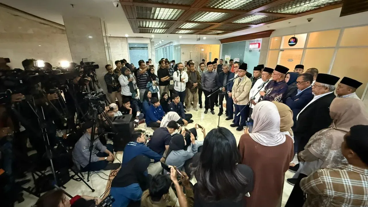 Komisi VIII DPR RI bersama Kementerian Haji dan Umrah resmi menetapkan Biaya Penyelenggaraan Ibadah Haji (BPIH) tahun 1447 H/2026 M sebesar Rp87.409.366 per jemaah. Dari total biaya tersebut, Rp54.194.366 dibayar langsung oleh jemaah (Bipih), sedangkan Rp33.215.000 bersumber dari nilai manfaat dana haji yang dikelola oleh Badan Pengelola Keuangan Haji (BPKH). Anggota Panitia Kerja (Panja) Haji dan anggota Komisi VIII DPR RI, Dr. KH Maman Imanulhaq, menyambut baik keputusan tersebut. Ia menilai bahwa angka yang disepakati mencerminkan keseimbangan antara kemampuan finansial calon jemaah dengan upaya peningkatan kualitas pelayanan ibadah haji. “Kami di Panja Haji berjuang agar biaya haji tetap rasional, terjangkau, dan tidak membebani jemaah, namun pelayanan harus terus ditingkatkan,” ujar KH Maman di Gedung DPR RI Jakarta, Rabu (29/10/2025). Wakil Ketua Fraksi PKB itu menjelaskan, penetapan biaya ini merupakan hasil pembahasan panjang dan mendalam antara DPR dan Pemerintah. Setiap komponen biaya diperhitungkan secara cermat, termasuk kurs valuta asing, akomodasi, konsumsi, serta transportasi jemaah di Tanah Suci. Ia menegaskan bahwa DPR RI berkomitmen menjaga akuntabilitas dan memastikan setiap rupiah yang dibayarkan jemaah benar-benar digunakan untuk kepentingan pelayanan haji. Lebih lanjut, Kiai Maman menekankan pentingnya transparansi dan kejelasan informasi kepada publik. Menurutnya, keterbukaan mengenai struktur biaya dan nilai manfaat akan memperkuat kepercayaan masyarakat terhadap pengelolaan dana haji. “Transparansi menjadi kunci agar dana umat ini benar-benar dikelola dengan amanah dan profesional,” tegasnya. Kiai Maman yang juga Pengasuh Ponpes Al Mizan Jatiwangi ini juga menegaskan bahwa penurunan biaya tidak boleh diartikan sebagai penurunan standar layanan. Ia menuntut agar pemerintah terus menjaga mutu pelayanan di semua aspek, mulai dari akomodasi, bimbingan ibadah, hingga fasilitas kesehatan bagi jemaah di Tanah Suci. “Ibadah haji adalah perjalanan spiritual sekaligus cermin tata kelola bangsa. Karena itu, peningkatan layanan harus menjadi prioritas,” ujarnya. Kiai Maman juga mengingatkan calon jemaah untuk mempersiapkan pelunasan sesuai jadwal yang akan ditetapkan pemerintah, termasuk melengkapi syarat administrasi dan pemeriksaan kesehatan. Ia berharap penyelenggaraan haji tahun 2026 dapat berjalan lancar, tertib, dan memberikan pengalaman ibadah yang khusyuk serta bermartabat. “Keputusan ini adalah hasil kerja sama DPR dan Pemerintah yang berorientasi pada kepentingan umat. Kami berkomitmen menghadirkan penyelenggaraan ibadah haji yang transparan, efisien, dan berkeadilan bagi seluruh calon jemaah Indonesia,” tutup Kiai Maman Imanulhaq.