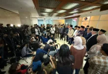 Komisi VIII DPR RI bersama Kementerian Haji dan Umrah resmi menetapkan Biaya Penyelenggaraan Ibadah Haji (BPIH) tahun 1447 H/2026 M sebesar Rp87.409.366 per jemaah. Dari total biaya tersebut, Rp54.194.366 dibayar langsung oleh jemaah (Bipih), sedangkan Rp33.215.000 bersumber dari nilai manfaat dana haji yang dikelola oleh Badan Pengelola Keuangan Haji (BPKH). Anggota Panitia Kerja (Panja) Haji dan anggota Komisi VIII DPR RI, Dr. KH Maman Imanulhaq, menyambut baik keputusan tersebut. Ia menilai bahwa angka yang disepakati mencerminkan keseimbangan antara kemampuan finansial calon jemaah dengan upaya peningkatan kualitas pelayanan ibadah haji. “Kami di Panja Haji berjuang agar biaya haji tetap rasional, terjangkau, dan tidak membebani jemaah, namun pelayanan harus terus ditingkatkan,” ujar KH Maman di Gedung DPR RI Jakarta, Rabu (29/10/2025). Wakil Ketua Fraksi PKB itu menjelaskan, penetapan biaya ini merupakan hasil pembahasan panjang dan mendalam antara DPR dan Pemerintah. Setiap komponen biaya diperhitungkan secara cermat, termasuk kurs valuta asing, akomodasi, konsumsi, serta transportasi jemaah di Tanah Suci. Ia menegaskan bahwa DPR RI berkomitmen menjaga akuntabilitas dan memastikan setiap rupiah yang dibayarkan jemaah benar-benar digunakan untuk kepentingan pelayanan haji. Lebih lanjut, Kiai Maman menekankan pentingnya transparansi dan kejelasan informasi kepada publik. Menurutnya, keterbukaan mengenai struktur biaya dan nilai manfaat akan memperkuat kepercayaan masyarakat terhadap pengelolaan dana haji. “Transparansi menjadi kunci agar dana umat ini benar-benar dikelola dengan amanah dan profesional,” tegasnya. Kiai Maman yang juga Pengasuh Ponpes Al Mizan Jatiwangi ini juga menegaskan bahwa penurunan biaya tidak boleh diartikan sebagai penurunan standar layanan. Ia menuntut agar pemerintah terus menjaga mutu pelayanan di semua aspek, mulai dari akomodasi, bimbingan ibadah, hingga fasilitas kesehatan bagi jemaah di Tanah Suci. “Ibadah haji adalah perjalanan spiritual sekaligus cermin tata kelola bangsa. Karena itu, peningkatan layanan harus menjadi prioritas,” ujarnya. Kiai Maman juga mengingatkan calon jemaah untuk mempersiapkan pelunasan sesuai jadwal yang akan ditetapkan pemerintah, termasuk melengkapi syarat administrasi dan pemeriksaan kesehatan. Ia berharap penyelenggaraan haji tahun 2026 dapat berjalan lancar, tertib, dan memberikan pengalaman ibadah yang khusyuk serta bermartabat. “Keputusan ini adalah hasil kerja sama DPR dan Pemerintah yang berorientasi pada kepentingan umat. Kami berkomitmen menghadirkan penyelenggaraan ibadah haji yang transparan, efisien, dan berkeadilan bagi seluruh calon jemaah Indonesia,” tutup Kiai Maman Imanulhaq.
