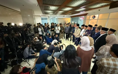 Komisi VIII DPR RI bersama Kementerian Haji dan Umrah resmi menetapkan Biaya Penyelenggaraan Ibadah Haji (BPIH) tahun 1447 H/2026 M sebesar Rp87.409.366 per jemaah. Dari total biaya tersebut, Rp54.194.366 dibayar langsung oleh jemaah (Bipih), sedangkan Rp33.215.000 bersumber dari nilai manfaat dana haji yang dikelola oleh Badan Pengelola Keuangan Haji (BPKH). Anggota Panitia Kerja (Panja) Haji dan anggota Komisi VIII DPR RI, Dr. KH Maman Imanulhaq, menyambut baik keputusan tersebut. Ia menilai bahwa angka yang disepakati mencerminkan keseimbangan antara kemampuan finansial calon jemaah dengan upaya peningkatan kualitas pelayanan ibadah haji. “Kami di Panja Haji berjuang agar biaya haji tetap rasional, terjangkau, dan tidak membebani jemaah, namun pelayanan harus terus ditingkatkan,” ujar KH Maman di Gedung DPR RI Jakarta, Rabu (29/10/2025). Wakil Ketua Fraksi PKB itu menjelaskan, penetapan biaya ini merupakan hasil pembahasan panjang dan mendalam antara DPR dan Pemerintah. Setiap komponen biaya diperhitungkan secara cermat, termasuk kurs valuta asing, akomodasi, konsumsi, serta transportasi jemaah di Tanah Suci. Ia menegaskan bahwa DPR RI berkomitmen menjaga akuntabilitas dan memastikan setiap rupiah yang dibayarkan jemaah benar-benar digunakan untuk kepentingan pelayanan haji. Lebih lanjut, Kiai Maman menekankan pentingnya transparansi dan kejelasan informasi kepada publik. Menurutnya, keterbukaan mengenai struktur biaya dan nilai manfaat akan memperkuat kepercayaan masyarakat terhadap pengelolaan dana haji. “Transparansi menjadi kunci agar dana umat ini benar-benar dikelola dengan amanah dan profesional,” tegasnya. Kiai Maman yang juga Pengasuh Ponpes Al Mizan Jatiwangi ini juga menegaskan bahwa penurunan biaya tidak boleh diartikan sebagai penurunan standar layanan. Ia menuntut agar pemerintah terus menjaga mutu pelayanan di semua aspek, mulai dari akomodasi, bimbingan ibadah, hingga fasilitas kesehatan bagi jemaah di Tanah Suci. “Ibadah haji adalah perjalanan spiritual sekaligus cermin tata kelola bangsa. Karena itu, peningkatan layanan harus menjadi prioritas,” ujarnya. Kiai Maman juga mengingatkan calon jemaah untuk mempersiapkan pelunasan sesuai jadwal yang akan ditetapkan pemerintah, termasuk melengkapi syarat administrasi dan pemeriksaan kesehatan. Ia berharap penyelenggaraan haji tahun 2026 dapat berjalan lancar, tertib, dan memberikan pengalaman ibadah yang khusyuk serta bermartabat. “Keputusan ini adalah hasil kerja sama DPR dan Pemerintah yang berorientasi pada kepentingan umat. Kami berkomitmen menghadirkan penyelenggaraan ibadah haji yang transparan, efisien, dan berkeadilan bagi seluruh calon jemaah Indonesia,” tutup Kiai Maman Imanulhaq.