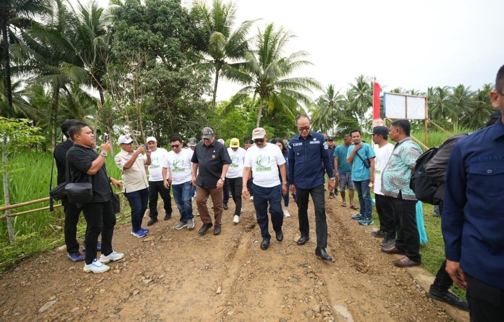 Wali Kota Sukabumi H. Ayep Zaki Menghadiri Pencanangan Dan Penanaman Bambu Betung Yang Digelar Pemerintah Kabupaten Boalemo, Gorontalo. Ini Menjadi Momentum Kebersamaan Dua Daerah Yang Terjalin Dalam Semangat Menanam Kebaikan. “Saya Bersama Bupati Boalemo (Rum Pagau) Dan Wakil Ketua Dprd Provinsi Gorontalo (Ridwan Monoarfa), Baru Saja Menanam Bambu Betung. Ini Menjadi Lambang Menanam Kebaikan Antara Kota Sukabumi Dan Kabupaten Boalemo. Mudah-Mudahan Pada Waktunya, Kita Akan Memanen Benih Kebaikan Ini,” Ujar H. Ayep Zaki Sesaat Setelah Menanam Bambu Betung Di Desa Kuala Lumpur, Kecamatan Paguyaman, Kabupaten Boalemo, Gorontalo, Kamis (30/10/2025). Penanaman Tersebut Juga Disaksikan Anggota Dpr Ri Dari Dapil Gorontalo Yang Juga Ketua Dpw Nasdem Gorontalo, Rachmat Gobel, Bupati Boalemo Rum Pagau, Wakil Bupati Lahmuddin Hambali, Jajaran Forkopimda Boalemo, Serta Sekretaris Daerah Kota Sukabumi, H. Andang Tjahjandi. Dalam Kesempatan Tersebut, Ayep Zaki Menyampaikan Makna Di Balik Penanaman Bambu Betung Yang Dilakukan Bersama Para Tokoh Daerah Dan Nasional, Bahwa Setiap Kebaikan Yang Ditanam Akan Melahirkan Kebaikan Baru Di Masa Mendatang. “Apabila Kita Menanam, Pasti Akan Memanen. Maka Tanamlah Kebaikan Agar Kita Memanen Kebaikan Juga,” Tukasnya. *Menanam Kebaikan Dalam Bentuk Wakaf Produktif* Semangat Menanam Kebaikan Juga Muncul Dalam Bentuk Lain, Yakni Melalui Program Wakaf Produktif Yang Telah Dijalankan Di Kota Sukabumi. Program Ini Mendapat Apresiasi Langsung Dari Rachmat Gobel, Yang Melihat Kesamaan Nilai Antara Gerakan Pelestarian Bambu Dengan Semangat Pemberdayaan Ekonomi Umat Melalui Wakaf. “Saya Menyambut Baik Program Wakaf Produktif Di Kota Sukabumi. Ke Depan, Kami Di Gorontalo Akan Mengimplementasikan Konsep Wakaf Produktif Tersebut,” Ujar Rachmat Gobel Dalam Pernyataannya. Rachmat Gobel Menilai, Gerakan Wakaf Produktif Seperti Yang Dikembangkan Di Kota Sukabumi Adalah Bentuk Nyata Dari Menanam Kebaikan Sosial Dan Ekonomi Yang Hasilnya Dapat Dinikmati Masyarakat Luas. &Quot;Wakaf Tidak Hanya Dimaknai Sebagai Ibadah, Sekaligus Instrumen Pembangunan Berkelanjutan Yang Mampu Memberdayakan Komunitas Dan Memperkuat Kemandirian Ekonomi Umat,&Quot; Jelas Gobel. Ini Seolah Menegaskan Di Akar Rumput Telah Terjalin Kolaborasi Yang Mapan Antara Gorontalo Dan Kota Sukabumi, Rachmat Gobel Dan Ayep Zaki. Di Tempat Yang Sama, Bupati Boalemo Rum Pagau Menilai Kegiatan Penanaman Bambu Ini Sebagai Langkah Strategis Untuk Pelestarian Lingkungan Sekaligus Edukasi Ekologis Bagi Masyarakat. “Program Ini Sangat Bagus, Bambu Di Masa Depan Akan Menjadi Pengganti Kayu. Penebangan Kayu Sangat Dilarang Karena Kita Berada Di Wilayah Khatulistiwa, Di Mana Hutan Kita Adalah Paru-Paru Dunia,” Ungkap Rum Pagau. *Simbol Persaudaraan Dan Peradaban* Penanaman Bambu Betung Di Gorontalo Menjadi Simbol Sinergi Lintas Daerah Yang Menghubungkan Nilai Kearifan Lokal Dengan Gerakan Sosial Modern. Baik Penanaman Bambu Maupun Pengembangan Wakaf Produktif Sama-Sama Berakar Pada Prinsip Keberlanjutan Dan Kemaslahatan. Dari Kegiatan Ini, Terlihat Bagaimana Pemerintah Kota Sukabumi Dan Kabupaten Boalemo Saling Menginspirasi Dalam Membangun Peradaban Baru Yang Berlandaskan Kebaikan, Gotong Royong, Dan Kepedulian Terhadap Lingkungan Serta Kesejahteraan Masyarakat.