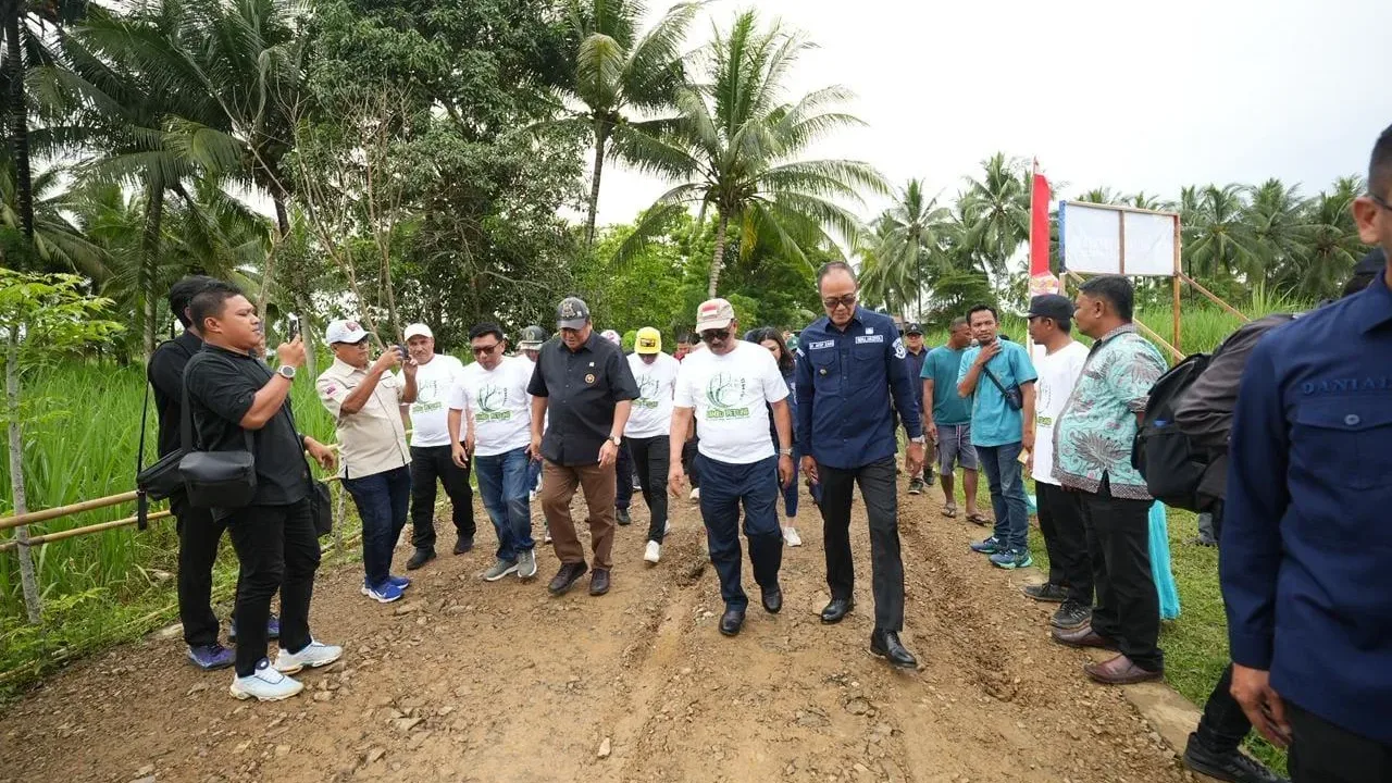 Wali Kota Sukabumi H. Ayep Zaki menghadiri Pencanangan dan Penanaman Bambu Betung yang digelar Pemerintah Kabupaten Boalemo, Gorontalo. Ini menjadi momentum kebersamaan dua daerah yang terjalin dalam semangat menanam kebaikan. “Saya bersama Bupati Boalemo (Rum Pagau) dan Wakil Ketua DPRD Provinsi Gorontalo (Ridwan Monoarfa), baru saja menanam Bambu Betung. Ini menjadi lambang menanam kebaikan antara Kota Sukabumi dan Kabupaten Boalemo. Mudah-mudahan pada waktunya, kita akan memanen benih kebaikan ini,” ujar H. Ayep Zaki sesaat setelah menanam bambu betung di Desa Kuala Lumpur, Kecamatan Paguyaman, Kabupaten Boalemo, Gorontalo, Kamis (30/10/2025). Penanaman tersebut juga disaksikan Anggota DPR RI dari Dapil Gorontalo yang juga Ketua DPW NasDem Gorontalo, Rachmat Gobel, Bupati Boalemo Rum Pagau, Wakil Bupati Lahmuddin Hambali, jajaran Forkopimda Boalemo, serta Sekretaris Daerah Kota Sukabumi, H. Andang Tjahjandi. Dalam kesempatan tersebut, Ayep Zaki menyampaikan makna di balik penanaman Bambu Betung yang dilakukan bersama para tokoh daerah dan nasional, bahwa setiap kebaikan yang ditanam akan melahirkan kebaikan baru di masa mendatang. “Apabila kita menanam, pasti akan memanen. Maka tanamlah kebaikan agar kita memanen kebaikan juga,” tukasnya. *Menanam Kebaikan dalam Bentuk Wakaf Produktif* Semangat menanam kebaikan juga muncul dalam bentuk lain, yakni melalui program wakaf produktif yang telah dijalankan di Kota Sukabumi. Program ini mendapat apresiasi langsung dari Rachmat Gobel, yang melihat kesamaan nilai antara gerakan pelestarian bambu dengan semangat pemberdayaan ekonomi umat melalui wakaf. “Saya menyambut baik program wakaf produktif di Kota Sukabumi. Ke depan, kami di Gorontalo akan mengimplementasikan konsep wakaf produktif tersebut,” ujar Rachmat Gobel dalam pernyataannya. Rachmat Gobel menilai, gerakan wakaf produktif seperti yang dikembangkan di Kota Sukabumi adalah bentuk nyata dari menanam kebaikan sosial dan ekonomi yang hasilnya dapat dinikmati masyarakat luas. "Wakaf tidak hanya dimaknai sebagai ibadah, sekaligus instrumen pembangunan berkelanjutan yang mampu memberdayakan komunitas dan memperkuat kemandirian ekonomi umat," jelas Gobel. Ini seolah menegaskan di akar rumput telah terjalin kolaborasi yang mapan antara Gorontalo dan Kota Sukabumi, Rachmat Gobel dan Ayep Zaki. Di tempat yang sama, Bupati Boalemo Rum Pagau menilai kegiatan penanaman bambu ini sebagai langkah strategis untuk pelestarian lingkungan sekaligus edukasi ekologis bagi masyarakat. “Program ini sangat bagus, bambu di masa depan akan menjadi pengganti kayu. Penebangan kayu sangat dilarang karena kita berada di wilayah khatulistiwa, di mana hutan kita adalah paru-paru dunia,” ungkap Rum Pagau. *Simbol Persaudaraan dan Peradaban* Penanaman Bambu Betung di Gorontalo menjadi simbol sinergi lintas daerah yang menghubungkan nilai kearifan lokal dengan gerakan sosial modern. Baik penanaman bambu maupun pengembangan wakaf produktif sama-sama berakar pada prinsip keberlanjutan dan kemaslahatan. Dari kegiatan ini, terlihat bagaimana Pemerintah Kota Sukabumi dan Kabupaten Boalemo saling menginspirasi dalam membangun peradaban baru yang berlandaskan kebaikan, gotong royong, dan kepedulian terhadap lingkungan serta kesejahteraan masyarakat.