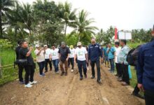 Wali Kota Sukabumi H. Ayep Zaki Menghadiri Pencanangan Dan Penanaman Bambu Betung Yang Digelar Pemerintah Kabupaten Boalemo, Gorontalo. Ini Menjadi Momentum Kebersamaan Dua Daerah Yang Terjalin Dalam Semangat Menanam Kebaikan. “Saya Bersama Bupati Boalemo (Rum Pagau) Dan Wakil Ketua Dprd Provinsi Gorontalo (Ridwan Monoarfa), Baru Saja Menanam Bambu Betung. Ini Menjadi Lambang Menanam Kebaikan Antara Kota Sukabumi Dan Kabupaten Boalemo. Mudah-Mudahan Pada Waktunya, Kita Akan Memanen Benih Kebaikan Ini,” Ujar H. Ayep Zaki Sesaat Setelah Menanam Bambu Betung Di Desa Kuala Lumpur, Kecamatan Paguyaman, Kabupaten Boalemo, Gorontalo, Kamis (30/10/2025). Penanaman Tersebut Juga Disaksikan Anggota Dpr Ri Dari Dapil Gorontalo Yang Juga Ketua Dpw Nasdem Gorontalo, Rachmat Gobel, Bupati Boalemo Rum Pagau, Wakil Bupati Lahmuddin Hambali, Jajaran Forkopimda Boalemo, Serta Sekretaris Daerah Kota Sukabumi, H. Andang Tjahjandi. Dalam Kesempatan Tersebut, Ayep Zaki Menyampaikan Makna Di Balik Penanaman Bambu Betung Yang Dilakukan Bersama Para Tokoh Daerah Dan Nasional, Bahwa Setiap Kebaikan Yang Ditanam Akan Melahirkan Kebaikan Baru Di Masa Mendatang. “Apabila Kita Menanam, Pasti Akan Memanen. Maka Tanamlah Kebaikan Agar Kita Memanen Kebaikan Juga,” Tukasnya. *Menanam Kebaikan Dalam Bentuk Wakaf Produktif* Semangat Menanam Kebaikan Juga Muncul Dalam Bentuk Lain, Yakni Melalui Program Wakaf Produktif Yang Telah Dijalankan Di Kota Sukabumi. Program Ini Mendapat Apresiasi Langsung Dari Rachmat Gobel, Yang Melihat Kesamaan Nilai Antara Gerakan Pelestarian Bambu Dengan Semangat Pemberdayaan Ekonomi Umat Melalui Wakaf. “Saya Menyambut Baik Program Wakaf Produktif Di Kota Sukabumi. Ke Depan, Kami Di Gorontalo Akan Mengimplementasikan Konsep Wakaf Produktif Tersebut,” Ujar Rachmat Gobel Dalam Pernyataannya. Rachmat Gobel Menilai, Gerakan Wakaf Produktif Seperti Yang Dikembangkan Di Kota Sukabumi Adalah Bentuk Nyata Dari Menanam Kebaikan Sosial Dan Ekonomi Yang Hasilnya Dapat Dinikmati Masyarakat Luas. &Quot;Wakaf Tidak Hanya Dimaknai Sebagai Ibadah, Sekaligus Instrumen Pembangunan Berkelanjutan Yang Mampu Memberdayakan Komunitas Dan Memperkuat Kemandirian Ekonomi Umat,&Quot; Jelas Gobel. Ini Seolah Menegaskan Di Akar Rumput Telah Terjalin Kolaborasi Yang Mapan Antara Gorontalo Dan Kota Sukabumi, Rachmat Gobel Dan Ayep Zaki. Di Tempat Yang Sama, Bupati Boalemo Rum Pagau Menilai Kegiatan Penanaman Bambu Ini Sebagai Langkah Strategis Untuk Pelestarian Lingkungan Sekaligus Edukasi Ekologis Bagi Masyarakat. “Program Ini Sangat Bagus, Bambu Di Masa Depan Akan Menjadi Pengganti Kayu. Penebangan Kayu Sangat Dilarang Karena Kita Berada Di Wilayah Khatulistiwa, Di Mana Hutan Kita Adalah Paru-Paru Dunia,” Ungkap Rum Pagau. *Simbol Persaudaraan Dan Peradaban* Penanaman Bambu Betung Di Gorontalo Menjadi Simbol Sinergi Lintas Daerah Yang Menghubungkan Nilai Kearifan Lokal Dengan Gerakan Sosial Modern. Baik Penanaman Bambu Maupun Pengembangan Wakaf Produktif Sama-Sama Berakar Pada Prinsip Keberlanjutan Dan Kemaslahatan. Dari Kegiatan Ini, Terlihat Bagaimana Pemerintah Kota Sukabumi Dan Kabupaten Boalemo Saling Menginspirasi Dalam Membangun Peradaban Baru Yang Berlandaskan Kebaikan, Gotong Royong, Dan Kepedulian Terhadap Lingkungan Serta Kesejahteraan Masyarakat.