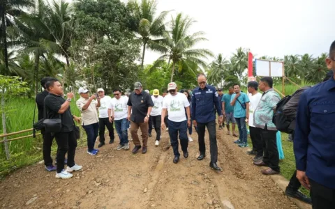 Wali Kota Sukabumi H. Ayep Zaki menghadiri Pencanangan dan Penanaman Bambu Betung yang digelar Pemerintah Kabupaten Boalemo, Gorontalo. Ini menjadi momentum kebersamaan dua daerah yang terjalin dalam semangat menanam kebaikan. “Saya bersama Bupati Boalemo (Rum Pagau) dan Wakil Ketua DPRD Provinsi Gorontalo (Ridwan Monoarfa), baru saja menanam Bambu Betung. Ini menjadi lambang menanam kebaikan antara Kota Sukabumi dan Kabupaten Boalemo. Mudah-mudahan pada waktunya, kita akan memanen benih kebaikan ini,” ujar H. Ayep Zaki sesaat setelah menanam bambu betung di Desa Kuala Lumpur, Kecamatan Paguyaman, Kabupaten Boalemo, Gorontalo, Kamis (30/10/2025). Penanaman tersebut juga disaksikan Anggota DPR RI dari Dapil Gorontalo yang juga Ketua DPW NasDem Gorontalo, Rachmat Gobel, Bupati Boalemo Rum Pagau, Wakil Bupati Lahmuddin Hambali, jajaran Forkopimda Boalemo, serta Sekretaris Daerah Kota Sukabumi, H. Andang Tjahjandi. Dalam kesempatan tersebut, Ayep Zaki menyampaikan makna di balik penanaman Bambu Betung yang dilakukan bersama para tokoh daerah dan nasional, bahwa setiap kebaikan yang ditanam akan melahirkan kebaikan baru di masa mendatang. “Apabila kita menanam, pasti akan memanen. Maka tanamlah kebaikan agar kita memanen kebaikan juga,” tukasnya. *Menanam Kebaikan dalam Bentuk Wakaf Produktif* Semangat menanam kebaikan juga muncul dalam bentuk lain, yakni melalui program wakaf produktif yang telah dijalankan di Kota Sukabumi. Program ini mendapat apresiasi langsung dari Rachmat Gobel, yang melihat kesamaan nilai antara gerakan pelestarian bambu dengan semangat pemberdayaan ekonomi umat melalui wakaf. “Saya menyambut baik program wakaf produktif di Kota Sukabumi. Ke depan, kami di Gorontalo akan mengimplementasikan konsep wakaf produktif tersebut,” ujar Rachmat Gobel dalam pernyataannya. Rachmat Gobel menilai, gerakan wakaf produktif seperti yang dikembangkan di Kota Sukabumi adalah bentuk nyata dari menanam kebaikan sosial dan ekonomi yang hasilnya dapat dinikmati masyarakat luas. "Wakaf tidak hanya dimaknai sebagai ibadah, sekaligus instrumen pembangunan berkelanjutan yang mampu memberdayakan komunitas dan memperkuat kemandirian ekonomi umat," jelas Gobel. Ini seolah menegaskan di akar rumput telah terjalin kolaborasi yang mapan antara Gorontalo dan Kota Sukabumi, Rachmat Gobel dan Ayep Zaki. Di tempat yang sama, Bupati Boalemo Rum Pagau menilai kegiatan penanaman bambu ini sebagai langkah strategis untuk pelestarian lingkungan sekaligus edukasi ekologis bagi masyarakat. “Program ini sangat bagus, bambu di masa depan akan menjadi pengganti kayu. Penebangan kayu sangat dilarang karena kita berada di wilayah khatulistiwa, di mana hutan kita adalah paru-paru dunia,” ungkap Rum Pagau. *Simbol Persaudaraan dan Peradaban* Penanaman Bambu Betung di Gorontalo menjadi simbol sinergi lintas daerah yang menghubungkan nilai kearifan lokal dengan gerakan sosial modern. Baik penanaman bambu maupun pengembangan wakaf produktif sama-sama berakar pada prinsip keberlanjutan dan kemaslahatan. Dari kegiatan ini, terlihat bagaimana Pemerintah Kota Sukabumi dan Kabupaten Boalemo saling menginspirasi dalam membangun peradaban baru yang berlandaskan kebaikan, gotong royong, dan kepedulian terhadap lingkungan serta kesejahteraan masyarakat.