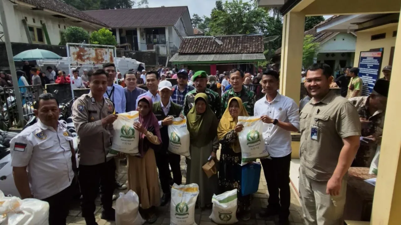 Ringankan Beban Masyarakat, Pemerintah Akan Salurkan Bantuan Pangan Beras dan Minyak Goreng Periode Oktober – November