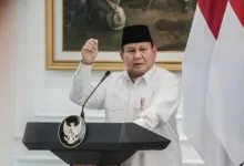JAKARTA – Momentum ulang tahun Presiden Republik Indonesia, Prabowo Subianto, dimaknai secara berbeda oleh Dewan Pimpinan Pusat Gerakan Ekonomi Kreatif (Gerak 08). Bukan sekadar ucapan seremonial, organisasi ini menandai perayaan tersebut dengan meluncurkan delapan program pemberdayaan ekonomi rakyat sebagai bentuk dukungan nyata terhadap kepemimpinan Presiden. Ketua Bidang Organisasi, Kaderisasi, dan Keanggotaan (OKK) DPP Gerak 08, Paulus Victor Motuloh, menyampaikan ucapan selamat ulang tahun sekaligus doa agar Presiden Prabowo selalu diberi kesehatan, kekuatan, dan kebijaksanaan dalam menjalankan amanah memimpin bangsa. “Gerak 08 tidak berhenti pada ucapan. Kami memberi hadiah delapan paket program nyata untuk rakyat, sebagai bukti bahwa kami mendukung penuh kebijakan Presiden Prabowo yang berpihak pada rakyat kecil. Kami pasang badan untuk program Presiden yang pro-rakyat. Gerak 08 tegak lurus dan lurus tegak kepada Presiden Prabowo Subianto,” tegas Paulus di Jakarta, Jumat (17/10/2025). Delapan program yang diluncurkan Gerak 08 mencakup bidang ekonomi, pendidikan, komunikasi publik, dan sosial, semuanya berorientasi pada penguatan kemandirian ekonomi nasional. Berikut rinciannya: 1. DELAPAN (Deretan Tangga Lagu-lagu Perjuangan) – Lomba cipta puisi dan lagu perjuangan untuk menumbuhkan semangat Nasionalisme. 2. PERSP3KTIF-INDONESIA – Program edukatif daring yang mempertemukan eksekutif, legislatif, dan yudikatif dalam diskusi tentang ketatanegaraan dan bela bangsa. 3. POJOK-JATIDIRI (Pojok Jajanan Tradisional Mandiri Rakyat Indonesia) Inisiatif pengembangan UMKM Ibu-ibu Rumah Tangga Untuk memperkuat ekonomi rakyat berbasis Kerajinan untuk kemandirian diseluruh Persada Nusantara tercinta Indonesia. 4. IKRAR INDONESIA (Industri Kerajinan Rakyat Indonesia) Gerakan Pemberdayaan Industri Kerajinan Rakyat yang Berbasis Rumah Tangga. 5. SAYADUA (Sahabat Yatim, Dhuafa, dan Orang Tua Terlantar) Gerakan sosial berkelanjutan sebagai wujud kepedulian terhadap kelompok rentan dan Terpinggirkan. 6. PERKASA-INDONESIA Adalah Pameran On-line dan Off-Line Komoditas Andalan Bangsa Indonesia. 7. TEMBIKAR Gerak 08 (Temu Bincang Pakar Petani dan Pertanian, Perkebunan, Peternakan serta Perikanan) Forum nasional untuk mengangkat Harkat dan Martabat Petani serta Mewujudkan Kedaulatan sektor Pangan Nasional. 8. PENALTI (Perbincangan Nasional Teknologi Informasi) Ruang diskusi Perbincangan Interaktif antara Rakyat dan Presiden untuk memperkuat Komunikasi Informasi dua arah dalam pembangunan digital nasional. Paulus menjelaskan, Delapan langkah konkret tersebut merupakan “Kado Ideologis” dari Gerak 08 untuk Presiden Prabowo, yang dinilai berhasil membangkitkan optimisme rakyat terhadap arah pembangunan nasional. “Ekonomi rakyat harus jadi tiang utama. Ini bukan sekadar slogan, tapi gerakan yang hidup di tengah masyarakat. Program ini adalah cara kami memastikan visi Presiden benar-benar turun sampai ke akar rumput,” ujarnya. Ketua Umum Gerak 08, Revitriyoso Husodo, juga menyampaikan selamat ulang tahun kepada Presiden Prabowo. Ia menegaskan komitmen organisasi untuk selalu berada di garis rakyat dan mendukung penuh setiap kebijakan pemerintah yang berorientasi pada Kesejahteraan Nasional. “Semoga Bapak Presiden Senantiasa diberi Kesehatan dan Kekuatan dan Kebijakan Prima dari Tuhan Yang MahaEsa. Kami, seluruh pengurus Gerak 08, akan terus Tegak lurus bersama Bapak dalam memperjuangkan cita-cita rakyat Indonesia,” ujar Revitriyoso. Gerak 08 menutup pernyataannya dengan semangat Gotong Royong melalui seruan, *Bersama Kita Tuntas Tunaikan Pemberantasan Kemiskinan dan Korupsi dari Diri Kita Sendiri