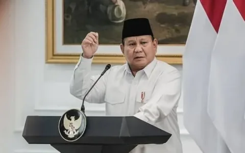 JAKARTA – Momentum ulang tahun Presiden Republik Indonesia, Prabowo Subianto, dimaknai secara berbeda oleh Dewan Pimpinan Pusat Gerakan Ekonomi Kreatif (Gerak 08). Bukan sekadar ucapan seremonial, organisasi ini menandai perayaan tersebut dengan meluncurkan delapan program pemberdayaan ekonomi rakyat sebagai bentuk dukungan nyata terhadap kepemimpinan Presiden. Ketua Bidang Organisasi, Kaderisasi, dan Keanggotaan (OKK) DPP Gerak 08, Paulus Victor Motuloh, menyampaikan ucapan selamat ulang tahun sekaligus doa agar Presiden Prabowo selalu diberi kesehatan, kekuatan, dan kebijaksanaan dalam menjalankan amanah memimpin bangsa. “Gerak 08 tidak berhenti pada ucapan. Kami memberi hadiah delapan paket program nyata untuk rakyat, sebagai bukti bahwa kami mendukung penuh kebijakan Presiden Prabowo yang berpihak pada rakyat kecil. Kami pasang badan untuk program Presiden yang pro-rakyat. Gerak 08 tegak lurus dan lurus tegak kepada Presiden Prabowo Subianto,” tegas Paulus di Jakarta, Jumat (17/10/2025). Delapan program yang diluncurkan Gerak 08 mencakup bidang ekonomi, pendidikan, komunikasi publik, dan sosial, semuanya berorientasi pada penguatan kemandirian ekonomi nasional. Berikut rinciannya: 1. DELAPAN (Deretan Tangga Lagu-lagu Perjuangan) – Lomba cipta puisi dan lagu perjuangan untuk menumbuhkan semangat Nasionalisme. 2. PERSP3KTIF-INDONESIA – Program edukatif daring yang mempertemukan eksekutif, legislatif, dan yudikatif dalam diskusi tentang ketatanegaraan dan bela bangsa. 3. POJOK-JATIDIRI (Pojok Jajanan Tradisional Mandiri Rakyat Indonesia) Inisiatif pengembangan UMKM Ibu-ibu Rumah Tangga Untuk memperkuat ekonomi rakyat berbasis Kerajinan untuk kemandirian diseluruh Persada Nusantara tercinta Indonesia. 4. IKRAR INDONESIA (Industri Kerajinan Rakyat Indonesia) Gerakan Pemberdayaan Industri Kerajinan Rakyat yang Berbasis Rumah Tangga. 5. SAYADUA (Sahabat Yatim, Dhuafa, dan Orang Tua Terlantar) Gerakan sosial berkelanjutan sebagai wujud kepedulian terhadap kelompok rentan dan Terpinggirkan. 6. PERKASA-INDONESIA Adalah Pameran On-line dan Off-Line Komoditas Andalan Bangsa Indonesia. 7. TEMBIKAR Gerak 08 (Temu Bincang Pakar Petani dan Pertanian, Perkebunan, Peternakan serta Perikanan) Forum nasional untuk mengangkat Harkat dan Martabat Petani serta Mewujudkan Kedaulatan sektor Pangan Nasional. 8. PENALTI (Perbincangan Nasional Teknologi Informasi) Ruang diskusi Perbincangan Interaktif antara Rakyat dan Presiden untuk memperkuat Komunikasi Informasi dua arah dalam pembangunan digital nasional. Paulus menjelaskan, Delapan langkah konkret tersebut merupakan “Kado Ideologis” dari Gerak 08 untuk Presiden Prabowo, yang dinilai berhasil membangkitkan optimisme rakyat terhadap arah pembangunan nasional. “Ekonomi rakyat harus jadi tiang utama. Ini bukan sekadar slogan, tapi gerakan yang hidup di tengah masyarakat. Program ini adalah cara kami memastikan visi Presiden benar-benar turun sampai ke akar rumput,” ujarnya. Ketua Umum Gerak 08, Revitriyoso Husodo, juga menyampaikan selamat ulang tahun kepada Presiden Prabowo. Ia menegaskan komitmen organisasi untuk selalu berada di garis rakyat dan mendukung penuh setiap kebijakan pemerintah yang berorientasi pada Kesejahteraan Nasional. “Semoga Bapak Presiden Senantiasa diberi Kesehatan dan Kekuatan dan Kebijakan Prima dari Tuhan Yang MahaEsa. Kami, seluruh pengurus Gerak 08, akan terus Tegak lurus bersama Bapak dalam memperjuangkan cita-cita rakyat Indonesia,” ujar Revitriyoso. Gerak 08 menutup pernyataannya dengan semangat Gotong Royong melalui seruan, *Bersama Kita Tuntas Tunaikan Pemberantasan Kemiskinan dan Korupsi dari Diri Kita Sendiri
