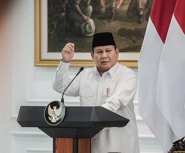 Jakarta – Momentum Ulang Tahun Presiden Republik Indonesia, Prabowo Subianto, Dimaknai Secara Berbeda Oleh Dewan Pimpinan Pusat Gerakan Ekonomi Kreatif (Gerak 08). Bukan Sekadar Ucapan Seremonial, Organisasi Ini Menandai Perayaan Tersebut Dengan Meluncurkan Delapan Program Pemberdayaan Ekonomi Rakyat Sebagai Bentuk Dukungan Nyata Terhadap Kepemimpinan Presiden. Ketua Bidang Organisasi, Kaderisasi, Dan Keanggotaan (Okk) Dpp Gerak 08, Paulus Victor Motuloh, Menyampaikan Ucapan Selamat Ulang Tahun Sekaligus Doa Agar Presiden Prabowo Selalu Diberi Kesehatan, Kekuatan, Dan Kebijaksanaan Dalam Menjalankan Amanah Memimpin Bangsa. “Gerak 08 Tidak Berhenti Pada Ucapan. Kami Memberi Hadiah Delapan Paket Program Nyata Untuk Rakyat, Sebagai Bukti Bahwa Kami Mendukung Penuh Kebijakan Presiden Prabowo Yang Berpihak Pada Rakyat Kecil. Kami Pasang Badan Untuk Program Presiden Yang Pro-Rakyat. Gerak 08 Tegak Lurus Dan Lurus Tegak Kepada Presiden Prabowo Subianto,” Tegas Paulus Di Jakarta, Jumat (17/10/2025). Delapan Program Yang Diluncurkan Gerak 08 Mencakup Bidang Ekonomi, Pendidikan, Komunikasi Publik, Dan Sosial, Semuanya Berorientasi Pada Penguatan Kemandirian Ekonomi Nasional. Berikut Rinciannya: 1. Delapan (Deretan Tangga Lagu-Lagu Perjuangan) – Lomba Cipta Puisi Dan Lagu Perjuangan Untuk Menumbuhkan Semangat Nasionalisme. 2. Persp3Ktif-Indonesia – Program Edukatif Daring Yang Mempertemukan Eksekutif, Legislatif, Dan Yudikatif Dalam Diskusi Tentang Ketatanegaraan Dan Bela Bangsa. 3. Pojok-Jatidiri (Pojok Jajanan Tradisional Mandiri Rakyat Indonesia) Inisiatif Pengembangan Umkm Ibu-Ibu Rumah Tangga Untuk Memperkuat Ekonomi Rakyat Berbasis Kerajinan Untuk Kemandirian Diseluruh Persada Nusantara Tercinta Indonesia. 4. Ikrar Indonesia (Industri Kerajinan Rakyat Indonesia) Gerakan Pemberdayaan Industri Kerajinan Rakyat Yang Berbasis Rumah Tangga. 5. Sayadua (Sahabat Yatim, Dhuafa, Dan Orang Tua Terlantar) Gerakan Sosial Berkelanjutan Sebagai Wujud Kepedulian Terhadap Kelompok Rentan Dan Terpinggirkan. 6. Perkasa-Indonesia Adalah Pameran On-Line Dan Off-Line Komoditas Andalan Bangsa Indonesia. 7. Tembikar Gerak 08 (Temu Bincang Pakar Petani Dan Pertanian, Perkebunan, Peternakan Serta Perikanan) Forum Nasional Untuk Mengangkat Harkat Dan Martabat Petani Serta Mewujudkan Kedaulatan Sektor Pangan Nasional. 8. Penalti (Perbincangan Nasional Teknologi Informasi) Ruang Diskusi Perbincangan Interaktif Antara Rakyat Dan Presiden Untuk Memperkuat Komunikasi Informasi Dua Arah Dalam Pembangunan Digital Nasional. Paulus Menjelaskan, Delapan Langkah Konkret Tersebut Merupakan “Kado Ideologis” Dari Gerak 08 Untuk Presiden Prabowo, Yang Dinilai Berhasil Membangkitkan Optimisme Rakyat Terhadap Arah Pembangunan Nasional. “Ekonomi Rakyat Harus Jadi Tiang Utama. Ini Bukan Sekadar Slogan, Tapi Gerakan Yang Hidup Di Tengah Masyarakat. Program Ini Adalah Cara Kami Memastikan Visi Presiden Benar-Benar Turun Sampai Ke Akar Rumput,” Ujarnya. Ketua Umum Gerak 08, Revitriyoso Husodo, Juga Menyampaikan Selamat Ulang Tahun Kepada Presiden Prabowo. Ia Menegaskan Komitmen Organisasi Untuk Selalu Berada Di Garis Rakyat Dan Mendukung Penuh Setiap Kebijakan Pemerintah Yang Berorientasi Pada Kesejahteraan Nasional. “Semoga Bapak Presiden Senantiasa Diberi Kesehatan Dan Kekuatan Dan Kebijakan Prima Dari Tuhan Yang Mahaesa. Kami, Seluruh Pengurus Gerak 08, Akan Terus Tegak Lurus Bersama Bapak Dalam Memperjuangkan Cita-Cita Rakyat Indonesia,” Ujar Revitriyoso. Gerak 08 Menutup Pernyataannya Dengan Semangat Gotong Royong Melalui Seruan, *Bersama Kita Tuntas Tunaikan Pemberantasan Kemiskinan Dan Korupsi Dari Diri Kita Sendiri