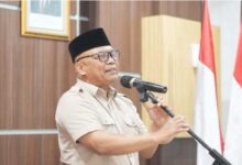 Sebagai Bagian Dari Komitmen Pemerintah Kota Sukabumi Dalam Menjaga Transparansi Dan Akuntabilitas Publik, Penting Untuk Menyampaikan Penjelasan Resmi Kepada Masyarakat Terkait Pembentukan Tim Koordinasi Percepatan Pembangunan (Tkpp)  Sekretaris Daerah Kota Sukabumi, H. Andang Tjahjandi, Menegaskan Bahwa Langkah Pembentukan Tkpp Merupakan Bentuk Komitmen Pemerintah Daerah Dalam Menjaga Prinsip Transparansi, Akuntabilitas, Serta Tata Kelola Pemerintahan Yang Baik (Good Governance). Dalam Pernyataannya, Sekda Menjelaskan Bahwa Pembentukan Tkpp Dilakukan Sesuai Dengan Ketentuan Hukum Yang Berlaku Dan Merupakan Praktik Yang Lazim Diberlakukan Di Berbagai Daerah Serta Telah Diterapkan Pula Pada Periode Sebelumnya. Penyesuaian Nomenklatur Tkpp Disebut Sebagai Upaya Keselarasan Dengan Praktik Di Pemerintah Pusat Maupun Daerah Lain. “Keberadaan Tkpp Dinilai Berdampak Langsung Pada Meningkatnya Pendapatan Asli Daerah (Pad) Serta Menguatnya Sinergi Antarlembaga Dan Perangkat Daerah,” Ujar Sekda Kota Sukabumi. Kontribusi Itu Antara Lain Tercermin Pada Peningkatan Kinerja Sejumlah Bumd Dan Blud Di Kota Sukabumi. Direktur Utama Perumda Bpr Kota Sukabumi, Sutrisno Priyosuryono, Menyampaikan, “Keberadaan Tim Komunikasi Percepatan Pembangunan Memberikan Manfaat Konkret Dalam Meningkatkan Citra Usaha Dan Kepercayaan Publik, Terutama Di Lingkungan Pemkot Sukabumi. Dampak Positif Tersebut Terlihat Dari Peningkatan Kinerja Usaha, Di Mana Laba (Gross) Naik Signifikan Dari Rp2,5 Miliar Pada Periode 2024 Menjadi Rp4,1 Miliar Hingga September 2025 Dengan Roa Mencapai 8,1% Dan Diperoyeksikan Akan Lebih Besar Lagi Sampai Dengan Akhir Tahun 2025. Angka Roa Ini Sangat Baik Bagi Sebuah Bpr Dan Sebagai Informasi Dalam Analisa Tingkat Kesehatan Bank Berdasarkan Perhitungan Roa, Bpr Dapat Dikategorikan Sangat Sehat Dengan Roa Minimal Sama Atau Lebih Besar Dari 2%. Selain Itu, Dalam Diskusi Dengan Ketua Tim Kpp Pada Selasa, 21 Oktober 2025, Disampaikan Berbagai Masukan Dan Rencana Pengembangan Bpr Kota Tidak Hanya Pada Aspek Penghimpunan Dana, Tetapi Juga Dukungan Dalam Penyelesaian Kredit Bermasalah.”  Kinerja Positif Juga Dicatatkan Perumda Air Minum Tirta Bumi Wibawa Setelah Sebelumnya Mencatat Kerugian Rata-Rata Rp3,6 Miliar Per Tahun Sepanjang 2020 Hingga 2024. Plt Direktur Pdam, Dian Afriyandi, Menjelaskan, “Perusahaan Kini Berhasil Membukukan Profit Sebesar Rp410 Juta Per 30 September 2025 Berkat Pengawasan Dewas.” Dian Afriyandi Melanjutkan, “Capaian Yang Tidak Lepas Dari Perhatian Dan Profesionalitas Dewan Pengawas, H. Ubay, Yang Dianggap Sebagai Sosok Pembimbing Sekaligus Pengawas Kinerja Perusahaan Secara Konsisten; Dukungan Kuat Terhadap Inovasi Seperti Pengembangan Produk Amdk; Serta Arahan Wali Kota Selaku Kuasa Pemilik Modal (Kpm) Bersama Dewan Pengawas Terhadap Penanganan Nrw (Kehilangan Air) Melalui Pembentukan Tim Nrw Yang Fokus Melakukan Berbagai Upaya Penurunan Kebocoran Di Cabang Sukabumi 3.” Pada Sektor Layanan Kesehatan, Peningkatan Drastis Juga Terjadi Pada Rsud R. Syamsudin, S.h. “Rumah Sakit Yang Sebelumnya Mengalami Kerugian Kini Berhasil Menorehkan Profit Sebesar Rp7 Miliar Per 30 September 2025,” Ungkap Direktur Rsud, Yanyan Rusyandi.   Ia Menyebutkan Bahwa Peningkatan Signifikan Ini Tidak Lepas Dari Kinerja Ketua Tkpp Yang Juga Menjabat Sebagai Ketua Dewas Rs Dalam Melakukan Monitoring Bulanan Atas Laporan Keuangan Serta Memberikan Rekomendasi Perbaikan, Mengawasi Berbagai Isu Krusial Seperti Penanganan Karyawan Napza, Piutang, Kas Blud, Dan Keluhan Masyarakat, Mengendalikan Belanja Termasuk Remunerasi, Mempercepat Penyelesaian Temuan Bpk, Serta Mendorong Akselerasi Akses Pinjaman Perbankan Guna Memperkuat Likuiditas Dan Pengembangan Layanan Rumah Sakit. Selain Itu, Galih Marelia Selaku Kepala Bpkpd Menjelaskan Bahwa Kontribusi Tkpp Juga Tercermin Pada Peningkatan Pad Kota Sukabumi. Galih Menyebut Capaian Pajak Dan Retribusi Daerah Non-Blud Per 30 September 2024 Tercatat Rp. 66.723.755.800, Meningkat Signifikan Menjadi Rp. 103.726.730.681 Per 30 September 2025 Atau Naik 55%. Pemerintah Juga Membentuk Tim Pic Pad Sebagai Terobosan Untuk Memperkuat Optimalisasi Penerimaan Daerah Dengan Pendekatan Biro Entrepreneur Yang Tetap Menjunjung Akuntabilitas. Menanggapi Pro Kontra Tkpp Serta Dibentukny Panja Tkpp Oleh Dprd Kota Sukabumi, H. Andang Tjahjandi Menyampaikan Harapan Agar Publik Melihat Pembentukan Tkpp Ini Secara Utuh, Objektif, Dan Berbasis Data, Sehingga Tidak Memunculkan Bias Informasi. Ia Menambahkan Bahwa Alokasi Anggaran Penunjang Tkpp Masih Jauh Lebih Kecil Dibanding Capaian Kinerja Yang Diperoleh, Karena Tkpp Berfungsi Sebagai Akselerator Pencapaian Target Pembangunan Daerah. Sekda Menutup Pernyataannya Dengan Memastikan Bahwa Seluruh Kebijakan Terkait Tkpp Dan Penugasan Personelnya Dilakukan Demi Peningkatan Kinerja Fiskal Serta Mutu Pelayanan Publik Yang Berkelanjutan Di Kota Sukabumi. “Pemerintah Kota Sukabumi Berkomitmen Untuk Terus Bekerja Dalam Koridor Akuntabilitas Dan Efektivitas Agar Manfaat Pembangunan Dapat Dirasakan Langsung Oleh Masyarakat,” Tegas Sekretaris Daerah Kota Sukabumi, H. Andang Tjahjandi.