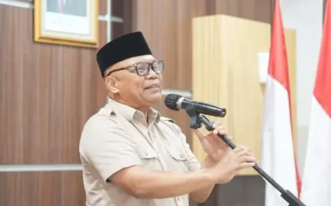 Sebagai bagian dari komitmen Pemerintah Kota Sukabumi dalam menjaga transparansi dan akuntabilitas publik, penting untuk menyampaikan penjelasan resmi kepada masyarakat terkait pembentukan Tim Koordinasi Percepatan Pembangunan (TKPP)  Sekretaris Daerah Kota Sukabumi, H. Andang Tjahjandi, menegaskan bahwa langkah pembentukan TKPP merupakan bentuk komitmen pemerintah daerah dalam menjaga prinsip transparansi, akuntabilitas, serta tata kelola pemerintahan yang baik (good governance). Dalam pernyataannya, Sekda menjelaskan bahwa pembentukan TKPP dilakukan sesuai dengan ketentuan hukum yang berlaku dan merupakan praktik yang lazim diberlakukan di berbagai daerah serta telah diterapkan pula pada periode sebelumnya. Penyesuaian nomenklatur TKPP disebut sebagai upaya keselarasan dengan praktik di pemerintah pusat maupun daerah lain. “Keberadaan TKPP dinilai berdampak langsung pada meningkatnya Pendapatan Asli Daerah (PAD) serta menguatnya sinergi antarlembaga dan perangkat daerah,” ujar Sekda Kota Sukabumi. Kontribusi itu antara lain tercermin pada peningkatan kinerja sejumlah BUMD dan BLUD di Kota Sukabumi. Direktur Utama Perumda BPR Kota Sukabumi, Sutrisno Priyosuryono, menyampaikan, “Keberadaan Tim Komunikasi Percepatan Pembangunan memberikan manfaat konkret dalam meningkatkan citra usaha dan kepercayaan publik, terutama di lingkungan Pemkot Sukabumi. Dampak positif tersebut terlihat dari peningkatan kinerja usaha, di mana laba (gross) naik signifikan dari Rp2,5 miliar pada periode 2024 menjadi Rp4,1 miliar hingga September 2025 dengan ROA mencapai 8,1% dan diperoyeksikan akan lebih besar lagi sampai dengan akhir tahun 2025. Angka ROA ini sangat baik bagi sebuah BPR dan sebagai informasi dalam Analisa Tingkat Kesehatan Bank berdasarkan perhitungan ROA, BPR dapat dikategorikan Sangat Sehat dengan ROA minimal sama atau lebih besar dari 2%. Selain itu, dalam diskusi dengan Ketua Tim KPP pada Selasa, 21 Oktober 2025, disampaikan berbagai masukan dan rencana pengembangan BPR Kota tidak hanya pada aspek penghimpunan dana, tetapi juga dukungan dalam penyelesaian kredit bermasalah.”  Kinerja positif juga dicatatkan Perumda Air Minum Tirta Bumi Wibawa setelah sebelumnya mencatat kerugian rata-rata Rp3,6 miliar per tahun sepanjang 2020 hingga 2024. Plt Direktur PDAM, Dian Afriyandi, menjelaskan, “Perusahaan kini berhasil membukukan profit sebesar Rp410 juta per 30 September 2025 berkat pengawasan Dewas.” Dian Afriyandi melanjutkan, “Capaian yang tidak lepas dari perhatian dan profesionalitas Dewan Pengawas, H. Ubay, yang dianggap sebagai sosok pembimbing sekaligus pengawas kinerja perusahaan secara konsisten; dukungan kuat terhadap inovasi seperti pengembangan produk AMDK; serta arahan Wali Kota selaku Kuasa Pemilik Modal (KPM) bersama Dewan Pengawas terhadap penanganan NRW (kehilangan air) melalui pembentukan Tim NRW yang fokus melakukan berbagai upaya penurunan kebocoran di Cabang Sukabumi 3.” Pada sektor layanan kesehatan, peningkatan drastis juga terjadi pada RSUD R. Syamsudin, S.H. “Rumah sakit yang sebelumnya mengalami kerugian kini berhasil menorehkan profit sebesar Rp7 miliar per 30 September 2025,” ungkap Direktur RSUD, Yanyan Rusyandi.   Ia menyebutkan bahwa peningkatan signifikan ini tidak lepas dari kinerja Ketua TKPP yang juga menjabat sebagai Ketua Dewas RS dalam melakukan monitoring bulanan atas laporan keuangan serta memberikan rekomendasi perbaikan, mengawasi berbagai isu krusial seperti penanganan karyawan NAPZA, piutang, kas BLUD, dan keluhan masyarakat, mengendalikan belanja termasuk remunerasi, mempercepat penyelesaian temuan BPK, serta mendorong akselerasi akses pinjaman perbankan guna memperkuat likuiditas dan pengembangan layanan rumah sakit. Selain itu, Galih Marelia selaku Kepala BPKPD menjelaskan bahwa kontribusi TKPP juga tercermin pada peningkatan PAD Kota Sukabumi. Galih menyebut capaian pajak dan retribusi daerah non-BLUD per 30 September 2024 tercatat Rp. 66.723.755.800, meningkat signifikan menjadi Rp. 103.726.730.681 per 30 September 2025 atau naik 55%. Pemerintah juga membentuk Tim PIC PAD sebagai terobosan untuk memperkuat optimalisasi penerimaan daerah dengan pendekatan Biro Entrepreneur yang tetap menjunjung akuntabilitas. Menanggapi pro kontra TKPP serta dibentukny Panja TKPP oleh DPRD Kota Sukabumi, H. Andang Tjahjandi menyampaikan harapan agar publik melihat pembentukan TKPP ini secara utuh, objektif, dan berbasis data, sehingga tidak memunculkan bias informasi. Ia menambahkan bahwa alokasi anggaran penunjang TKPP masih jauh lebih kecil dibanding capaian kinerja yang diperoleh, karena TKPP berfungsi sebagai akselerator pencapaian target pembangunan daerah. Sekda menutup pernyataannya dengan memastikan bahwa seluruh kebijakan terkait TKPP dan penugasan personelnya dilakukan demi peningkatan kinerja fiskal serta mutu pelayanan publik yang berkelanjutan di Kota Sukabumi. “Pemerintah Kota Sukabumi berkomitmen untuk terus bekerja dalam koridor akuntabilitas dan efektivitas agar manfaat pembangunan dapat dirasakan langsung oleh masyarakat,” tegas Sekretaris Daerah Kota Sukabumi, H. Andang Tjahjandi.